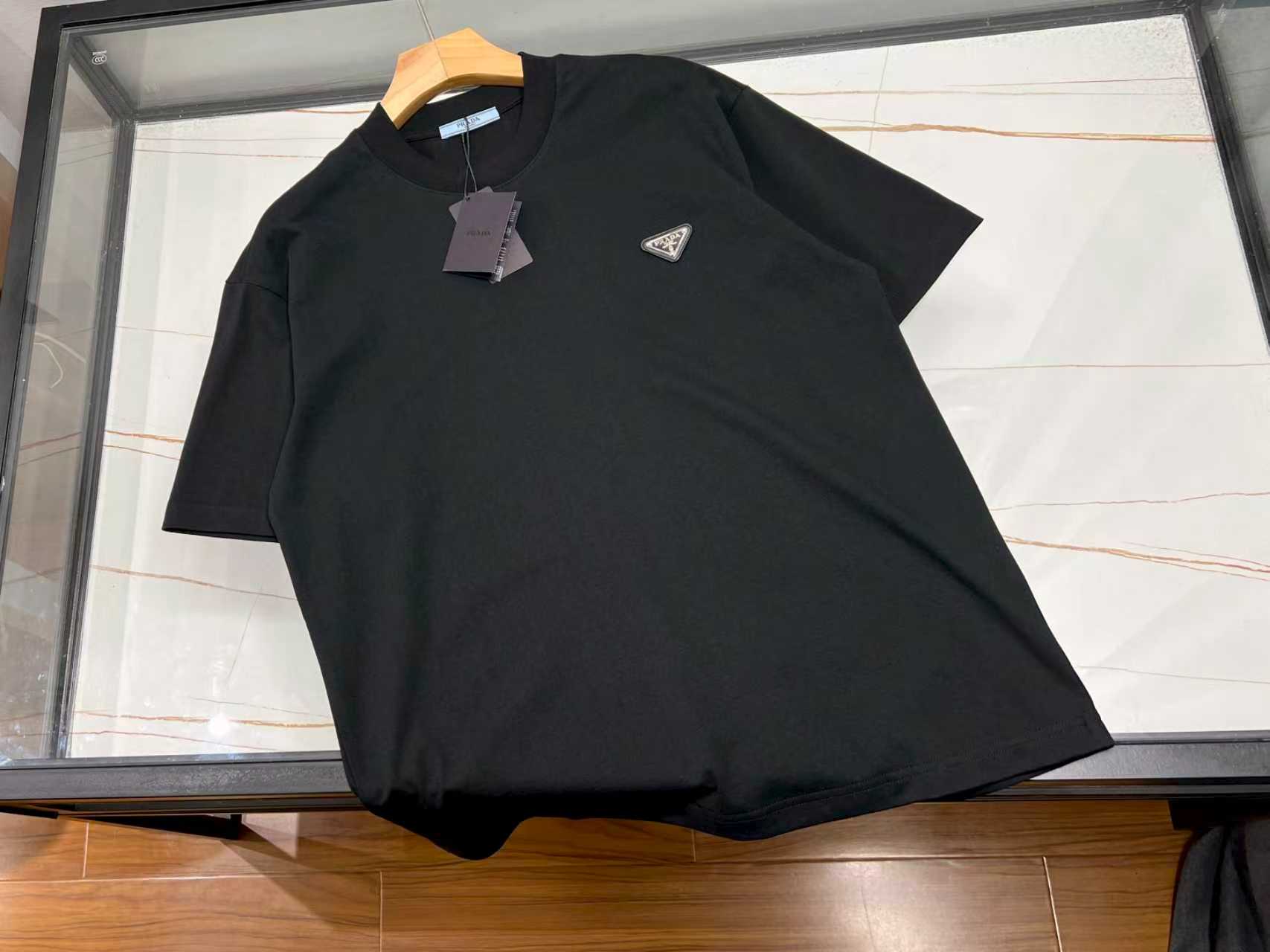 NO:722251,-26SS-Classic patch picture short-sleeves, a perfect blend of fashion and personality. This classic patch picture short-sleeve is definitely a treasure item in the wardrobe. It is based on simple solid colors and cleverly integrated into the personalized patch picture design, instantly breaking the monotony and becoming the visual focus. The patch patterns are in various styles, either retro, trendy, or literary, to meet different aesthetic needs. The high-quality fabric is soft and skin-friendly, has good breathability, is comfortable to wear, and has no sense of restraint in activities.  Whether it is paired with casual jeans to show a casual and comfortable style; or paired with sports shorts to create a dynamic and sporty style; or worn with a thin jacket to add a sense of layering, it can be easily controlled. Whether it is a daily outing, a gathering with friends, or sports and fitness, wearing it, you are the most unique presence in the crowd, showing your personality and attitude, releasing unlimited charm. Available from stock in two colors S-XL, Prada-clothing, prada, shorts, jeans, jackets & coats, T-shirt,19860909-26SS-经典贴片图片短袖,时尚与个性完美融合 这款经典贴片图片短袖,绝对是衣橱里的宝藏单品.它以简约纯色为底,巧妙融入个性贴片图片设计,瞬间打破单调,成为视觉焦点. 贴片图案风格多样,或复古、或潮流、或文艺,满足不同审美需求.优质面料柔软亲肤,透气性佳,穿着舒适自在,活动毫无束缚感. 无论是搭配休闲牛仔裤,展现随性自在；还是配上运动短裤,打造活力运动风；亦或是外搭一件薄外套,增添层次感,它都能轻松驾驭.无论是日常出街、朋友聚会还是运动健身,穿上它,你就是人群中最独特的存在,彰显个性态度,释放无限魅力. 现货发货二色S-XL,普拉达-服装,prada,shorts,jeans,jackets & coats,T-shirt,,Women's clothing