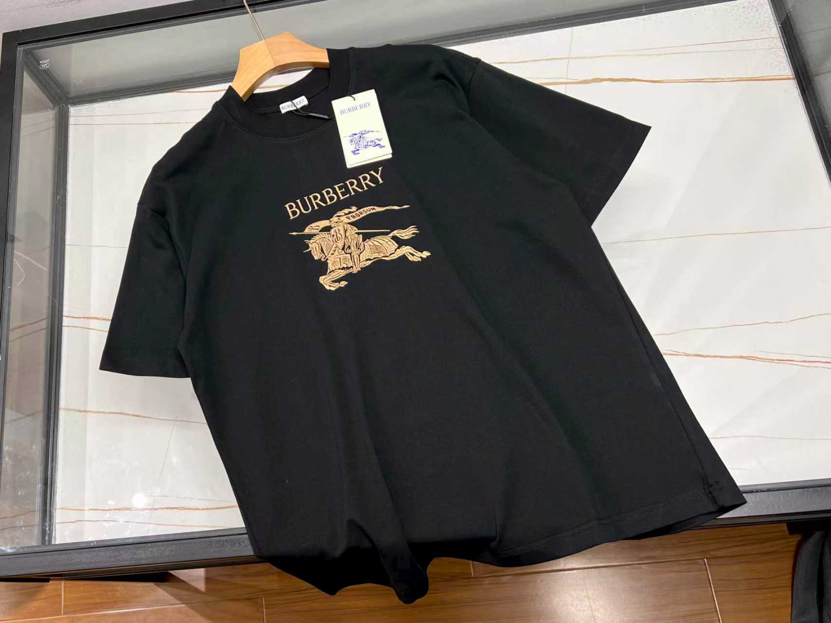 NO:722261,-26SS - Personalized short sleeves on the chest, a must-have for summer trends. This short sleeve with a unique pattern on the chest is simply a treasure in the summer wardrobe. The pattern design is unique, or abstract art, or interesting cartoons, which instantly breaks the monotony and makes you stand out from the crowd. The fabric is skin-friendly and breathable, making it burden-free to wear in hot summers, keeping you fresh at all times. The fit is loose and comfortable, not flattering on your figure, and is perfect for wearing alone or with a jacket. Paired with jeans, it is casual and casual; paired with shorts, it is full of energy.  It is not only a symbol of fashion, but also an expression of personality. Wear it, walk confidently on the streets, show your unique self, become a beautiful landscape in summer, and easily control your sense of fashion. Available in stock in two colors S-XL, Burberry-clothing, shorts, jeans, jackets & coats, T-shirt,19860909-26SS——胸前个性短袖,夏日潮流必备 这件胸前带有独特图案的短袖,简直是夏日衣橱的宝藏单品.图案设计别具一格,或抽象艺术,或趣味卡通,瞬间打破单调,让你在人群中脱颖而出. 面料亲肤透气,炎炎夏日穿着毫无负担,时刻保持清爽.版型宽松舒适,不挑身材,无论是单穿还是搭配外套都超合适.搭配牛仔裤,休闲随性；配上短裤,活力满满. 它不仅是时尚的象征,更是个性的表达.穿上它,自信地走在街头,展现独一无二的自己,成为夏日里一道亮丽的风景线,轻松拿捏时尚感. 现货发售二色S-XL,博柏利-服装,shorts,jeans,jackets & coats,T-shirt,,Women's clothing