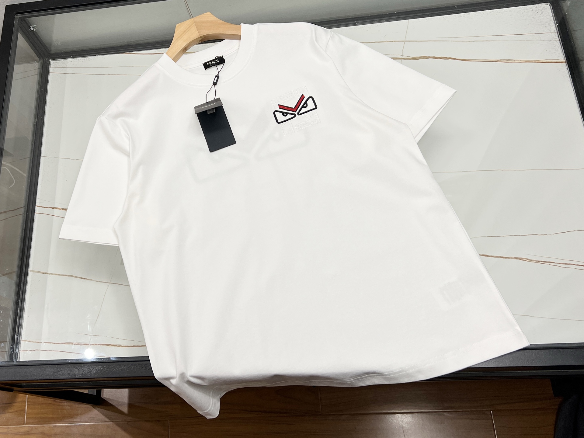 NO:722269,-26SS - Personalized short sleeves on the chest, a must-have for summer trends. This short sleeve with a unique pattern on the chest is simply a treasure in the summer wardrobe. The pattern design is unique, or abstract art, or interesting cartoons, which instantly breaks the monotony and makes you stand out from the crowd. The fabric is skin-friendly and breathable, making it burden-free to wear in hot summers, keeping you fresh at all times. The fit is loose and comfortable, not flattering on your figure, and is perfect for wearing alone or with a jacket. Paired with jeans, it is casual and casual; paired with shorts, it is full of energy.  It is not only a symbol of fashion, but also an expression of personality. Wear it, walk confidently on the streets, show your unique self, become a beautiful scenery in summer, and easily grasp the sense of fashion. Ready delivery of two colors S-XL, Fendi-clothing, fendi, shorts, jeans, jackets & coats, T-shirt,19860909-26SS——胸前个性短袖,夏日潮流必备 这件胸前带有独特图案的短袖,简直是夏日衣橱的宝藏单品.图案设计别具一格,或抽象艺术,或趣味卡通,瞬间打破单调,让你在人群中脱颖而出. 面料亲肤透气,炎炎夏日穿着毫无负担,时刻保持清爽.版型宽松舒适,不挑身材,无论是单穿还是搭配外套都超合适.搭配牛仔裤,休闲随性；配上短裤,活力满满. 它不仅是时尚的象征,更是个性的表达.穿上它,自信地走在街头,展现独一无二的自己,成为夏日里一道亮丽的风景线,轻松拿捏时尚感. 现货发货二色S-XL,芬迪-服装,fendi,shorts,jeans,jackets & coats,T-shirt,,Women's clothing