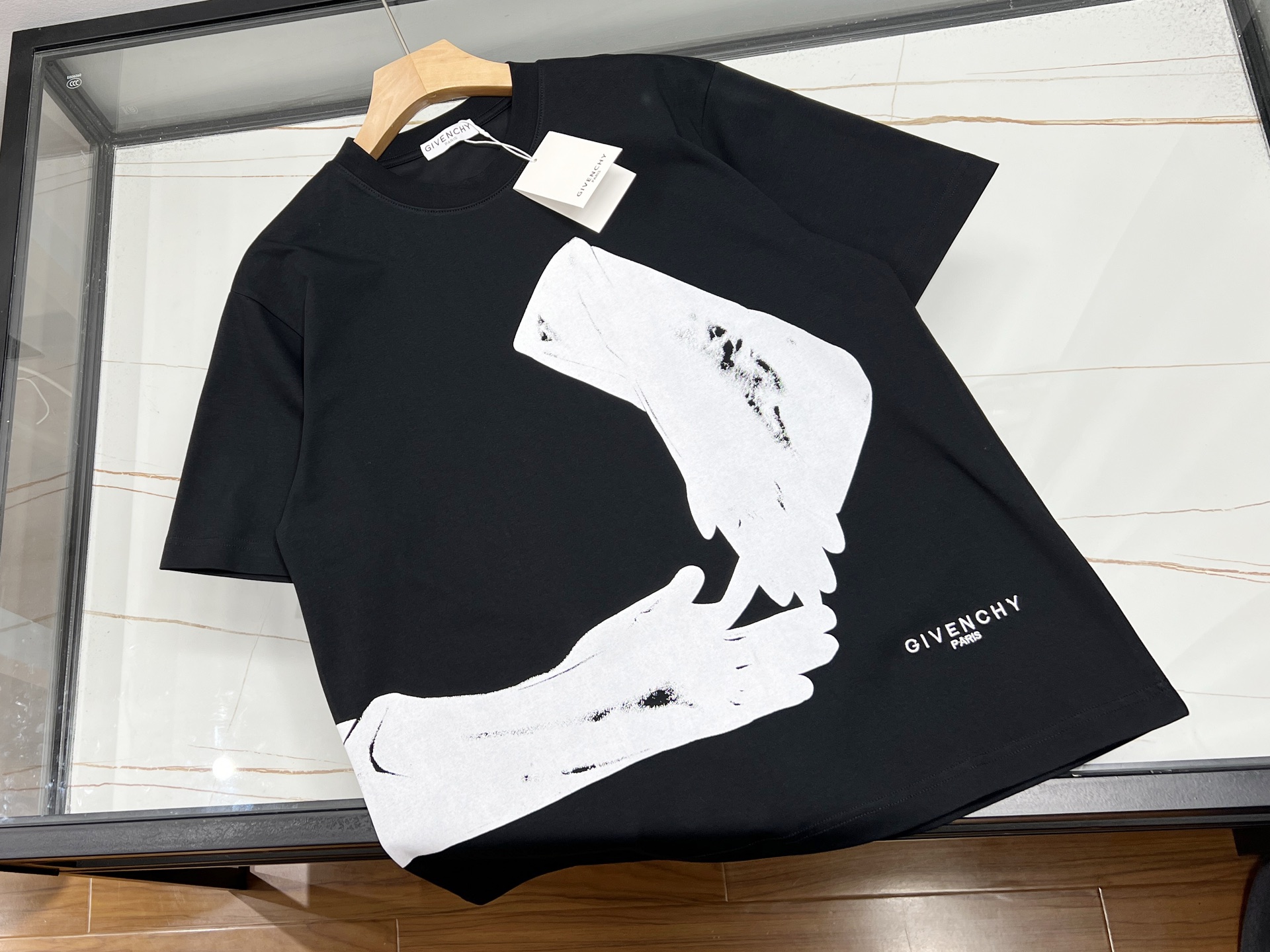 NO:722276,-26SS - Personalized short sleeves on the chest, a must-have for summer trends. This short sleeve with a unique pattern on the chest is simply a treasure in the summer wardrobe. The pattern design is unique, or abstract art, or interesting cartoons, which instantly breaks the monotony and makes you stand out from the crowd. The fabric is skin-friendly and breathable, making it burden-free to wear in hot summers, keeping you fresh at all times. The fit is loose and comfortable, not flattering on your figure, and is perfect for wearing alone or with a jacket. Paired with jeans, it is casual and casual; paired with shorts, it is full of energy.  It is not only a symbol of fashion, but also an expression of personality. Wear it, walk confidently on the streets, show your unique self, become a beautiful landscape in summer, and easily grasp the sense of fashion. Ready delivery of two colors S-XL, Givenchy-clothing, givenchy, shorts, jeans, jackets & coats, T-shirt,19860909-26SS——胸前个性短袖,夏日潮流必备 这件胸前带有独特图案的短袖,简直是夏日衣橱的宝藏单品.图案设计别具一格,或抽象艺术,或趣味卡通,瞬间打破单调,让你在人群中脱颖而出. 面料亲肤透气,炎炎夏日穿着毫无负担,时刻保持清爽.版型宽松舒适,不挑身材,无论是单穿还是搭配外套都超合适.搭配牛仔裤,休闲随性；配上短裤,活力满满. 它不仅是时尚的象征,更是个性的表达.穿上它,自信地走在街头,展现独一无二的自己,成为夏日里一道亮丽的风景线,轻松拿捏时尚感. 现货发货二色S-XL,纪梵希-服装,givenchy,shorts,jeans,jackets & coats,T-shirt,,Women's clothing