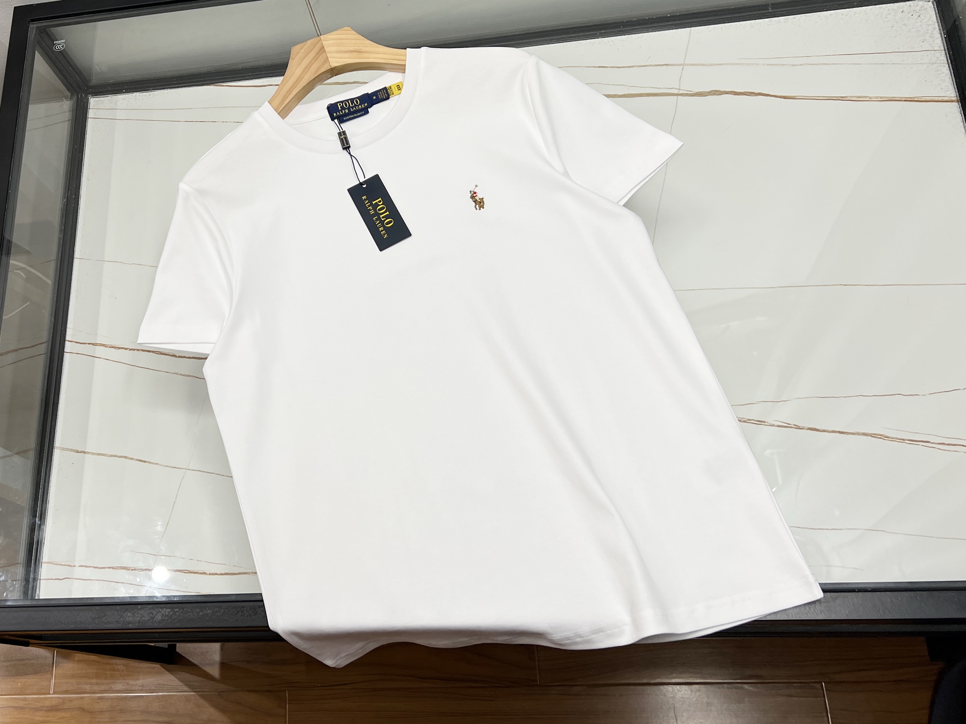 NO:720411,The highest version on the market, the girl inspects the goods, trims the three marks on the threads, and delivers the goods. You can post pictures and take videos. If you want quality or service, please add me on WeChat. We will not accept urgent orders. -26SS——The perfect fusion of fashion and personality of letter embroidered short sleeves. This letter embroidered short sleeve is a treasure item in the summer wardrobe. It is made of high-quality cotton, which is soft to the touch and skin-friendly, and has excellent breathability. Even in the hot summer, it allows the skin to breathe freely and keeps you dry and comfortable at all times.  Its uniqueness lies in the exquisite letter embroidery design, each stitch and thread are meticulous, and the letters are outlined vividly, adding an artistic and fashionable style to the simple short sleeves. Whether it is worn alone to show casualness or as an inner layer, it can be easily controlled in a variety of styles. The color selection is rich and diverse to meet different preferences and matching needs. Wear it and walk on the street, you will be the focus of fashion, easily showing your unique personality and taste.  Available now in three colors S-XL, men's clothing, jackets & coats, T-shirts,19860909市面最高版本小妹验货、修剪线头上三标、发货可发图及拍视频,要品质要服务的加我微信,不接急单. -26SS———字母刺绣短袖时尚与个性的完美融合 这款字母刺绣短袖,是夏日衣橱的宝藏单品.精选优质棉料,触感柔软亲肤,透气性绝佳,即便在炎炎夏日,也能让肌肤畅快呼吸,时刻保持干爽舒适. 其独特之处在于精致的字母刺绣设计,每一针每一线都细腻入微,将字母勾勒得栩栩如生,为简约的短袖增添了艺术感与时尚范.无论是单穿,展现随性自在；还是作为内搭,搭配外套,都能轻松驾驭多种风格. 颜色选择丰富多样,满足不同喜好与搭配需求.穿上它,走在街头,你就是时尚焦点,轻松彰显独特个性与品味. 现货发售三色S-XL,男装,jackets & coats,T-shirt,,Women's clothing