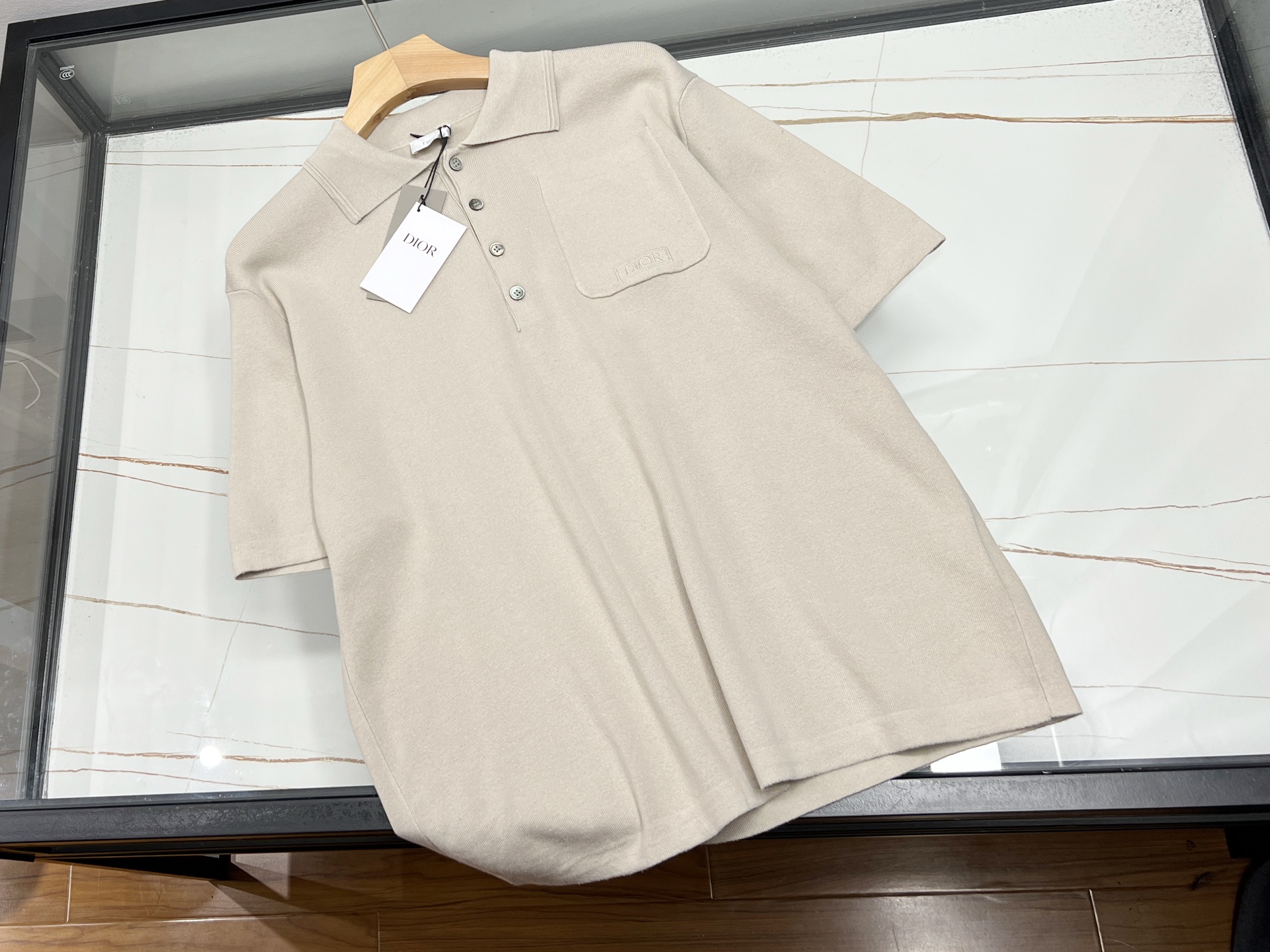 NO:720418,-26SS——Fashionable short sleeves with letter lapels, a trendy item not to be missed this summer!  Its unique lapel design breaks the rules and cleverly incorporates personalized lettering elements, injecting a fashionable soul into simple short sleeves. The selected high-quality fabrics are skin-friendly and breathable, making it comfortable and comfortable to wear. It can be easily used whether it is daily outings, casual gatherings or sports and fitness.  Letter printing or exquisite embroidery shows your unique taste and attitude, making you stand out from the crowd. Pair it with jeans, skirts or sweatpants to show different style charms and easily create a casual yet fashionable look. This summer, let this stylish short-sleeved letter lapel become a must-have in your wardrobe and lead the new trend!  Ready for sale in two colors S-XL, Dior-clothing, dior, skirts, jeans, T-shirt,19860909-26SS——字母翻领时尚短袖,是今夏不可错过的潮流单品！其独特翻领设计打破常规,巧妙融入个性字母元素,为简约短袖注入时尚灵魂.精选优质面料,亲肤透气,穿着舒适自在,无论是日常出街、休闲聚会还是运动健身,都能轻松驾驭. 字母印花或精致刺绣,彰显独特品味与态度,让你在人群中脱颖而出.搭配牛仔裤、短裙或运动裤,都能展现出不同的风格魅力,轻松打造出随性又不失时尚感的造型.这个夏天,就让这件字母翻领时尚短袖,成为你衣橱里的必备之选,引领潮流新风尚！ 现货发售二色S-XL,迪奥-服装,dior,skirts,jeans,T-shirt,,Women's clothing