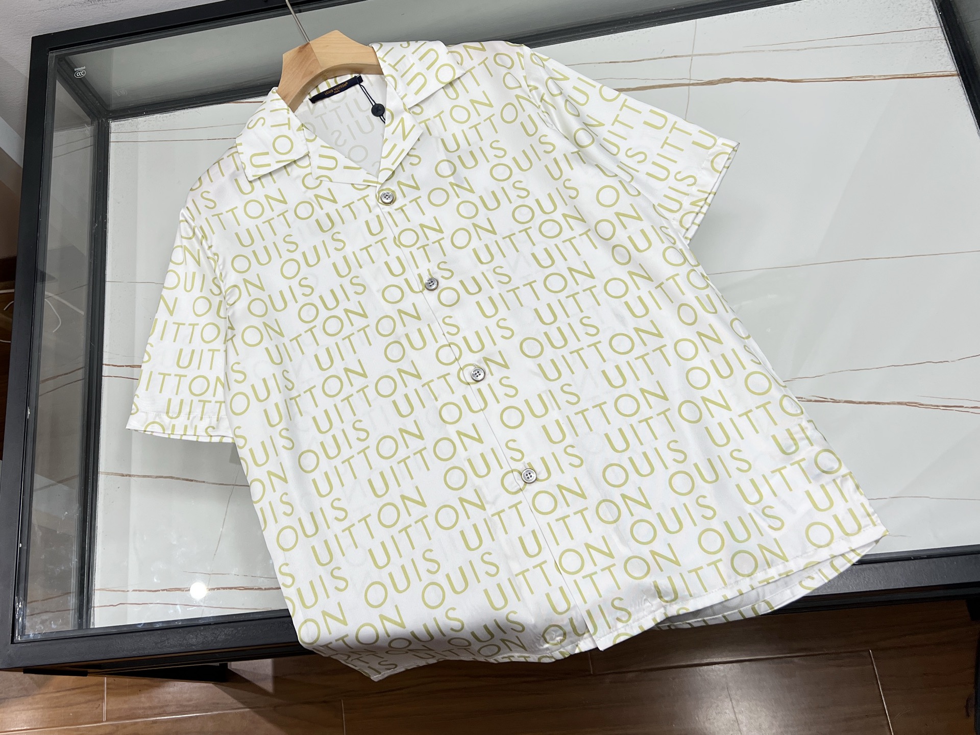 NO:742852,-26SS—Beach casual shirt is an elegant choice for the seaside in summer. In summer when the sun and waves intertwine, a beach casual shirt is a must-have item for a romantic vacation. Selected pure cotton or cotton and linen blended fabrics are as light and breathable as the sea breeze, and have a delicate touch that gently wraps the skin, keeping you fresh and comfortable even under the scorching sun. The fabric treated with special technology is both wrinkle-resistant and quick-drying, allowing you to say goodbye to the worries of wearing clothes for playing at the beach.  The classic stand-up collar design modifies the neck line, the slim cut outlines the graceful figure, and the unique cuff design cleverly covers arm fat. From white as pure as waves, to blue as deep as the ocean, to vibrant coral, there are multiple color options to meet the matching needs of different occasions. The tassel decoration on the hem of the clothes flutters in the wind, and the exquisite buttons and personalized patterns embellish the details, each of which shows good taste.  多功能口袋设计贴心实用,手机、防晒霜等小物轻松收纳.无论是搭配牛仔裤漫步沙滩,还是配短裤享受阳光浴,都能演绎出随性自在的度假风情.穿上它,让衬衫的纯白与大海的蔚蓝碰撞出最治愈的色彩组合,成为这个夏天海边最亮丽的风景线. 现货发售三色S-XL,路易威登-服装,louis vuitton,shorts,jeans,shirts,19860909-26SS—沙滩休闲衬衫夏日海边的优雅之选 在阳光与海浪交织的夏日,一件沙滩休闲衬衫是开启浪漫度假时光的必备单品.精选纯棉或棉麻混纺面料,轻盈透气如海风拂面,细腻触感温柔包裹肌肤,即使烈日当空也能保持清爽自在.特殊工艺处理的面料兼具抗皱性与速干性,让你告别海边游玩的衣物烦恼. 经典立领设计修饰颈部线条,修身剪裁勾勒曼妙身姿,独特的袖口设计巧妙遮盖手臂赘肉.从纯净如浪花的白色,到深邃如海洋的蓝色,再到活力四射的珊瑚色,多色选择满足不同场合搭配需求.衣摆处的流苏装饰随风轻扬,精致纽扣与个性图案点缀细节,每一处都彰显着不俗品味. 多功能口袋设计贴心实用,手机、防晒霜等小物轻松收纳.无论是搭配牛仔裤漫步沙滩,还是配短裤享受阳光浴,都能演绎出随性自在的度假风情.穿上它,让衬衫的纯白与大海的蔚蓝碰撞出最治愈的色彩组合,成为这个夏天海边最亮丽的风景线. 现货发售三色S-XL,路易威登-服装,louis vuitton,shorts,jeans,shirts,,Women's clothing