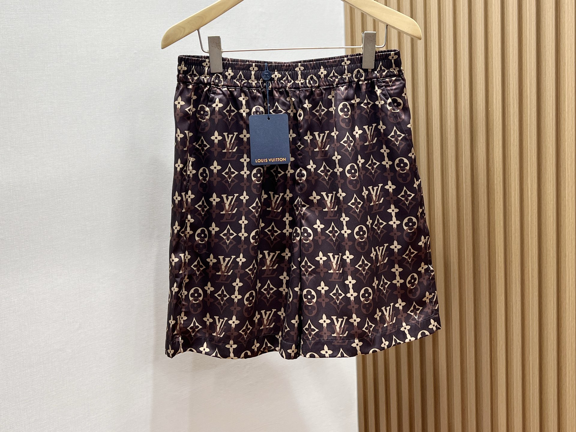 NO:742847,-26SS—A must-have for summer!  These casual beach shorts will make you the center of attention in an instant. In the hot summer, how can you live without a pair of comfortable and fashionable beach casual shorts?  These shorts are specially designed for beach vacations and outdoor leisure. They are an excellent companion for you to enjoy summer. They are made of high-quality fabrics, soft and skin-friendly, and have excellent breathability. Even if you move for a long time under the scorching sun, you can stay dry and comfortable, away from stuffiness and stickiness. The loose fit design is not flattering to your figure, allowing you to move freely without restraint, allowing you to enjoy running and playing on the beach.  The unique design style combines fashion elements with casual charm. Whether paired with a simple T-shirt or a personalized vest, you can easily create a trendy look. Wear it, stroll on the beach, and the sea breeze blows gently. You will be the most beautiful scenery, starting a pleasant summer journey!  Three colors S-XL, Louis Vuitton-clothing, Louis Vuitton, shorts, tees, t-shirt, available for sale now.19860909-26SS—夏日必备！这条沙滩休闲短裤让你秒变焦点 夏日炎炎,怎能少得了一条舒适又时尚的沙滩休闲短裤？这款短裤专为沙滩度假、户外休闲打造,是您畅享夏日的绝佳伴侣. 它精选优质面料,柔软亲肤,透气性极佳,即使在烈日下长时间活动,也能保持干爽舒适,远离闷热与黏腻.宽松的版型设计,不挑身材,活动自如无束缚,让您尽情享受沙滩上的奔跑、嬉戏. 独特的设计风格,融合了时尚元素与休闲韵味,无论是搭配简约的T恤,还是个性的背心,都能轻松打造出潮流造型.穿上它,漫步在沙滩上,海风轻拂,你就是那道最亮丽的风景线,开启一段惬意的夏日之旅！ 现货发售三色S-XL,路易威登-服装,louis vuitton,shorts,tees，t-shirt,,Women's clothing