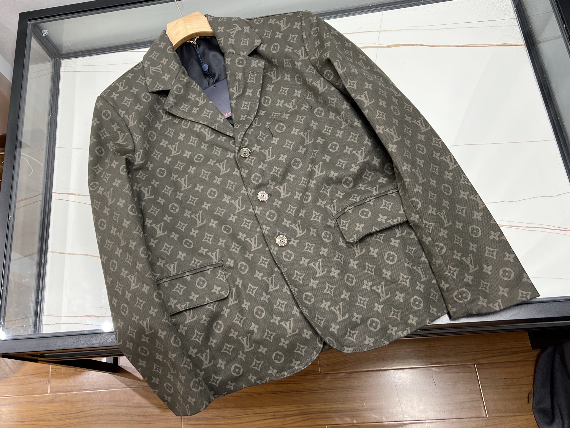 NO:722309,-26SS - Camouflage casual and fashionable single suit jacket unlocks new trends in diverse outfits. This camouflage casual and fashionable single suit jacket is a fashion tool that breaks the rules. Classic camouflage elements are integrated into the neat suit silhouette, combining hardness and softness, creating a unique charm.  The fabric is of high-quality texture, crisp and stylish, and is comfortable, comfortable and energetic to wear. It has a versatile style. Pair it with a simple white T-shirt and jeans, and you will instantly become a street trend. Paired with a shirt and trousers, it can also be adapted to semi-formal occasions. Whether it is a daily outing, a gathering of friends, or a business and leisure scene, it can be easily controlled, allowing you to stand out from the crowd, become the focus of fashion, and easily show your personality, attitude and unique taste. Camouflage S-XL, Louis Vuitton-clothing, Louis  vuitton,jeans,jackets & coats,shirts,business suit,19860909-26SS——迷彩休闲时尚单西外套解锁多元穿搭新潮流 这款迷彩休闲时尚单西外套,是打破常规的时尚利器.经典迷彩元素融入利落西装版型,刚柔并济,碰撞出独特魅力. 面料质感上乘,挺括有型,穿着舒适自在又显精神.它风格百搭,内搭简约白T,下搭牛仔裤,秒变街头潮人；搭配衬衫与西裤,又能适应半正式场合.无论是日常出街、朋友聚会,还是商务休闲场景,它都能轻松驾驭,让你在人群中脱颖而出,成为时尚焦点,轻松展现个性态度与独特品味. 现货发售迷彩S-XL,路易威登-服装,louis vuitton,jeans,jackets & coats,shirts,business suit,,Women's clothing