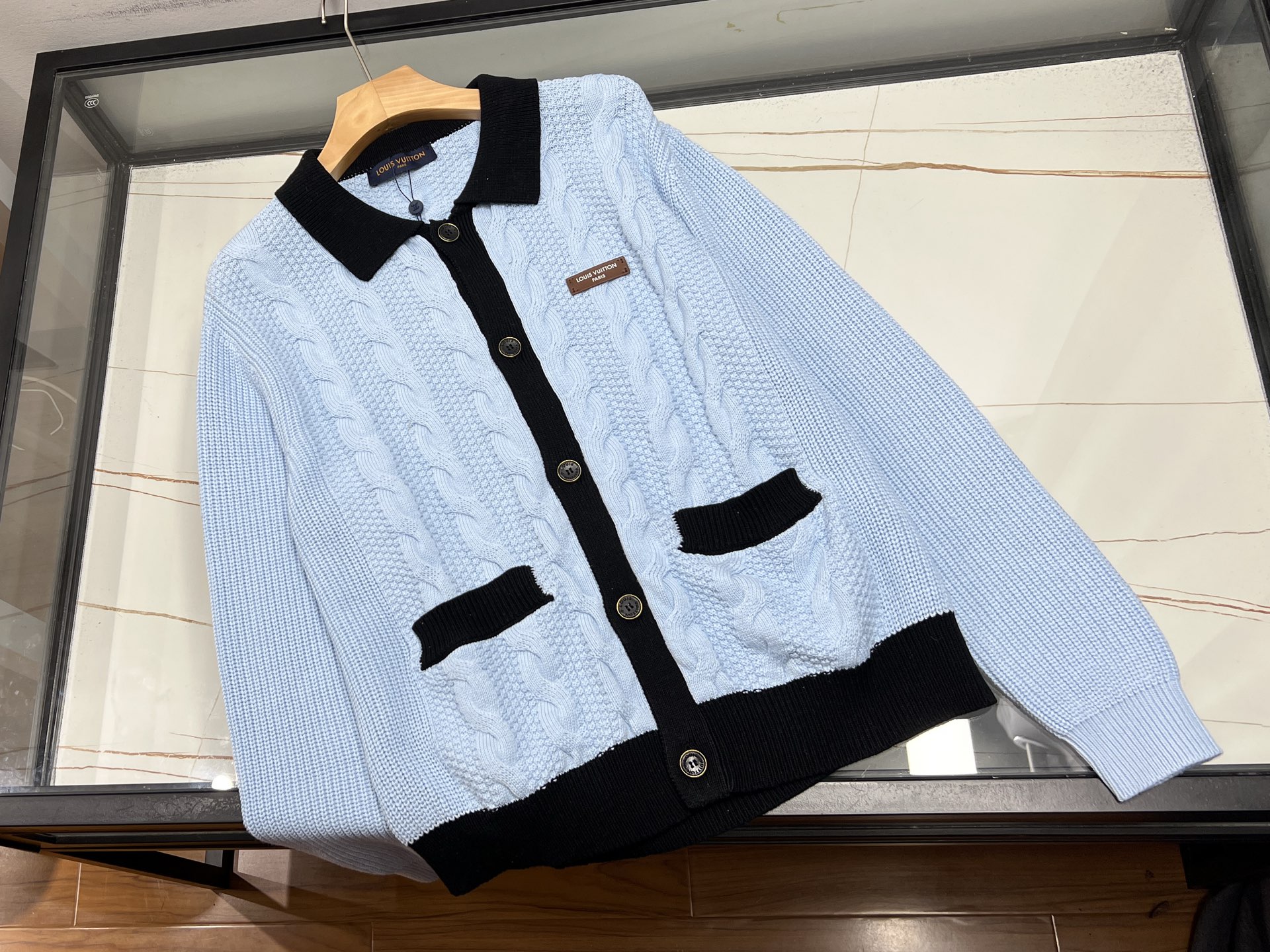 NO:722302,-26SS——The pin fashion cardigan unlocks a new code for personalized dressing. The pin fashion cardigan is undoubtedly a unique existence in the current trend world. It cleverly integrates the pin element into the cardigan design, breaking the dullness of the traditional cardigan and injecting uninhibitedness and personality into the overall look.  It has various styles, the short style is neat and tall, and the long style is casual and free. In terms of material, the soft knitted fabric fits the skin and is comfortable to wear; and the embellishment of metal pins adds a bit of tough texture, combining strength and softness.  In terms of matching, it can be said to be versatile. Pair it with a simple white T and jeans underneath to easily create a casual daily style; paired with a dress, it can create a fashionable atmosphere that mixes sweet and cool. Whether you are strolling on the street or attending a party, wearing it will instantly become the focus, allowing you to stand out from the crowd and show a unique fashion attitude. Available now in black S-XL, Louis Vuitton-clothing, louis vuitton, skirts, jeans,19860909-26SS——别针时尚开衫解锁个性穿搭新密码 别针时尚开衫,无疑是当下潮流界的独特存在.它将别针元素巧妙融入开衫设计,打破传统开衫的沉闷感,为整体造型注入不羁与个性. 其款式多样,短款利落显高,长款随性洒脱.材质上,柔软的针织面料贴合肌肤,穿着舒适自在；而金属别针的点缀,又增添了几分硬朗质感,刚柔并济. 在搭配上,它堪称万能.内搭简约白T,下配牛仔裤,轻松打造休闲日常风；搭配连衣裙,则能营造出甜酷混搭的时尚氛围.无论是漫步街头还是参加聚会,穿上它,瞬间成为焦点,让你在人群中脱颖而出,展现独一无二的时尚态度. 现货发售黑色S-XL,路易威登-服装,louis vuitton,skirts,jeans,,Women's clothing