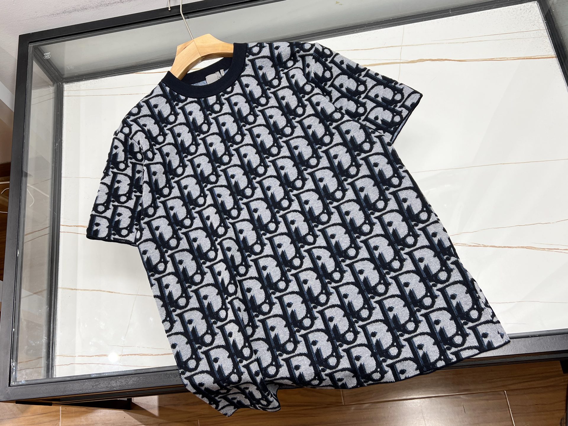 NO:722337,—-26SS——Letter jacquard short sleeves, a classic item that never fades in the fashion industry. It uses delicate jacquard technology to cleverly integrate letter elements into the fabric. It not only retains the simple atmosphere of solid color short sleeves, but also adds personality and interest. Wearing it, it seems to wear attitude and style on the body, whether it is for leisure travel or daily commuting, it can be easily  Control. The letter jacquard design not only improves the texture of the clothes, but also highlights the wearer's unique taste in the details. The short-sleeved style is breathable and comfortable, suitable for spring and summer. Whether paired with jeans or casual pants, it can show a casual yet stylish sense of fashion. The letter jacquard short sleeves make you stand out from the crowd and become the focus.  Ready for sale blue S-XL, Dior-clothing, dior, jeans, T-shirt,19860909—-26SS——字母提花短袖,时尚界永不褪色的经典单品.它以细腻的提花工艺,将字母元素巧妙融入面料之中,既保留了纯色短袖的简约大气,又增添了个性与趣味.穿上它,仿佛将态度与风格穿在身上,无论是休闲出游还是日常通勤,都能轻松驾驭.字母提花设计,不仅提升了衣物的质感,更在细节处彰显穿着者的独特品味.短袖款式,透气舒适,适合春夏季节穿着.无论是搭配牛仔裤还是休闲裤,都能展现出随性而不失格调的时尚感.字母提花短袖,让你在人群中脱颖而出,成为焦点所在. 现货发售蓝色S-XL,迪奥-服装,dior,jeans,T-shirt,,Women's clothing