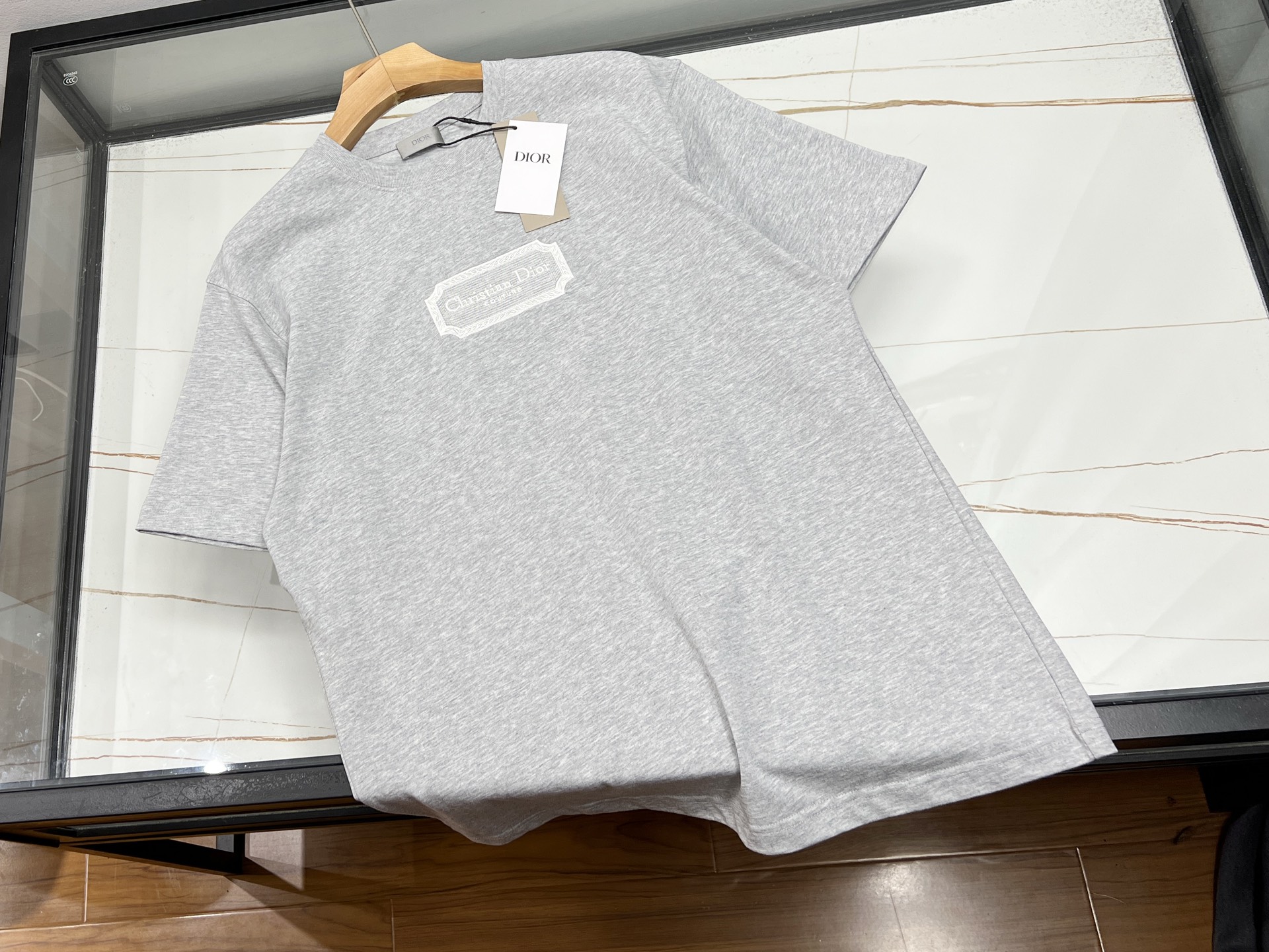 NO:720878,-26SS - Classic letter short-sleeves wear attitude on the body. Classic letter short-sleeves are a fashion symbol that will never fade in the wardrobe. It uses simple letter prints as its language to tell the wearer's personality and attitude - whether it is sweet and cool, or free and easy, or low-key but hidden in secret.  The round neck design outlines the neck line, the loose shoulder sleeves release a lazy and casual look, and the slim hem cleverly modifies the body shape. Every detail is a balance between comfort and beauty. The letter print is the finishing touch. The small letters dancing lightly on the corners of the clothes are a love poem written to oneself; the letter logo jumping on the chest is a silent statement of attitude; the eye-catching arrangement of letters on the back instantly becomes the focus of the crowd.  The cream color is matched with soft letters, which is gentle to the core; black and white tones collide with personalized prints, and the sense of luxury is easy to grasp. Whether worn alone to show freshness, or layered with a shirt, it can adapt to a variety of styles, making daily wear farewell to the ordinary. A classic short-sleeved lettered short-sleeve is not only a piece of clothing, but also the soul of the outfit. Wear it, let the letters speak for you, and wear your attitude into the scenery. Gray S-XL, Dior-clothing, dior, shirts, T-shirt,19860909-26SS——经典字母短袖把态度穿在身上 经典字母短袖,是衣橱里永不褪色的时尚符号.它以简约的字母印花为语言,诉说着穿搭者的个性态度——或甜酷,或洒脱,或低调中藏着小心机.  圆领设计勾勒颈部线条,宽松落肩袖释放慵懒随性,修身下摆巧妙修饰身形,每一处细节都为舒适与美感平衡.字母印花是点睛之笔衣角轻舞的小字母,是写给自己的情诗；胸口跳跃的字母logo,是无声的态度宣言；后背醒目的字母排列,瞬间成为人群焦点.  奶油色系搭配柔和字母,温柔到骨子里；黑白色调碰撞个性印花,高级感轻松拿捏.无论是单穿展现清爽,还是叠穿外搭衬衫,它都能适配多种风格,让日常穿搭告别平淡.  一件经典字母短袖,不止是衣服,更是穿搭的灵魂注脚.穿上它,让字母替你说话,把态度穿成风景.  现货发售灰色S-XL,迪奥-服装,dior,shirts,T-shirt,,Women's clothing