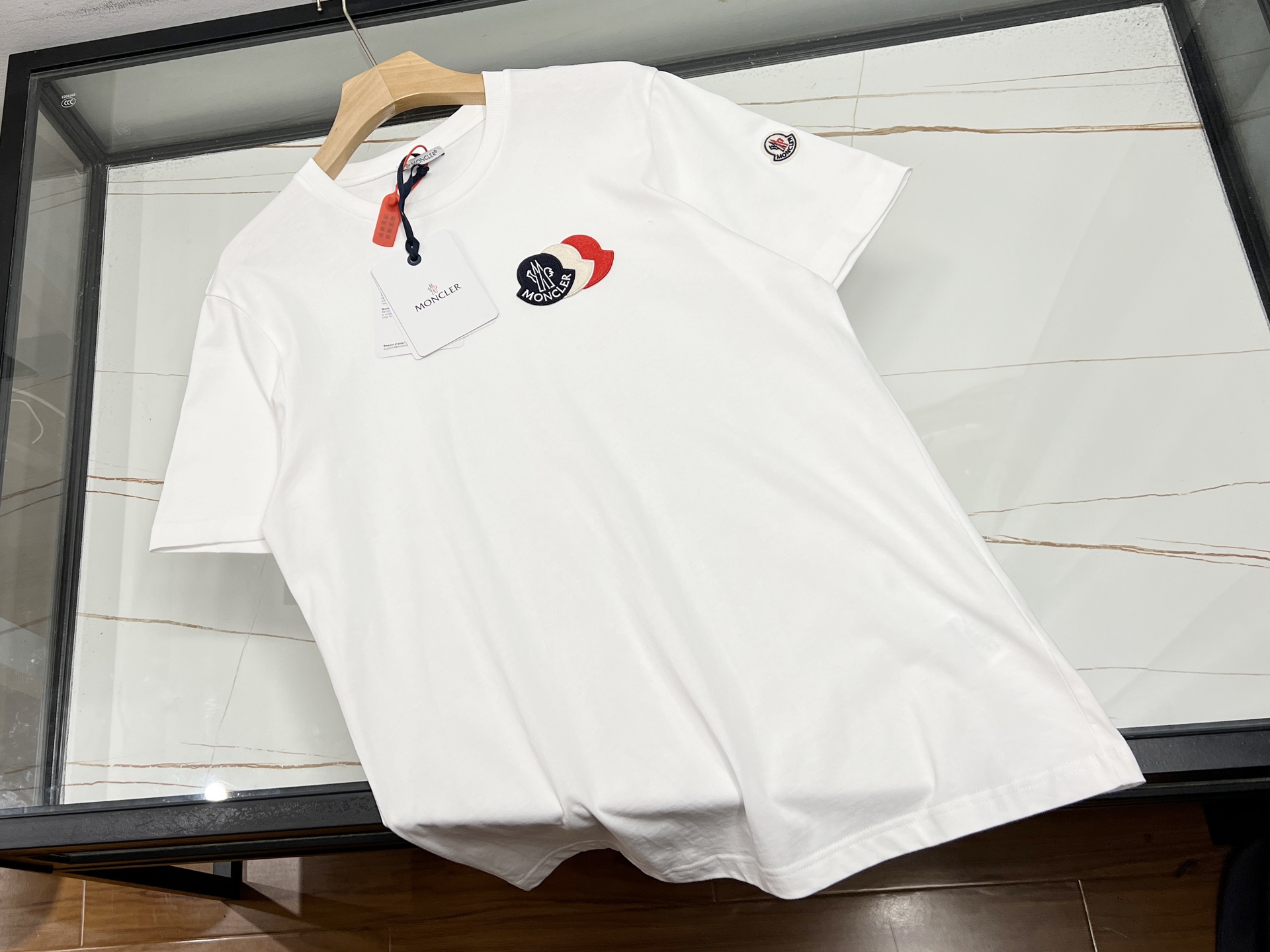 NO:720918,-26SS - Classic letter short-sleeves wear attitude on the body. Classic letter short-sleeves are a fashion symbol that will never fade in the wardrobe. It uses simple letter prints as its language to tell the wearer's personality and attitude - whether it is sweet and cool, or free and easy, or low-key but hidden in secret.  The round neck design outlines the neck line, the loose shoulder sleeves release a lazy and casual look, and the slim hem cleverly modifies the body shape. Every detail is a balance between comfort and beauty. The letter print is the finishing touch. The small letters dancing lightly on the corners of the clothes are a love poem written to oneself; the letter logo jumping on the chest is a silent statement of attitude; the eye-catching arrangement of letters on the back instantly becomes the focus of the crowd.  The cream color is matched with soft letters, which is gentle to the core; black and white tones collide with personalized prints, and the sense of luxury is easy to grasp. Whether worn alone to show freshness, or layered with a shirt, it can adapt to a variety of styles, making daily wear farewell to dullness. A classic short-sleeved lettered short-sleeve is not only a piece of clothing, but also the soul footnote of the outfit. Wear it, let the letters speak for you, and wear your attitude into the scenery. Available now in white S-XL, Moncler, shirts, T-shirts,19860909-26SS——经典字母短袖把态度穿在身上 经典字母短袖,是衣橱里永不褪色的时尚符号.它以简约的字母印花为语言,诉说着穿搭者的个性态度——或甜酷,或洒脱,或低调中藏着小心机.  圆领设计勾勒颈部线条,宽松落肩袖释放慵懒随性,修身下摆巧妙修饰身形,每一处细节都为舒适与美感平衡.字母印花是点睛之笔衣角轻舞的小字母,是写给自己的情诗；胸口跳跃的字母logo,是无声的态度宣言；后背醒目的字母排列,瞬间成为人群焦点.  奶油色系搭配柔和字母,温柔到骨子里；黑白色调碰撞个性印花,高级感轻松拿捏.无论是单穿展现清爽,还是叠穿外搭衬衫,它都能适配多种风格,让日常穿搭告别平淡.  一件经典字母短袖,不止是衣服,更是穿搭的灵魂注脚.穿上它,让字母替你说话,把态度穿成风景.  现货发售白色S-XL,蒙口-服装,Moncler,shirts,T-shirt,,Women's clothing