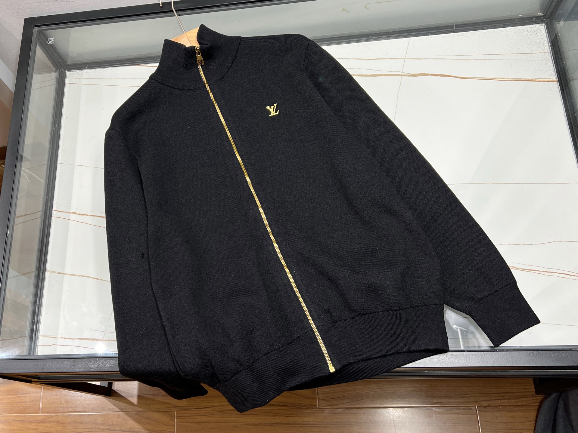 NO:722340,-26SS——The pin fashion cardigan unlocks a new code for personalized dressing. The pin fashion cardigan is undoubtedly a unique existence in the current trend world. It cleverly integrates the pin element into the cardigan design, breaking the dullness of the traditional cardigan and injecting uninhibitedness and personality into the overall look.  It has various styles, the short style is neat and tall, and the long style is casual and free. In terms of material, the soft knitted fabric fits the skin and is comfortable to wear; and the embellishment of metal pins adds a bit of tough texture, combining strength and softness.  In terms of matching, it can be said to be versatile. Pair it with a simple white T and jeans underneath to easily create a casual daily style; paired with a dress, it can create a fashionable atmosphere that mixes sweet and cool. Whether you are strolling on the street or attending a party, wearing it will instantly become the focus, allowing you to stand out from the crowd and show a unique fashion attitude. Available now in black S-XL, Louis Vuitton-clothing, louis vuitton, skirts, jeans,19860909-26SS——别针时尚开衫解锁个性穿搭新密码 别针时尚开衫,无疑是当下潮流界的独特存在.它将别针元素巧妙融入开衫设计,打破传统开衫的沉闷感,为整体造型注入不羁与个性. 其款式多样,短款利落显高,长款随性洒脱.材质上,柔软的针织面料贴合肌肤,穿着舒适自在；而金属别针的点缀,又增添了几分硬朗质感,刚柔并济. 在搭配上,它堪称万能.内搭简约白T,下配牛仔裤,轻松打造休闲日常风；搭配连衣裙,则能营造出甜酷混搭的时尚氛围.无论是漫步街头还是参加聚会,穿上它,瞬间成为焦点,让你在人群中脱颖而出,展现独一无二的时尚态度. 现货发售黑色S-XL,路易威登-服装,louis vuitton,skirts,jeans,,Women's clothing