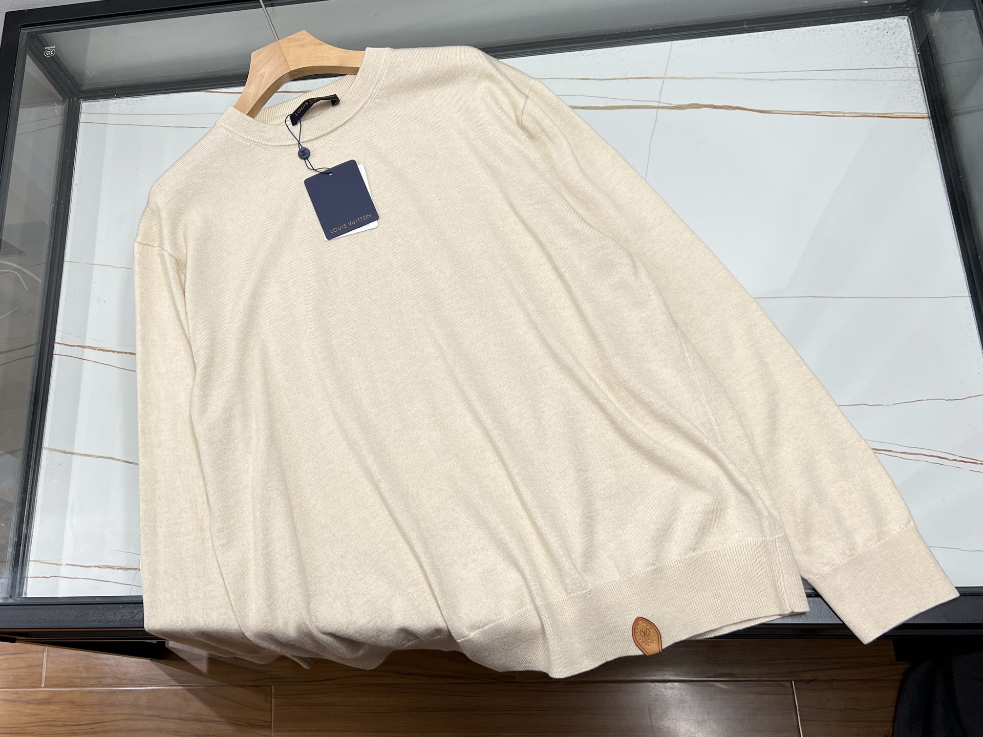 NO:722336,-26SS————The perfect fusion of fashion and personality in letter leather sweater. Letter leather sweater is undoubtedly a unique existence in the fashion world. It cleverly combines the tough texture of leather with the softness and skin-friendliness of knitting. It combines hardness and softness, creating a unique spark.  The eye-catching letter elements on the chest are the finishing touch of this sweater, highlighting the individual attitude and seeming to tell the wearer's unique story. Whether it is a simple English phrase or a trendy letter combination, it adds a sense of fashion and recognition to the overall look.  For daily outings, pair it with jeans and casual shoes to easily create a casual street style; if you go to a party, wear a shirt inside and a long windbreaker outside, and you can instantly switch to an elegant style. It is like a fashion magic box to meet your dressing needs for different occasions. Off-white S-XL, Louis Vuitton-clothing, louis vuitton, jeans, shirts,19860909-26SS———字母皮革针织衫时尚与个性的完美融合 字母皮革针织衫,无疑是时尚界的独特存在.它将皮革的硬朗质感与针织的柔软亲肤巧妙结合,刚柔并济,碰撞出别样的火花. 胸前醒目的字母元素,是这件针织衫的点睛之笔,彰显着个性态度,仿佛在诉说着穿着者的独特故事.无论是简约的英文短句,还是潮流的字母组合,都为整体造型增添了时尚感与辨识度. 日常出街,搭配牛仔裤和休闲鞋,轻松打造随性自在的街头风；若是参加聚会,内搭衬衫,外搭一件长款风衣,又能瞬间切换为优雅气质风.它就像一个时尚魔法盒,满足你不同场合的穿搭需求. 现货发售米白S-XL,路易威登-服装,louis vuitton,jeans,shirts,,Women's clothing