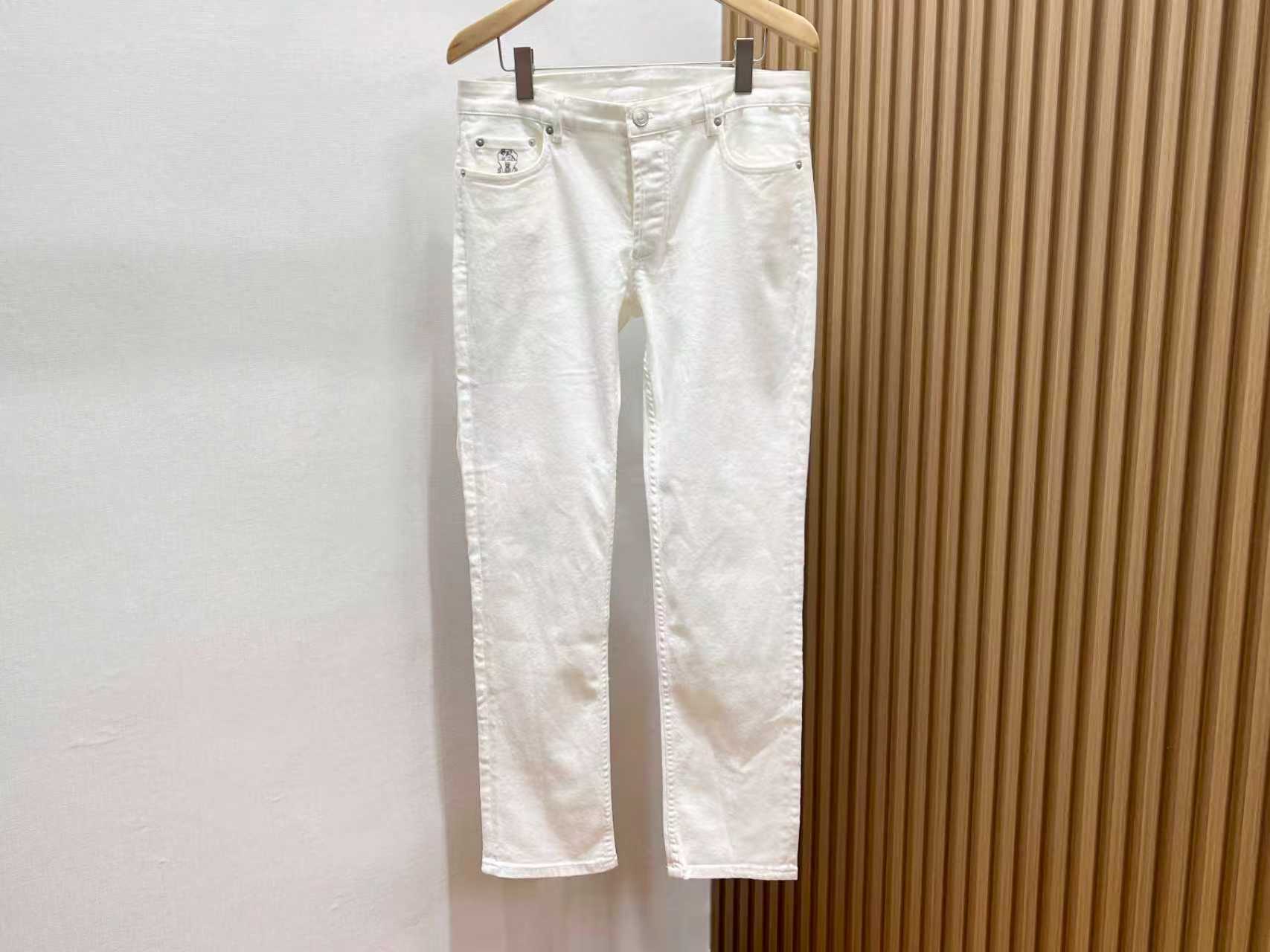 NO:720934,-26SS - Letter casual denim fashionable stretch pants, unlocking a new trendy attitude. These casual denim fashion stretch pants with letters are a must-have for fashionistas' wardrobes. Classic denim blue, with its own retro charm, integrated with personalized letter elements, instantly breaks the monotony and adds a sense of trend. The elastic fabric is one of its highlights. It fits the body curve without any sense of restraint. Whether it is raising the leg, squatting or large-scale movements, it can easily handle it and move freely. The trousers are cleverly designed to modify the leg shape, making the legs look straight and long.  There is no pressure to match it. With a simple white T, it is casual and casual; with a personalized shirt, it is fashionable and capable. Whether it is a daily outing, a gathering with friends or outdoor sports, it can make you the center of attention and easily show your unique charm. Three colors S-XXL, men's clothing, shirts, are available for sale now.19860909-26SS——字母休闲牛仔时尚弹力裤,解锁潮流新姿态 这条字母休闲牛仔时尚弹力裤,是时尚达人的衣橱必备.经典牛仔蓝,自带复古韵味,融入个性字母元素,瞬间打破单调,增添潮流感. 弹力面料是它的一大亮点,贴合身体曲线却毫无束缚感,无论是高抬腿、下蹲还是大幅度的动作,都能轻松应对,活动自如.裤型设计巧妙,修饰腿型,让双腿看起来又直又长. 搭配上更是毫无压力,配简约白T,休闲又随性；搭个性衬衫,时尚又干练.无论是日常出街、朋友聚会还是户外运动,它都能让你成为焦点,轻松展现独特魅力. 现货发售三色S- XXL,男装,shirts,,Women's clothing