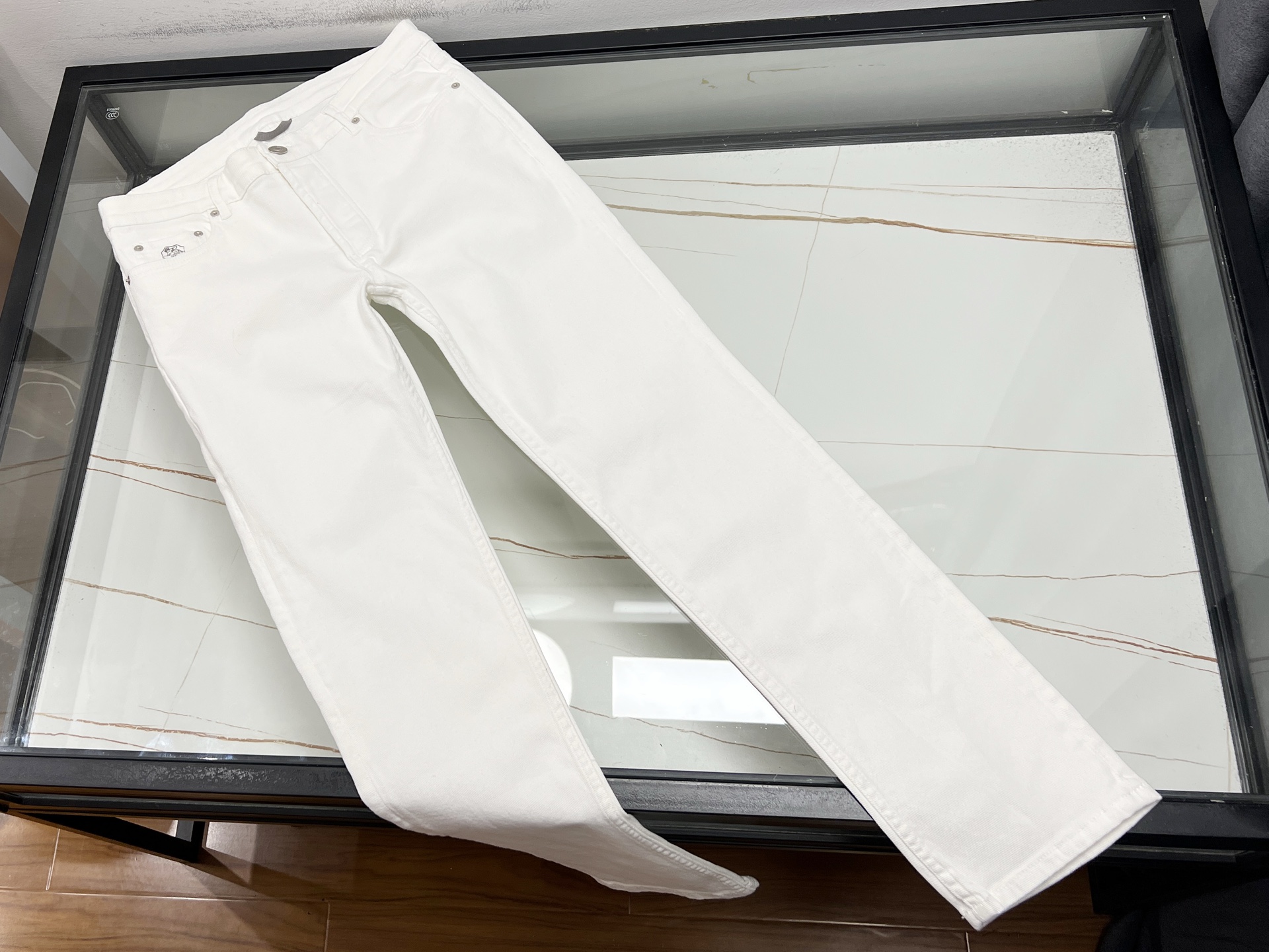 NO:720951,-26SS - Letter casual denim fashionable stretch pants, unlocking a new trendy attitude. These casual denim fashion stretch pants with letters are a must-have for fashionistas' wardrobes. Classic denim blue, with its own retro charm, integrated with personalized letter elements, instantly breaks the monotony and adds a sense of trend. The elastic fabric is one of its highlights. It fits the body curve without any sense of restraint. Whether it is raising the leg, squatting or large-scale movements, it can easily handle it and move freely. The trousers are cleverly designed to modify the leg shape, making the legs look straight and long.  There is no pressure to match it. With a simple white T, it is casual and casual; with a personalized shirt, it is fashionable and capable. Whether it is a daily outing, a gathering with friends or outdoor sports, it can make you the center of attention and easily show your unique charm. Three colors S-XXL, men's clothing, shirts, are available for sale now.19860909-26SS——字母休闲牛仔时尚弹力裤,解锁潮流新姿态 这条字母休闲牛仔时尚弹力裤,是时尚达人的衣橱必备.经典牛仔蓝,自带复古韵味,融入个性字母元素,瞬间打破单调,增添潮流感. 弹力面料是它的一大亮点,贴合身体曲线却毫无束缚感,无论是高抬腿、下蹲还是大幅度的动作,都能轻松应对,活动自如.裤型设计巧妙,修饰腿型,让双腿看起来又直又长. 搭配上更是毫无压力,配简约白T,休闲又随性；搭个性衬衫,时尚又干练.无论是日常出街、朋友聚会还是户外运动,它都能让你成为焦点,轻松展现独特魅力. 现货发售三色S- XXL,男装,shirts,,Women's clothing