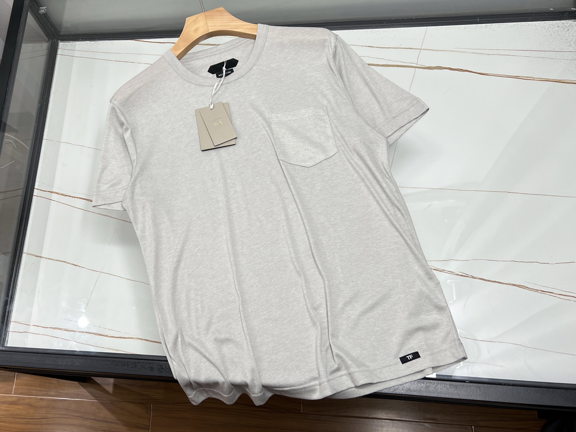 NO:720919,-26SS - Fashionable short sleeves with double pockets in mulberry silk, which is the highlight of the summer of 2026. It is made of high-quality mulberry silk fabric, which is light and breathable, has its own cooling feeling, and can effectively absorb moisture and sweat, keeping you dry and comfortable in the hot summer. The unique double pocket design is not only practical, but also adds a bit of fashion, making the basic style more fashionable.  Short sleeves instantly become unique. The shape is slim but not tight, suitable for all body types. Whether it is worn with jeans or casual shorts, it can be easily worn to show your elegance and vitality. Whether it is daily travel or casual gatherings, this short sleeve is your ideal choice, making you stand out from the crowd and become the focus.  Available now in three colors M-XXXL, men's clothing, shorts, jeans, T-shirt,19860909-26SS——口袋双桑丝时尚短袖,是2026年夏季的穿搭亮点.它精选优质桑蚕丝面料,轻盈透气,自带凉感,能有效吸湿排汗,让你在炎炎夏日中保持干爽舒适.独特的双口袋设计,不仅实用,更增添了几分时尚感,让基础款短袖瞬间变得与众不同.版型修身而不紧绷,适合各种身材,无论是搭配牛仔裤还是休闲短裤,都能轻松驾驭,展现出你的优雅与活力.无论是日常出行还是休闲聚会,这款短袖都是你的理想选择,让你在人群中脱颖而出,成为焦点. 现货发售三色M-XXXL,男装,shorts,jeans,T-shirt,,Women's clothing