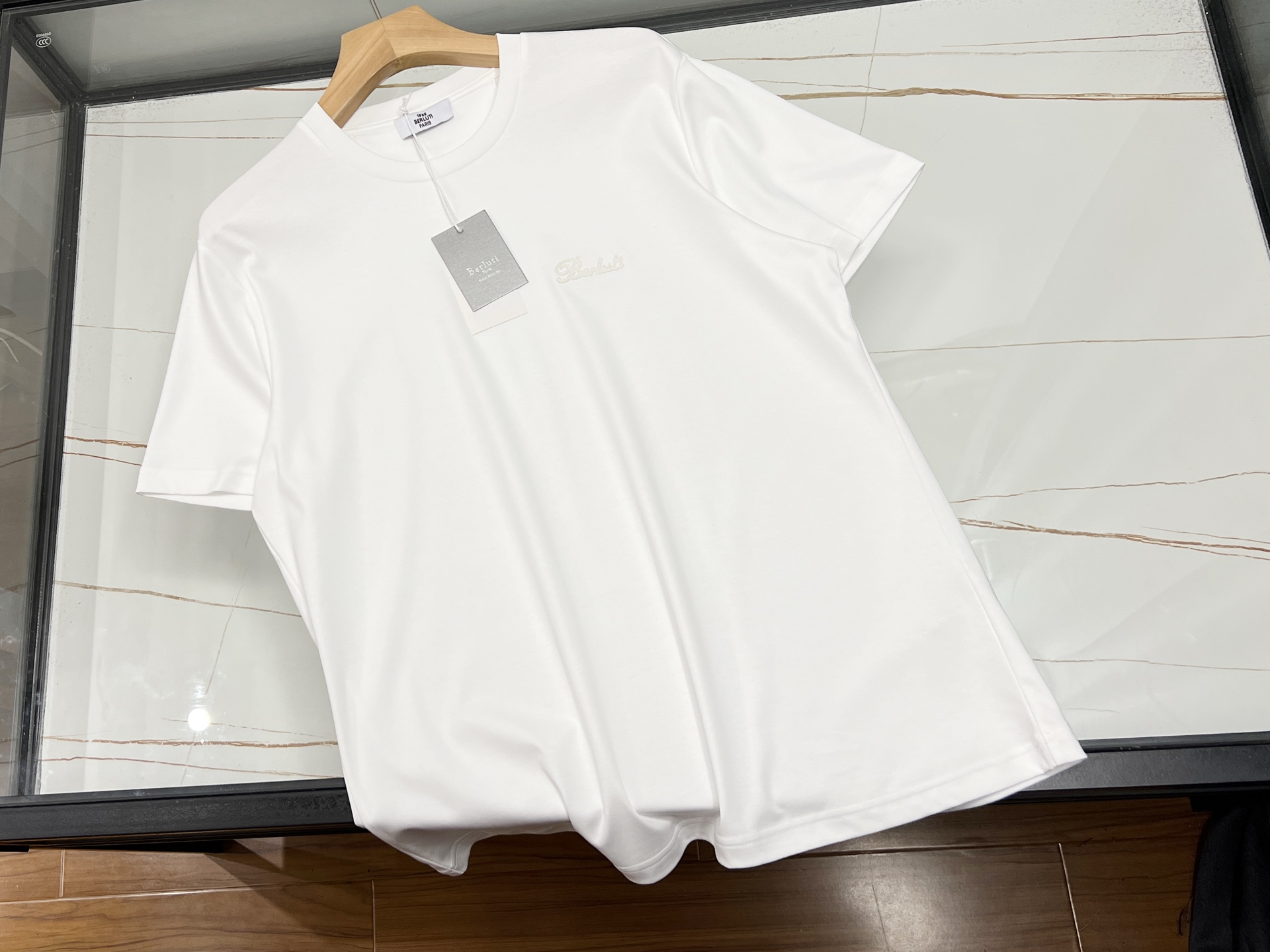 NO:720939,-26SS——Fashionable short sleeves with embroidered letters on the chest, unlocking the summer trend code. This fashionable short sleeves with embroidered letters on the chest is a treasured item in the summer wardrobe. The simple short-sleeved version is neat and refreshing, and can easily adapt to various body types.  The exquisite embroidered letters on the chest are the finishing touch, and the delicate stitching outlines a unique pattern, which is either playful or cute, or individualistic, adding an artistic atmosphere to the whole. The fabric is soft against the skin and has good breathability, allowing the skin to breathe freely even in the hot summer. Whether it is paired with casual shorts to show a casual and comfortable street style, or paired with an elegant long skirt to create a sweet and fresh atmosphere, it can be easily controlled. Wear it, stroll on the street, instantly become the focus of fashion, and start your summer fashion journey.  Available now in two colors 48-56, men's clothing, skirts, shorts, T-shirts,19860909-26SS——胸前绣花字母时尚短袖,解锁夏日潮流密码 这款胸前绣花字母时尚短袖,是夏日衣橱的宝藏单品.简约的短袖版型,利落又清爽,轻松适配各种身材. 胸前精致的绣花字母是点睛之笔,细腻的针法勾勒出独特图案,或俏皮可爱,或个性张扬,为整体增添艺术气息.面料亲肤柔软,透气性佳,即便在炎炎夏日,也能让肌肤自由呼吸. 无论是搭配休闲短裤,展现随性自在的街头风；还是配上飘逸长裙,营造甜美清新的氛围感,它都能轻松驾驭.穿上它,漫步街头,瞬间成为时尚焦点,开启属于你的夏日时尚之旅. 现货发售二色48-56,男装,skirts,shorts,T-shirt,,Women's clothing