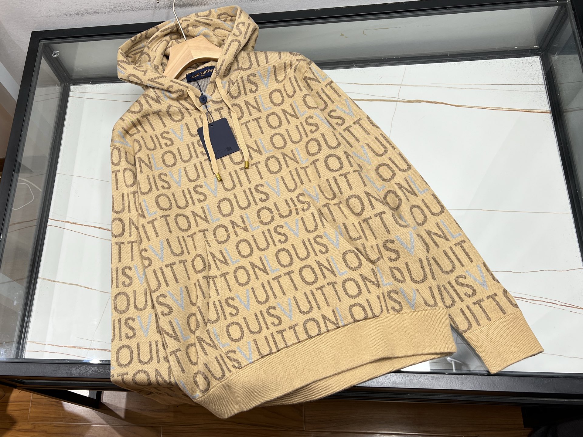 NO:722320,-26SS————The perfect fusion of fashion and comfort in the letter elastic knitted sweatshirt hoodie. This lettered elastic knitted sweatshirt hoodie is an indispensable fashion item in the wardrobe. It is made of high-quality elastic knitted fabric, which is soft and skin-friendly. When worn close to the body, it feels like being embraced by clouds without any sense of restraint. At the same time, the excellent elasticity of the fabric can perfectly adapt to various body shapes, allowing freedom of movement without restriction.  The hooded design adds a casual touch to the overall look, and the drawstring at the brim can be adjusted freely, making it both practical and decorative. The eye-catching letter print on the chest is the finishing touch of this sweatshirt, which is both individual and eye-catching and instantly enhances the sense of fashion. Whether paired with jeans to create a casual street style, or combined with sweatpants to create a dynamic and sporty feel, it can be easily worn and make you stand out from the crowd. Khaki S-XL, Louis Vuitton - Clothing, Louis  vuitton,hoodie,sweatshirts,jeans,hats,19860909-26SS———字母弹性针织卫衣连帽衫时尚与舒适的完美融合 这款字母弹性针织卫衣连帽衫,是衣橱里不可或缺的时尚单品.精选优质弹性针织面料,触感柔软亲肤,贴身穿着仿若被云朵轻拥,毫无束缚感.同时,面料出色的弹性,能完美适配各种身形,活动自如不受限. 连帽设计为整体增添了几分休闲随性,帽檐处的抽绳可自由调节,既实用又具装饰性.胸前醒目的字母印花,是这件卫衣的点睛之笔,个性又吸睛,瞬间提升时尚感.无论是搭配牛仔裤打造休闲街头风,还是与运动裤组合营造活力运动感,它都能轻松驾驭,让你在人群中脱颖而出. 现货发售卡其S-XL,路易威登-服装,louis vuitton,hoodie,sweatshirts,jeans,hats,,Women's clothing