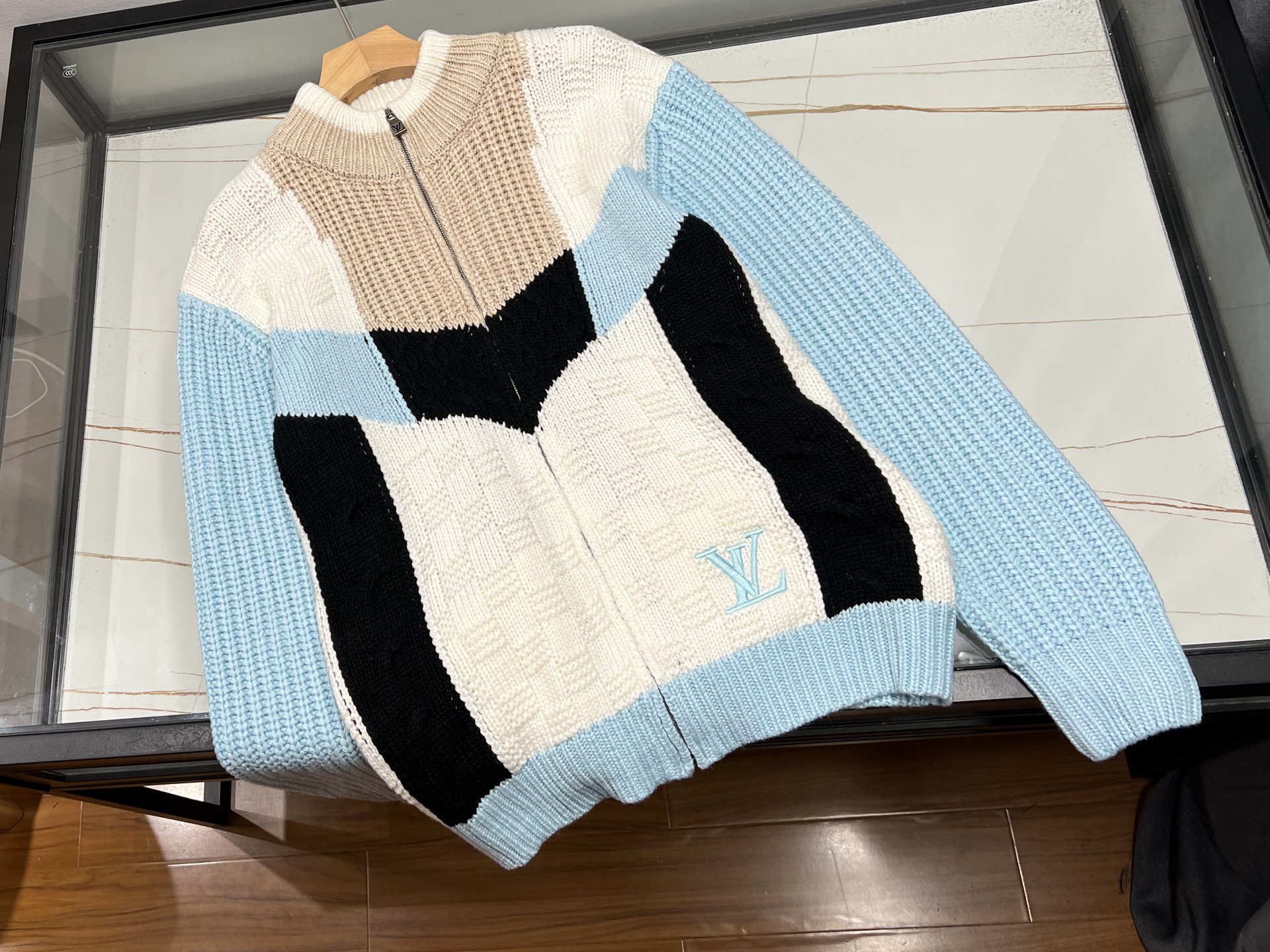 NO:722331,-26SS——The letter-blocked checkerboard knitted jacket perfectly combines retro and trend. The classic checkerboard pattern is intertwined with bright colors to create a unique visual charm. The clever combination of red, blue, white and other tones is both lively and stable. The letter elements are cleverly integrated into the jacket, adding personality highlights to the whole and highlighting the fashion attitude.  It is made of high-quality knitted fabric, which is soft and skin-friendly, has good warmth retention, and is comfortable to wear. The slim-fitting design can well outline the body shape and show elegance. Whether it is paired with jeans to create a casual style, or combined with a skirt to create a sweet atmosphere, it can be easily controlled. It is an indispensable fashion item in the wardrobe in autumn and winter, making you stand out from the crowd. Available now in blue S-XL, Louis Vuitton-clothing, louis vuitton, skirts, jeans, jackets & coats,19860909-26SS———字母拼色棋格针织外套,将复古与潮流完美融合.经典的棋格图案以鲜明色彩交织,碰撞出独特视觉魅力,红、蓝、白等色调的巧妙搭配,既活泼又不失稳重.外套上巧妙融入字母元素,为整体增添个性亮点,彰显时尚态度. 它采用优质针织面料,柔软亲肤,保暖性佳,穿着舒适自在.修身的版型设计,能够很好地勾勒身形,展现优雅气质.无论是搭配牛仔裤打造休闲风,还是与裙子组合营造甜美氛围,都能轻松驾驭,是秋冬季节衣橱里不可或缺的时尚单品,让你在人群中脱颖而出. 现货发售蓝色S-XL,路易威登-服装,louis vuitton,skirts,jeans,jackets & coats,,Women's clothing