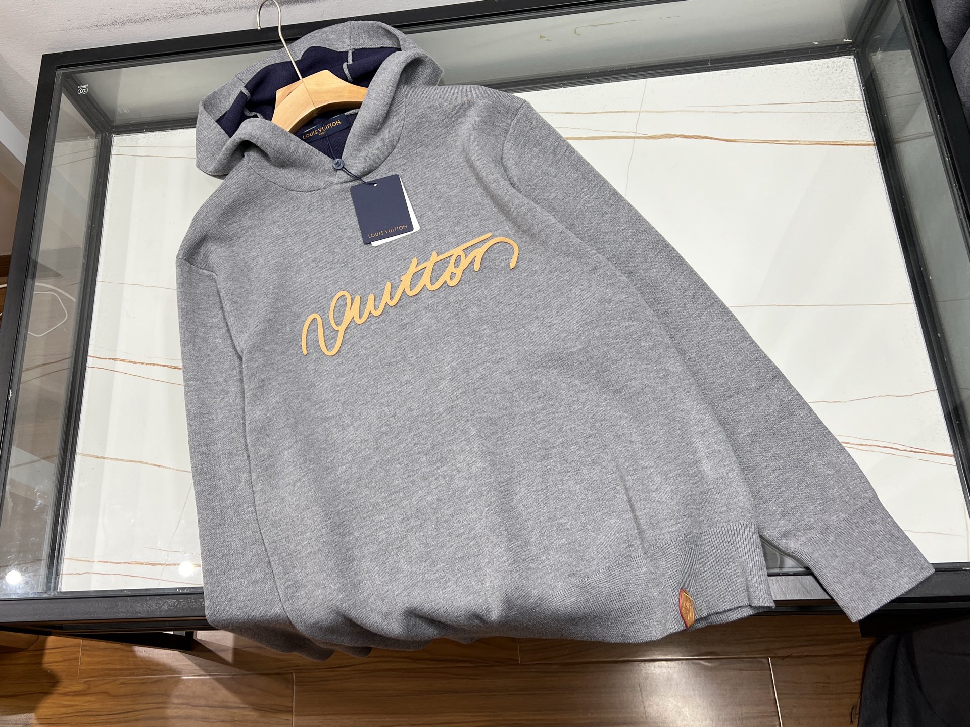 NO:722332,-26SS————The perfect fusion of fashion and personality in the lettered leather logo hooded knitted jacket. This lettered leather logo hooded knitted jacket is undoubtedly an eye-catching artifact in the autumn and winter wardrobe. The selected high-quality knitted fabric is soft to the touch and skin-friendly, and has good warmth retention, allowing you to enjoy comfort in the cold season.  The hooded design not only adds a bit of casualness, but also protects you from the chill in the cold wind. The unique lettered leather logo on the chest is the finishing touch of the entire jacket, highlighting a unique personality and attitude, instantly enhancing the sense of fashion. The style is loose but not lost, and is very tolerant to various body types. Whether paired with jeans to create a casual style, or combined with sweatpants to create a sense of vitality, it can be easily controlled and make you stand out from the crowd.  现货发售灰色S-XL,路易威登-服装,louis vuitton,jeans,jackets & coats,hats,19860909-26SS———字母皮革标识连帽针织外套时尚与个性的完美融合 这款字母皮革标识连帽针织外套,无疑是秋冬衣橱里的吸睛神器.精选优质针织面料,触感柔软亲肤,保暖性佳,让你在寒冷季节也能尽享舒适. 连帽设计不仅增添了几分休闲随性,还能在冷风中为你抵御寒意.而胸前独特的字母皮革标识,是整件外套的点睛之笔,彰显出与众不同的个性态度,瞬间提升时尚感. 版型宽松却不失利落,对各种身材都有很好的包容性.无论是搭配牛仔裤打造休闲风,还是与运动裤组合营造活力感,它都能轻松驾驭,让你在人群中脱颖而出. 现货发售灰色S-XL,路易威登-服装,louis vuitton,jeans,jackets & coats,hats,,Women's clothing