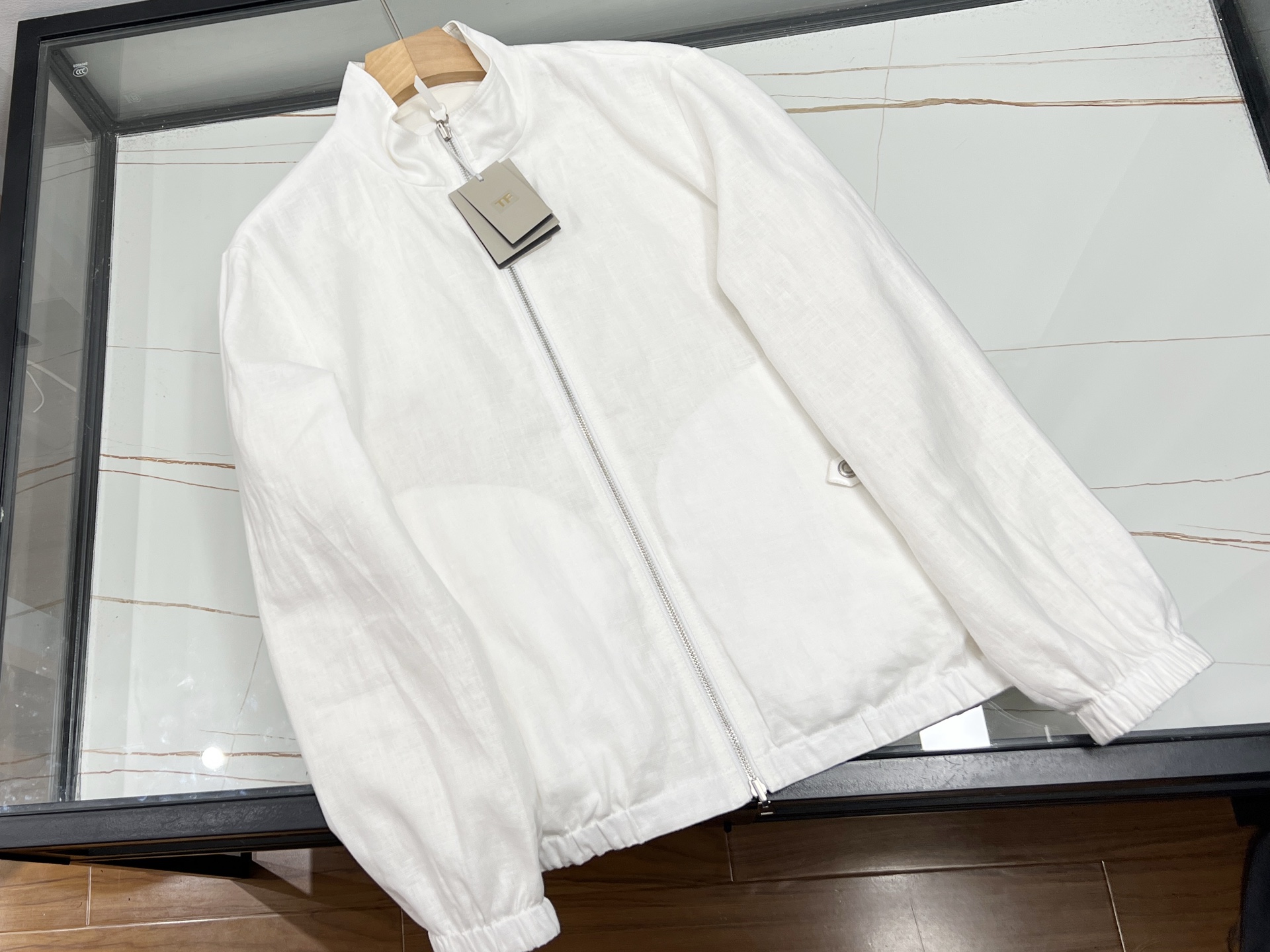 NO:720925,-26SS - TF reversible flight jacket made of polyester on the A side and linen on the B side. This reversible TF flight jacket balances function and style with exquisite design. The harmonious texture presented by the double-sided color makes it more comfortable to adapt to diverse scenes.  One side is made of 3-proof Solona fabric, which is windproof, waterproof, stain-proof and breathable. It can cope with the breeze and drizzle during commuting or outdoor light exercise, and always keep you dry and neat; the other side is made of linen, which has its own 'natural air-conditioning' properties, absorbs moisture and perspiration, and is suitable for daily leisure, coffee shop gatherings and other relaxed occasions. It feels comfortable next to the skin.  Details include linen pockets, selvedge patchwork, and leather textures that collide with each other to create a delicate layer. The magnetic buckle tab opens and closes silently, and is neat and high-end. The double-open zipper is paired with the TF signature leather tab, and the metallic luster and leather texture complement each other, becoming the finishing touch of the brand mark.  .The stand-up collar is crisp and concise. Whether it is paired with a shirt to create a business style, or worn with a T-shirt to create a casual atmosphere, it can be easily controlled. Available in three colors: natural white, linen, and navy, this jacket is not only a practical item for different scenes, but also a symbol of taste.  Ready for sale, double-sided three-color 48-56, men's clothing, tom ford, jackets & coats, shirts, tees, t-shirt,19860909-26SS——TF双面穿飞行夹克面料A面聚酯纤维,B面亚麻TF这款双面穿飞行夹克,以精湛设计平衡功能与格调,双面顺色呈现的和谐质感,适配多元场景更显从容.  一面是3防索罗娜面料,防风防水防污且透气,应对通勤途中的微风细雨或户外轻运动,始终保持干爽利落；另一面甄选亚麻,自带“天然空调”属性,吸湿排汗,适合日常休闲、咖啡馆小聚等轻松场合,贴肤即享舒爽.  细节处更见匠心亚麻面口袋织边拼皮,皮革肌理与亚麻质感碰撞出精致层次；磁吸扣袢开合无声,利落中透着高级；双开拉链搭配TF标志性皮袢,金属光泽与皮革质感相映,成为品牌印记的点睛之笔.立领剪裁干练简洁,无论是搭配衬衫塑造商务型格,还是内搭T恤营造休闲氛围,都能轻松驾驭.本白、亚麻色、藏青三色可选,让这件夹克既是应对不同场景的实用单品,更是彰显品味的穿搭符号. 现货发售双面三色48-56,男装,tom ford,jackets & coats,shirts,tees，t-shirt,,Women's clothing