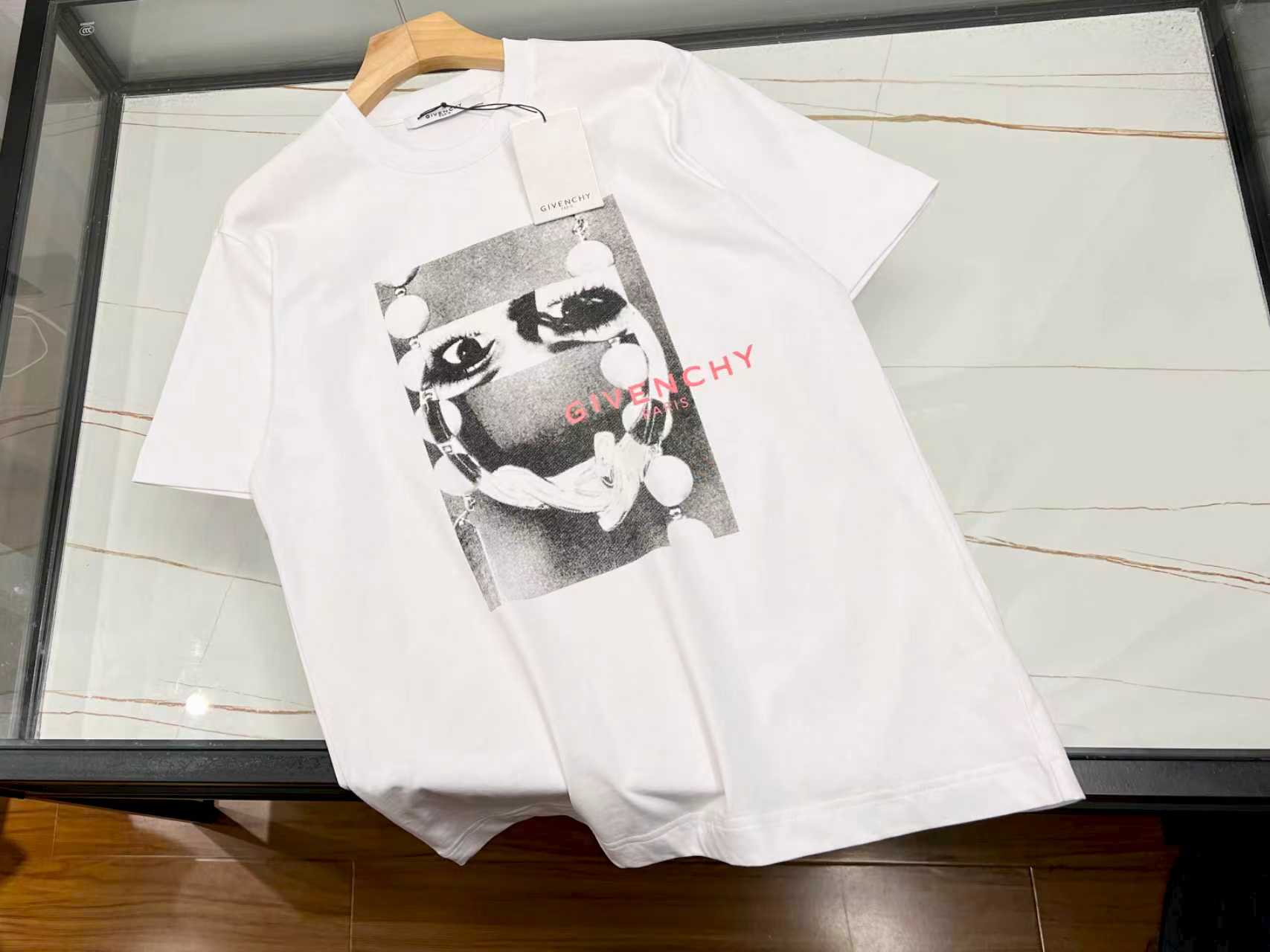 NO:722325,-26SS—Graphic-printed letter short-sleeves are a statement of personality in summer fashion. Graphic-printed letter short-sleeves are an indispensable fashion item in the summer wardrobe. It cleverly combines interesting patterns with personalized letters to create unique fashion sparks. The pattern designs are rich and diverse, either cute and playful cartoon images, or abstract art line combinations, which instantly break the monotony and add vitality to the overall look. Paired with letter prints of different styles, whether it is simple English words or trendy graffiti fonts, it highlights the unique taste of the wearer.  Wear it and stroll on the streets in summer, easily becoming the focus of the crowd. Pair it with casual shorts to show off your youthful vitality; pair it with jeans for a more casual and carefree look. Whether it is a daily outing or a gathering with friends, the pattern-printed letter short sleeves can make you confident and release your unique charm. Available in stock in two colors S-XL, Givenchy-clothing, givenchy, shorts, jeans, T-shirt,19860909-26SS—图案印花字母短袖夏日时尚的个性宣言 图案印花字母短袖,是夏日衣橱里不可或缺的时尚单品.它将趣味图案与个性字母巧妙融合,碰撞出独特的时尚火花. 图案设计丰富多样,或是可爱俏皮的卡通形象,或是抽象艺术的线条组合,瞬间打破单调,为整体造型增添活力.搭配上风格各异的字母印花,无论是简约的英文单词,还是潮流的涂鸦字体,都彰显着穿着者的独特品味. 穿上它,漫步在夏日的街头,轻松成为人群焦点.搭配休闲短裤,尽显青春活力；配上牛仔裤,则多了几分随性洒脱.无论是日常出游还是朋友聚会,图案印花字母短袖都能让你自信满满,释放独特魅力. 现货发售二色S-XL,纪梵希-服装,givenchy,shorts,jeans,T-shirt,,Women's clothing