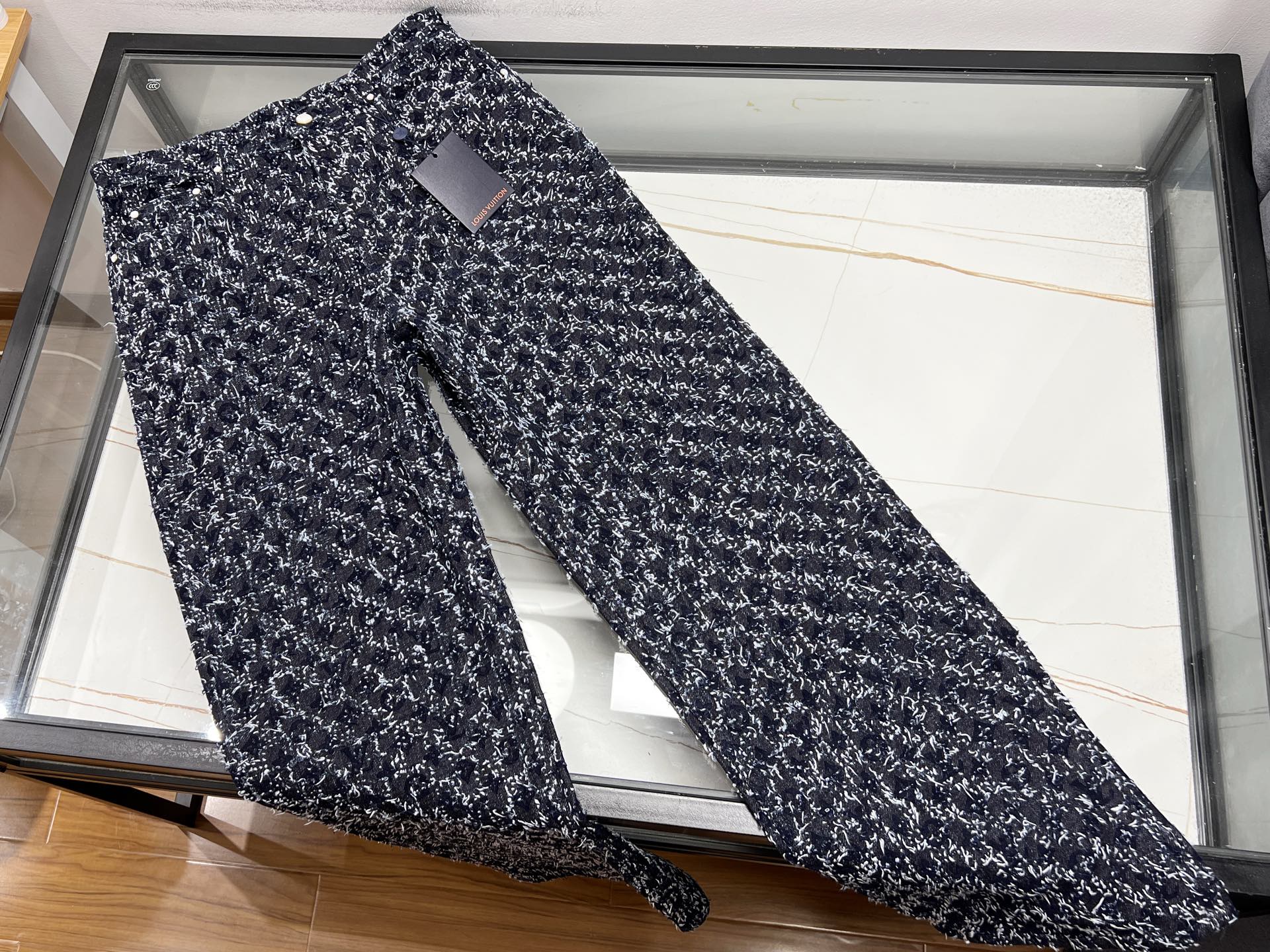 NO:722330,-26SS - Letter jacquard casual jeans, a perfect fusion of fashion and personality. The trousers are made of unique letter jacquard technology, with clear texture and full texture, adding trendy highlights to the overall look. Classic denim blue, versatile and durable, easily adaptable to various tops. The straight version is not flattering on the figure.  It modifies your leg shape and allows you to wear it freely without restraint. Whether paired with a simple T-shirt to create a casual daily style or a handsome shirt to create a sense of urban commuting, it can be easily controlled. Wear these casual jacquard jeans with letters to make you stand out from the crowd, showing your unique charm and fashionable attitude.  Ready for sale blue 28-30-32-34-36, Louis Vuitton-clothing, louis vuitton, jeans, shirts, tees, t-shirt,19860909-26SS——字母提花休闲牛仔裤,时尚与个性完美融合.裤身采用独特字母提花工艺,纹理清晰,质感十足,为整体造型增添潮流亮点.经典牛仔蓝,百搭又耐看,轻松适配各种上衣.直筒版型不挑身材,修饰腿型,穿着自在无束缚.无论是搭配简约T恤,打造休闲日常风；还是配上帅气衬衫,营造都市通勤感,它都能轻松驾驭.穿上这条字母提花休闲牛仔裤,让你在人群中脱颖而出,尽显独特魅力与时尚态度. 现货发售蓝色28-30-32-34-36,路易威登-服装,louis vuitton,jeans,shirts,tees，t-shirt,,Women's clothing