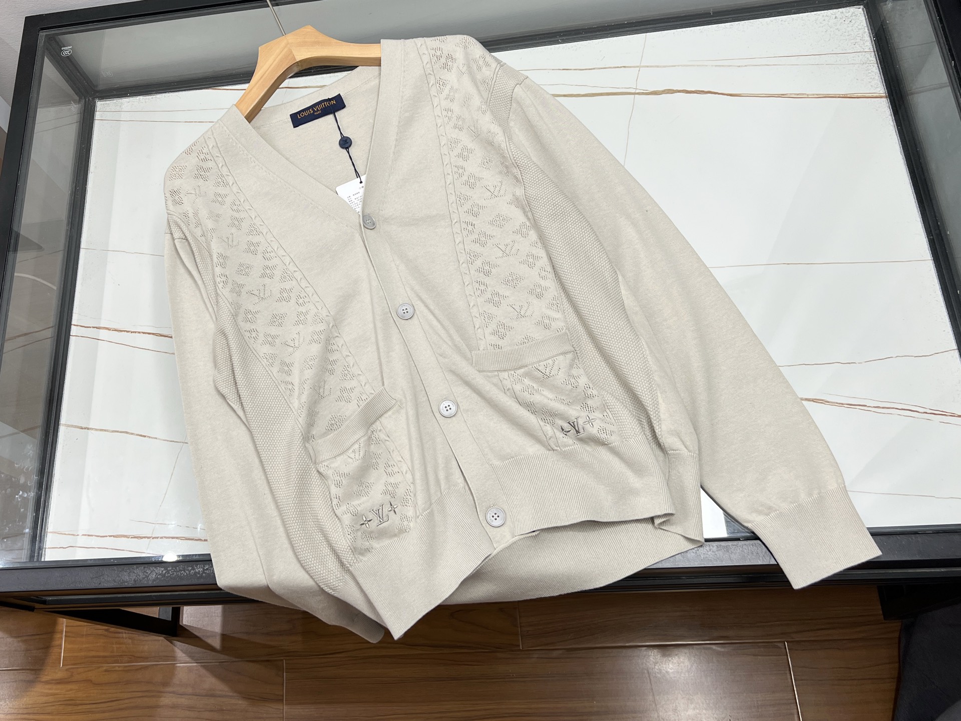 NO:722321,-26SS - Jacquard cardigan with dark letter patterns, woven with exquisite craftsmanship to create unique charm. On it, the faint dark patterns of letters are like a low-key password, looming in the delicate jacquard, adding a touch of mystery and personality to the simple cardigan. The fabric is soft and skin-friendly, comfortable to wear, no matter what  It can be worn with a simple T-shirt and jeans to create a casual daily style; or worn under a dress to create an elegant look. It is not only a piece of warm clothing, but also an expression of fashion attitude, allowing you to stand out from the crowd and show your unique taste and fashion style.  Ready for sale gray S-XL, Louis Vuitton-clothing, louis vuitton, skirts, jeans, tees, t-shirt,19860909-26SS——字母暗纹提花开衫,以精致工艺织就独特魅力.其上,隐约的字母暗纹如低调密码,在细腻提花中若隐若现,为简约开衫添一抹神秘与个性.面料柔软亲肤,穿着舒适自在,无论是搭配简约T恤牛仔裤,打造休闲日常风；还是内搭连衣裙,营造优雅气质范,都能轻松驾驭.它不仅是一件保暖衣物,更是时尚态度的表达,让你在人群中脱颖而出,尽显独特品味与时尚格调. 现货发售灰色S-XL,路易威登-服装,louis vuitton,skirts,jeans,tees，t-shirt,,Women's clothing