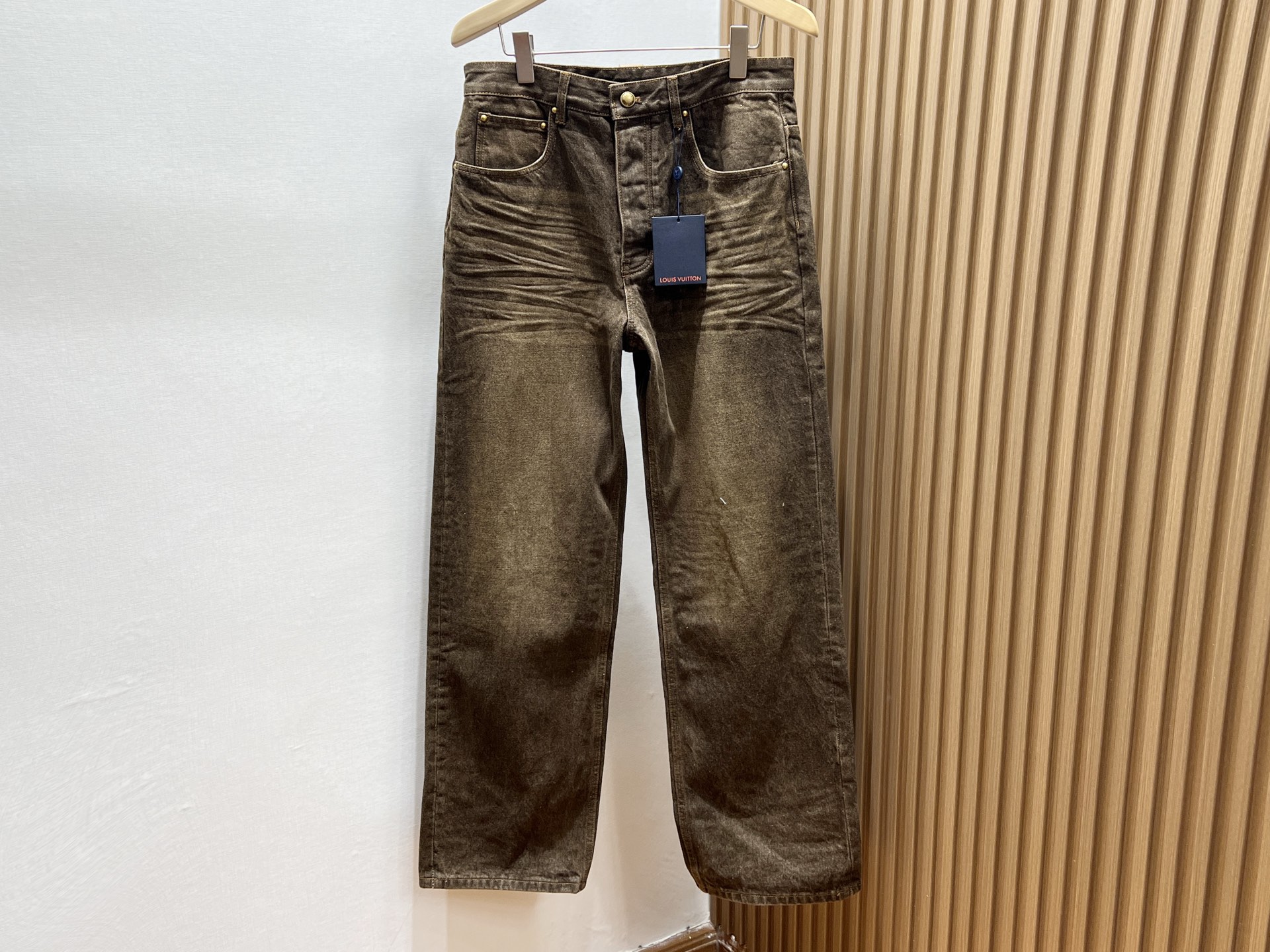 NO:722303,-26SS————Fashionable casual denim jacket unlocks your autumn style code  Indigo denim is flying in the autumn wind, where classics and trends collide. A denim jacket is the 'master key' in the wardrobe - the washed and distressed craftsmanship preserves the texture of time. The short version lengthens the leg line, the wide and comfortable dropped shoulders are lazy and casual, and the arc patch pockets and genuine leather buttons are embellished with ingenious details. Whether it is paired with overalls for a street cool feel, or mixed with a dress for a sweet and cool collision, it can turn a basic outfit into a fashion statement in an instant.  Wear-resistant fabrics carry practical genes, and retro tones tell individual attitudes. From morning commute to night party, from campus tree-lined to urban street corners, it accompanies you in different scenes with a variety of postures. The metal chain embellishment can switch to nightclub queen mode, and the ripped and brushed design interprets the free soul. This autumn, let the denim jacket become your 'attitude shirt' - after all, real fashion never needs to be complicated. A piece of denim blue is enough to light up the charm of the entire season.  Ready for sale in light yellow S-XL, Louis Vuitton-clothing, louis vuitton, skirts, jackets & coats,19860909-26SS———时尚休闲牛仔外套解锁你的秋日型格密码 靛蓝丹宁在秋风中翻飞,经典与潮流在此碰撞出火花.一件牛仔外套,是衣橱里的「万能钥匙」——水洗做旧工艺沉淀时光质感,短款版型拉长腿部线条,宽舒落肩设计慵懒随性,圆弧贴袋与真皮扣子点缀细节巧思.无论是搭配工装裤的街头酷感,还是混搭连衣裙的甜酷碰撞,它都能让基础穿搭秒变时尚宣言. 耐磨面料承载实用基因,复古色调诉说个性态度.从清晨通勤到夜晚聚会,从校园林荫到都市街角,它以百变姿态陪你穿梭不同场景.金属链条点缀可切换夜店女王模式,破洞磨毛设计则诠释自由灵魂.这个秋天,让牛仔外套成为你的「态度战袍」——毕竟,真正的时尚从不需要复杂,一件丹宁蓝,足以点亮整个季节的魅力值. 现货发售浅黄色S-XL,路易威登-服装,louis vuitton,skirts,jackets & coats,,Women's clothing