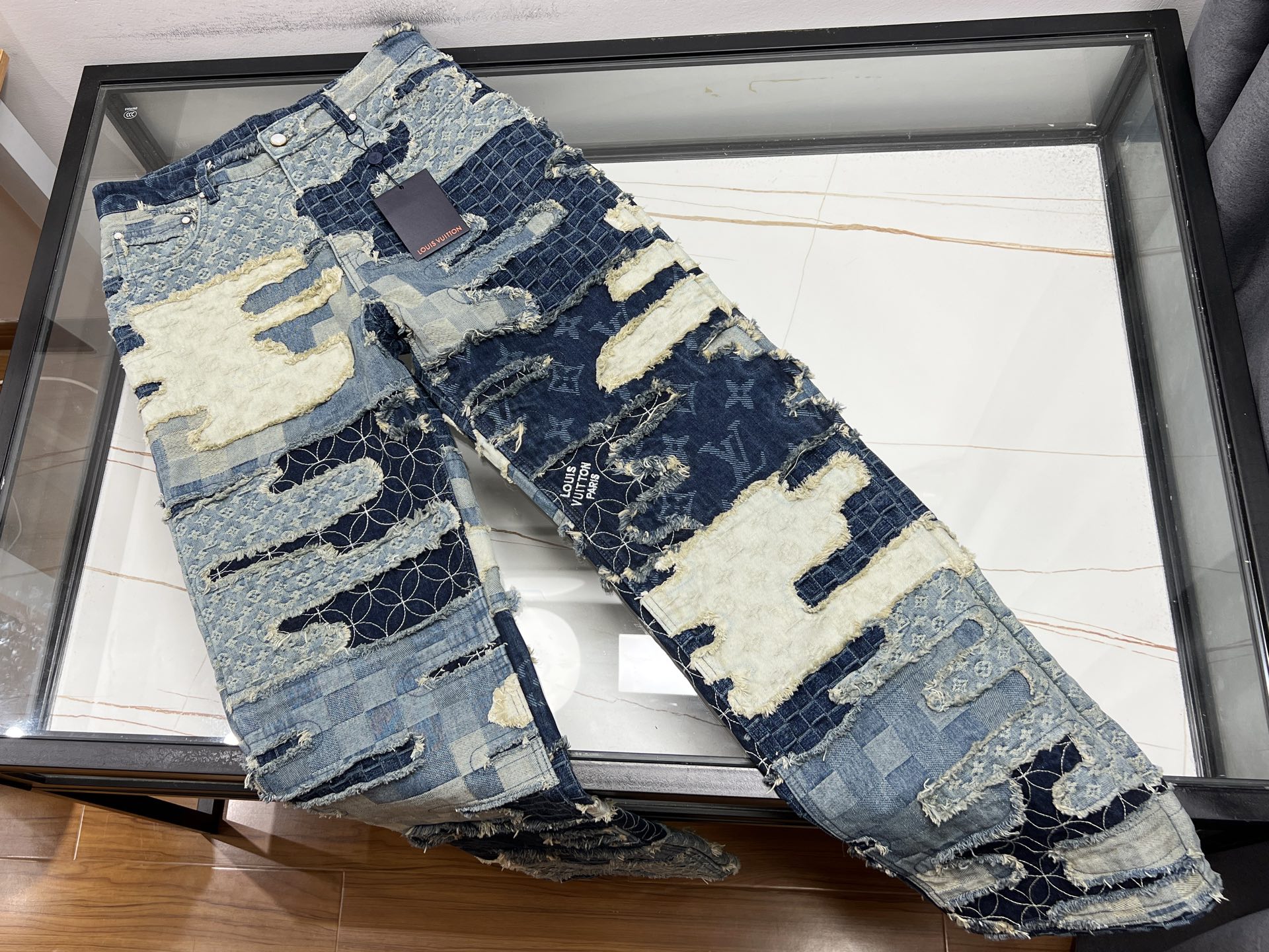 NO:722338,-26SS——Fashionable leather casual loose jeans are a must-have trendy item in your wardrobe!  It uses a unique leather grinding process to create a retro and personalized texture, adding a bit of uninhibitedness and spontaneity to the overall look. The loose-fitting design is not flattering and can be worn freely and without restraint. It can be easily worn with a simple T-shirt or a trendy sweater. The trouser legs are slightly rolled up, exposing the ankles, which adds a sense of fashion and layering. Whether it is for daily outings or weekend parties, these jeans can make you the center of attention, show your unique charm, and easily create a casual and fashionable style.  Ready for sale blue 28-30-32-34-36, Louis Vuitton-clothing, Louis Vuitton, hoodie, sweatshirts, jeans, tees, t-shirt,19860909-26SS———时尚磨皮休闲宽松牛仔裤,是衣橱必备的潮流单品！它采用独特磨皮工艺,打造出复古又个性的纹理,为整体造型增添几分不羁与随性.宽松的版型设计,不挑身材,穿着自在无束缚,无论是搭配简约T恤还是潮流卫衣,都能轻松驾驭.裤腿微微卷起,露出脚踝,更显时尚层次感.无论是日常出街还是周末聚会,这款牛仔裤都能让你成为焦点,展现独特魅力,轻松打造休闲又时髦的穿搭风格. 现货发售蓝色28-30-32-34-36,路易威登-服装,louis vuitton,hoodie,sweatshirts,jeans,tees，t-shirt,,Women's clothing