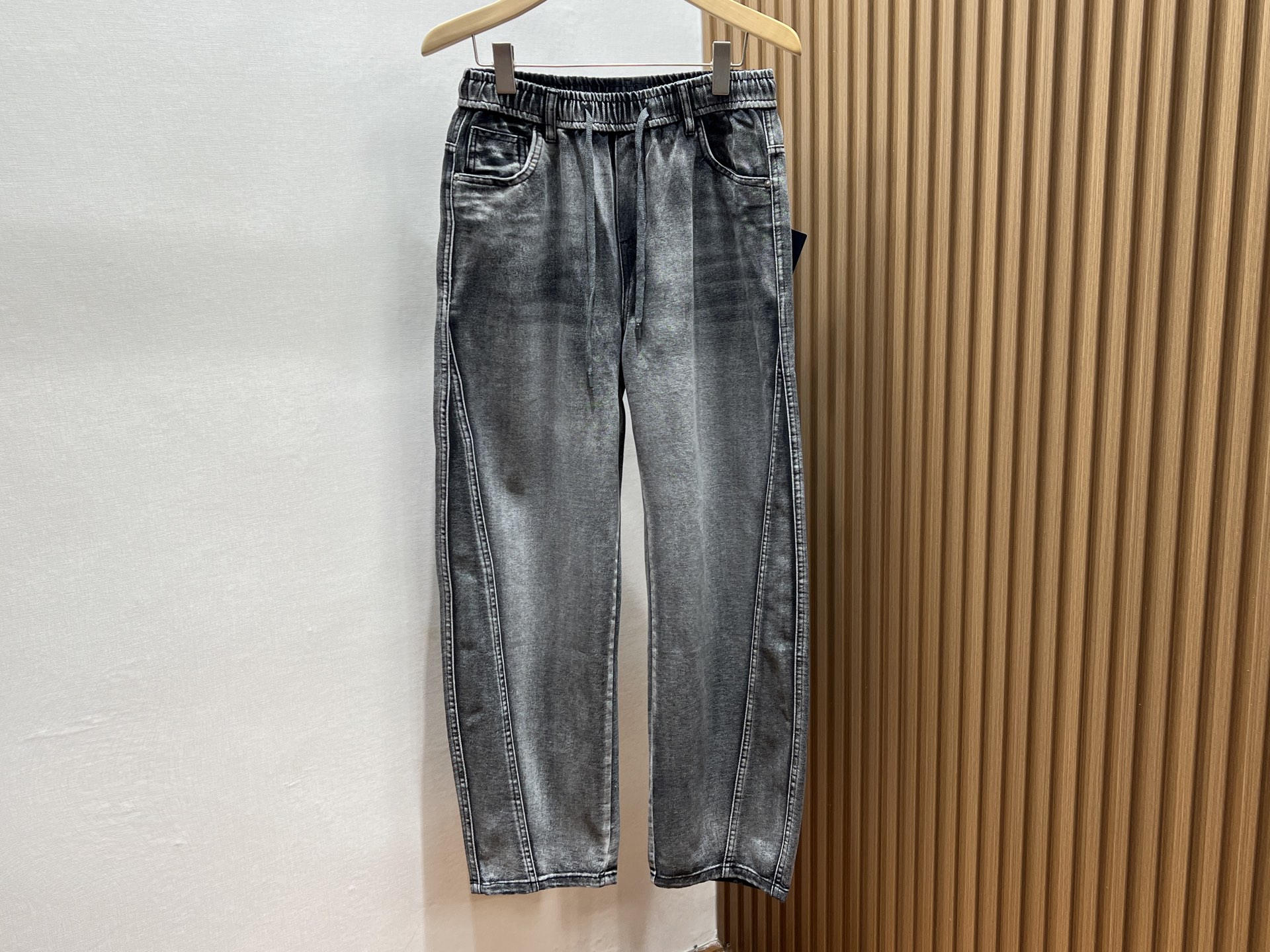 NO:722280,—26SS—— Casual fashion jeans unlock your fashion code. A pair of jeans is the master key in your wardrobe - from morning coffee to late-night parties, from commuting meetings to weekend picnics. It uses a denim blue background to cover all your fashion possibilities. The washing process creates a retro texture, the stretch fabric wraps the free soul, the nine-point cut elongates the proportions, the high-waist design instantly enlarges the legs, and every fold hides an unruly attitude.  The hole elements tear apart the conventional frame, the asymmetric placket breaks the dullness, the metal fasteners and the multi-pocket design collide to create a tough and functional style, while the organic cotton material and environmentally friendly craftsmanship allow fashion and responsibility to go hand in hand. Whether it is the straight trousers of a fat girl, the A-line wide legs of a pear-shaped figure, or the invisible hip belt of a small person, it uses inclusive tailoring to tell the world that beauty is never defined.  Wearing them, every step is a statement of personality - freedom, free and easy, without fear of eyes. These are not only pants, but also the fashion DNA of your walking, making ordinary days shine with C-position light!  Ready for sale light gray XS-L, Prada-clothing, prada, jeans,19860909—26SS———休闲时尚牛仔裤解锁你的潮流密码 一条牛仔裤,是衣橱里的万能钥匙——从晨间咖啡到深夜派对,从通勤会议到周末野餐,它用丹宁蓝的底色,承包你所有的时尚可能.水洗工艺雕琢出复古质感,弹力面料包裹着自由灵魂,九分剪裁拉长比例,高腰设计秒变大长腿,每道褶皱都藏着不羁态度. 破洞元素撕开常规框架,不对称门襟打破沉闷,金属扣件与多口袋设计碰撞出硬朗机能风,而有机棉材质与环保工艺,则让时尚与责任同行.无论是微胖女孩的直筒裤管、梨形身材的A字阔腿,还是小个子的隐形提臀带,它用包容的剪裁告诉世界美从不被定义. 穿上它,每一步都是个性宣言——自由、洒脱、无惧目光.这不仅是裤子,更是你行走的时尚DNA,让平凡日子也能闪耀C位光芒！ 现货发售浅灰XS-L,普拉达-服装,prada,jeans,,Women's clothing