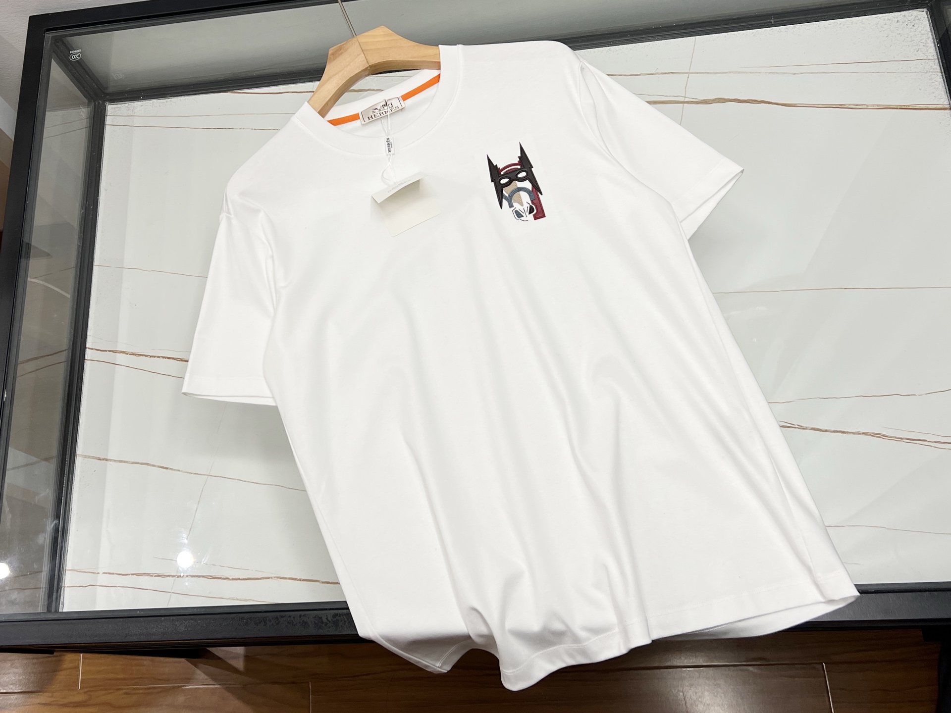 NO:722313,-26SS——Micro-lettered short-sleeves, a treasure in the fashion industry!  This fashionable short-sleeve with micro-stamp lettering is simply a great tool for dressing. The exquisite micro-stamps are embellished on it, which is unique and eye-catching, and instantly enhances the overall style. The letter elements are simple yet personal, playful or cool, and can easily show your attitude. The fabric is skin-friendly and breathable, so you can wear it in summer without any burden and keep you fresh at all times. Paired with jeans, it is casual and casual; with a short skirt, it is sweet and cute. Whether it is a daily outing, a friend gathering, or a walk on campus, it can make you the center of attention and easily create your own fashion style.  Three colors M-XXXL, Hermes-clothing, hermes, skirts, jeans, T-shirt, available for sale now.19860909-26SS———微章字母短袖,时尚界的宝藏单品！ 这件微章字母时尚短袖,简直是穿搭利器.精致微章点缀其上,独特又吸睛,瞬间提升整体格调.字母元素简约而不失个性,或俏皮或酷帅,轻松展现你的态度. 面料亲肤透气,夏日穿着毫无负担,时刻保持清爽.搭配牛仔裤,休闲随性；配短裙,甜美可爱.无论是日常出街、朋友聚会,还是校园漫步,它都能让你成为焦点,轻松打造出属于自己的时尚风格. 现货发售三色M-XXXL,爱马仕-服装,hermes,skirts,jeans,T-shirt,,Women's clothing