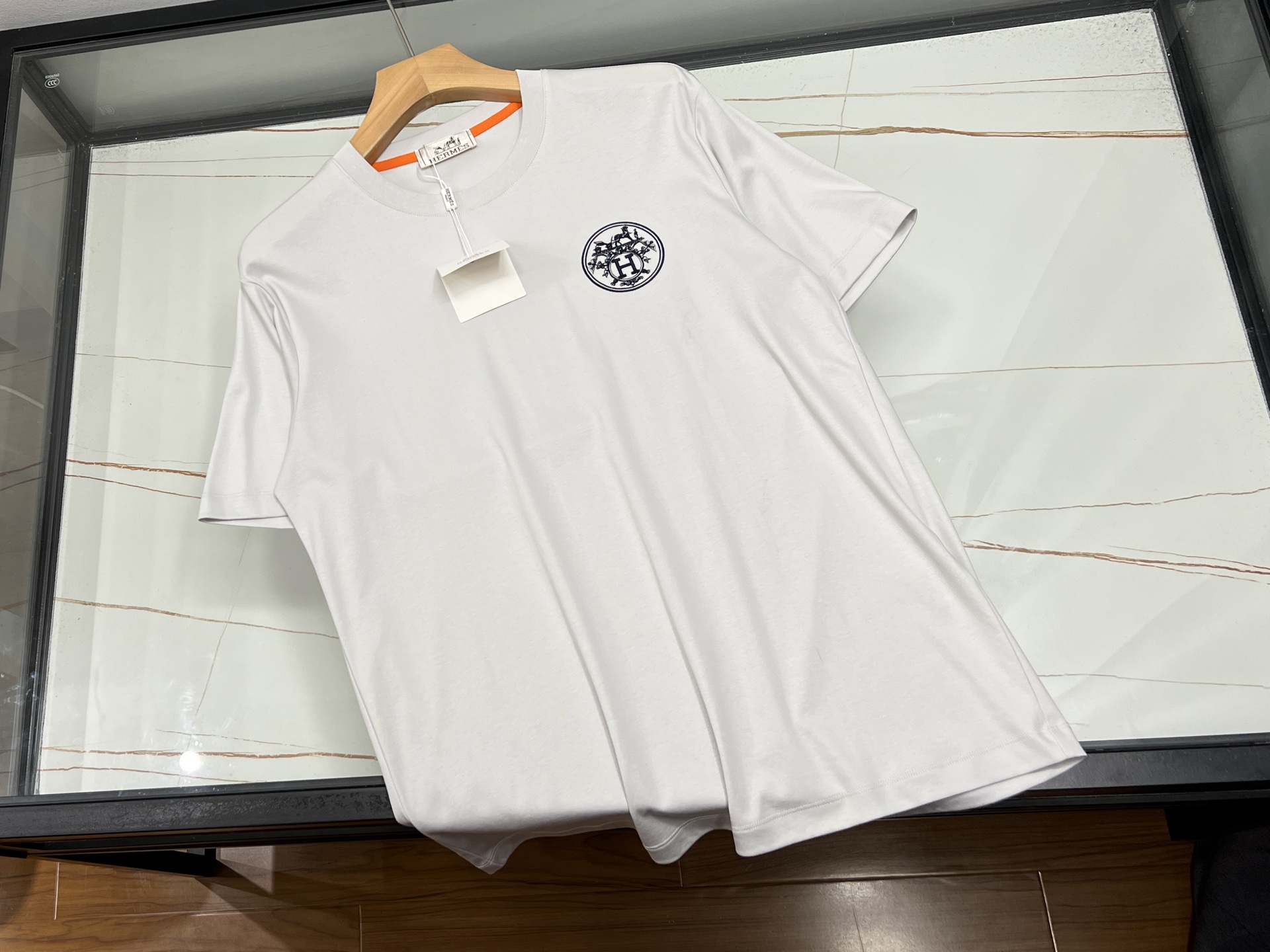 NO:722301,-26SS——Micro-lettered short-sleeves, a treasure in the fashion industry!  This fashionable short-sleeve with micro-stamp lettering is simply a great tool for dressing. The exquisite micro-stamps are embellished on it, which is unique and eye-catching, and instantly enhances the overall style. The letter elements are simple yet personal, playful or cool, and can easily show your attitude. The fabric is skin-friendly and breathable, so you can wear it in summer without any burden and keep you fresh at all times. Paired with jeans, it is casual and casual; with a short skirt, it is sweet and cute. Whether it is a daily outing, a friend gathering, or a walk on campus, it can make you the center of attention and easily create your own fashion style.  Three colors M-XXXL, Hermes-clothing, hermes, skirts, jeans, T-shirt, available for sale now.19860909-26SS———微章字母短袖,时尚界的宝藏单品！ 这件微章字母时尚短袖,简直是穿搭利器.精致微章点缀其上,独特又吸睛,瞬间提升整体格调.字母元素简约而不失个性,或俏皮或酷帅,轻松展现你的态度. 面料亲肤透气,夏日穿着毫无负担,时刻保持清爽.搭配牛仔裤,休闲随性；配短裙,甜美可爱.无论是日常出街、朋友聚会,还是校园漫步,它都能让你成为焦点,轻松打造出属于自己的时尚风格. 现货发售三色M-XXXL,爱马仕-服装,hermes,skirts,jeans,T-shirt,,Women's clothing