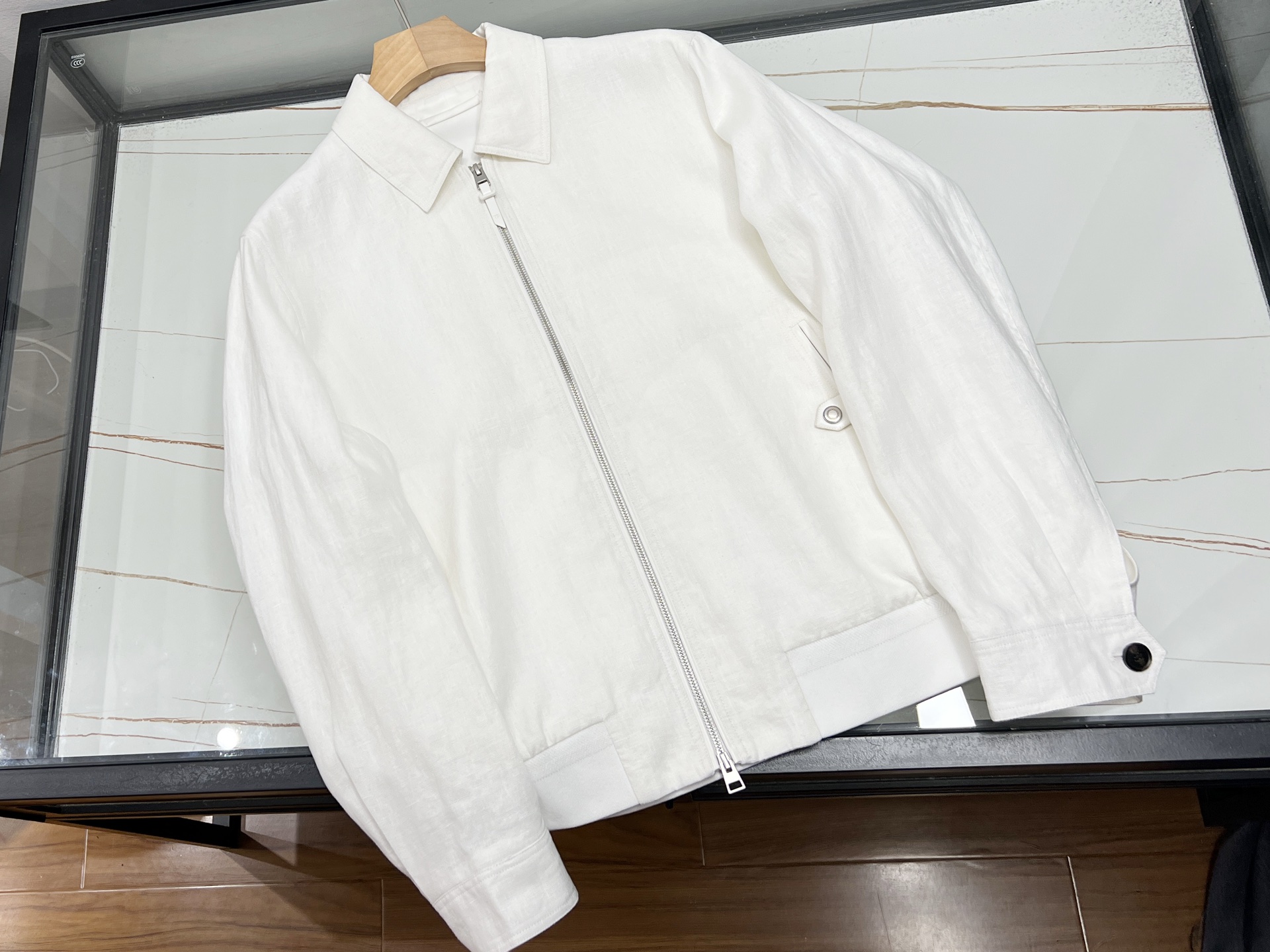 NO:722856,-26SSTF-TF linen lapel jacket, based on natural linen, combines exquisite craftsmanship and practical design, becoming the choice for spring and summer light and mature style. Fabric and lining The outer fabric is made of linen. The natural fiber gives it light breathability, moisture absorption and perspiration properties, which is suitable for hot spring and summer environments. The lining is made of 55 polyester fiber + 45 viscose as the main material, with polyester fiber sleeve lining, taking into account the smoothness of wearing and freedom of movement, and the overall lightness and burdenlessness.  Design details: The lapel is neatly cut, suitable for various wearing scenarios; the placket and pocket selvage are all designed with smooth-color leather, and the pocket leather tabs and back collar leather are supplemented by hand-oiled edges, showing ingenuity in the details; the metal double-open zipper enhances practicality and blends with the overall style. The hem is designed with knitted threads to fit the body shape and enhance the windproof effect; the right-angled cuffs are adjusted with slit horn buttons to ensure freedom of movement and add a retro texture.  Wear it with a shirt and trousers for daily commuting to create a light business style; for casual occasions, pair it with a T-shirt and jeans to exude a relaxed atmosphere. It is a core item in the spring and summer wardrobe that combines comfort and taste. Available in stock, two colors 48-56, men's wear, tom ford, jackets & coats, shirts, tees, t-shirt,19860909-26SSTF-TF亚麻翻领夹克,以天然亚麻为基底,融合精致工艺与实用设计,成为春夏轻熟风格的质感之选. 面料与里料外层面料选用亚麻,天然纤维赋予轻盈透气、吸湿排汗的特性,适配春夏温热环境；里料采用55聚酯纤维+45粘胶的主体材质,搭配聚酯纤维袖里,兼顾穿着顺滑度与活动自由度,整体轻盈无负担. 设计细节翻领剪裁利落大气,适配多元穿搭场景；门襟、口袋织边均采用顺色皮革设计,口袋皮袢、后领拼皮辅以手工油边,细节处彰显匠心；金属双开拉链提升实用性,与整体风格相融.下摆采用针织螺纹设计,贴合身形且强化防风效果；直角袖口搭配开叉牛角扣调节,既保障活动自由度,又添复古质感. 穿着场景日常通勤搭配衬衫西裤,可塑造轻商务格调；休闲场合配搭T恤牛仔,流露松弛氛围,是春夏衣橱中兼具舒适与品味的核心单品. 现货发售二色48-56,男装,tom ford,jackets & coats,shirts,tees，t-shirt,,Women's clothing