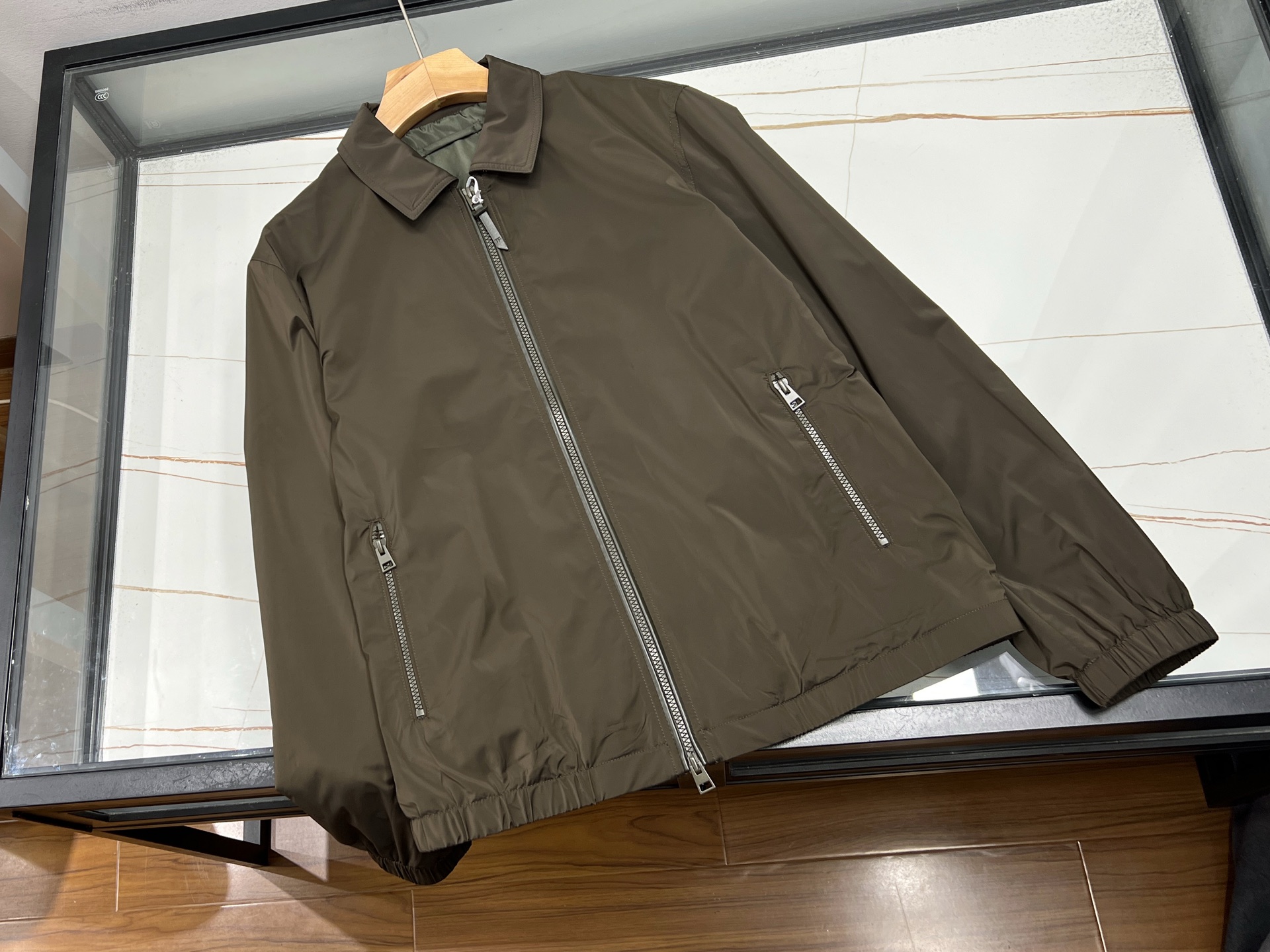 NO:722836,-26SS————TF lapel classic jacket, with excellent materials and fine craftsmanship, has become a masterpiece that combines style and practicality. The Salona T400 fabric it uses is delicate and soft to the touch, and combined with exquisite tailoring, it gives the clothes a good drape and stiffness. The specially designed elastic cuffs and hem fit the body shape without restraint. It can effectively prevent wind, and can flexibly expand and contract with the movement, taking into account the neat shape and freedom of movement.  The placket is spliced with textured leather, with a double-open zipper design. The upper and lower opening and closing can be adjusted at will, and the ingenuity is reflected in the details. The lapels are neatly cut and can be turned up or down, adapting to a variety of scenes; the classic TF leather pull tabs are embellished, revealing the brand recognition in a low-key manner. Whether it is daily commuting or light outdoor occasions, this jacket can handle it calmly. The comfortable experience brought by high-quality fabrics, combined with the thoughtful details of elastic design, achieve a perfect balance between practicality and aesthetics, making it an indispensable and versatile item in the wardrobe.  Available now for sale in two colors 48-56, men's clothing, tom ford, jackets & coats,19860909-26SS———TF翻领经典夹克,以卓越材质与精细工艺,成为兼具格调与实用性的佳作. 其采用的索罗娜T400面料,触感细腻柔软,配合精湛剪裁,赋予衣物良好的垂坠感与挺括度.特别设计的松紧袖口与下摆,贴合身形却无束缚,既能有效防风,又能随动作灵活伸缩,兼顾利落造型与活动自由.  门襟处拼接质感皮革,搭配双开拉链设计,上下开合随心调节,细节中彰显匠心.翻领剪裁利落,可立可翻,适配多元场景；经典TF皮质拉袢点缀,于低调中流露品牌辨识度.  无论是日常通勤还是轻户外场合,这件夹克都能从容应对.优质面料带来的舒适体验,结合松紧设计的贴心细节,让实用与美学达成完美平衡,成为衣橱中不可或缺的百搭单品. 现货发售二色48-56,男装,tom ford,jackets & coats,,Women's clothing