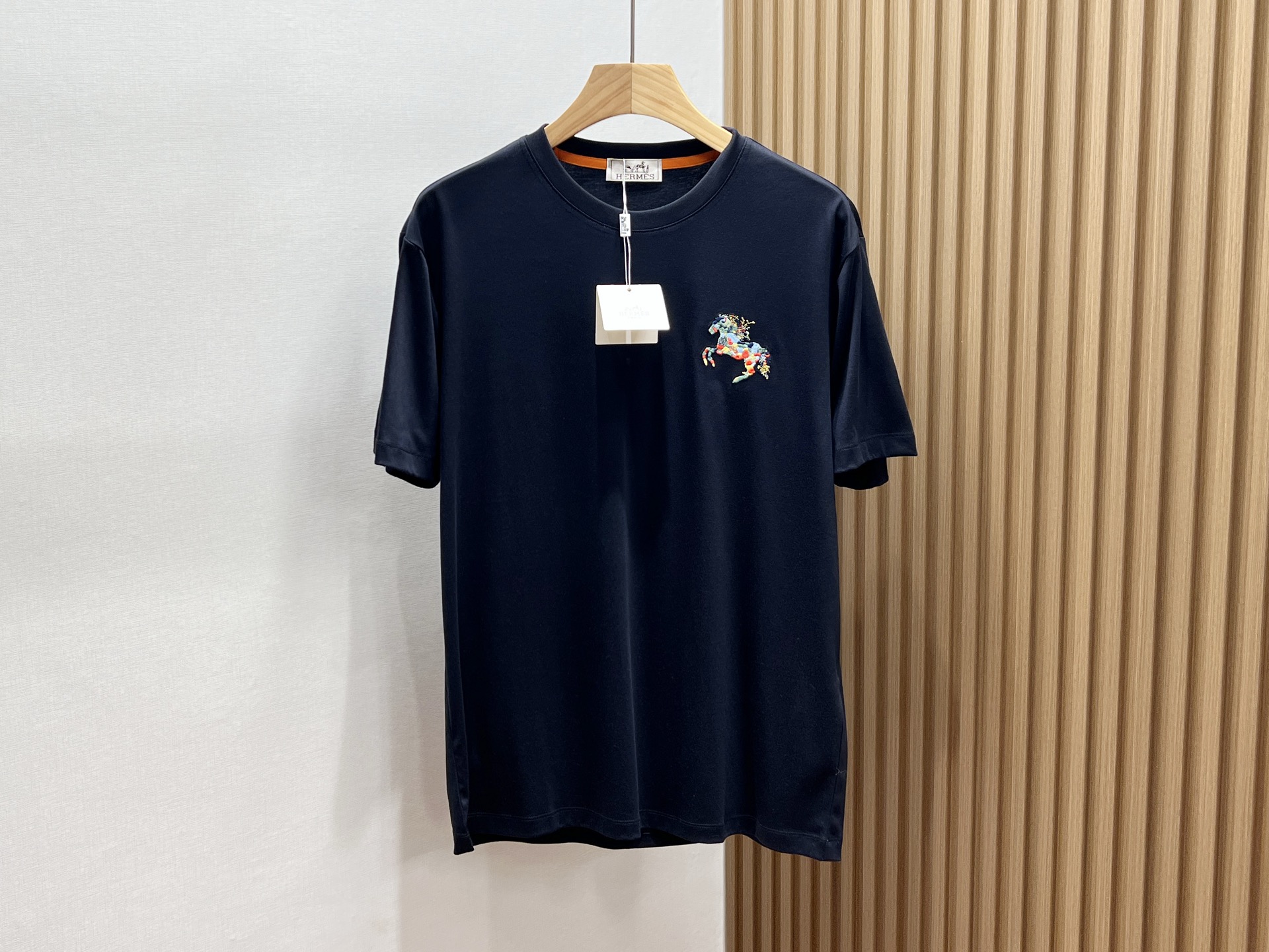 NO:722821,-26SS——Micro-lettered short-sleeves, a treasure in the fashion industry!  This fashionable short-sleeve with micro-stamp lettering is simply a great tool for dressing. The exquisite micro-stamps are embellished on it, which is unique and eye-catching, and instantly enhances the overall style. The letter elements are simple yet personal, playful or cool, and can easily show your attitude. The fabric is skin-friendly and breathable, so you can wear it in summer without any burden and keep you fresh at all times. Paired with jeans, it is casual and casual; with a short skirt, it is sweet and cute. Whether it is a daily outing, a friend gathering, or a walk on campus, it can make you the center of attention and easily create your own fashion style.  Three colors M-XXXL, Hermes-clothing, hermes, skirts, jeans, T-shirt, available for sale now.19860909-26SS———微章字母短袖,时尚界的宝藏单品！ 这件微章字母时尚短袖,简直是穿搭利器.精致微章点缀其上,独特又吸睛,瞬间提升整体格调.字母元素简约而不失个性,或俏皮或酷帅,轻松展现你的态度. 面料亲肤透气,夏日穿着毫无负担,时刻保持清爽.搭配牛仔裤,休闲随性；配短裙,甜美可爱.无论是日常出街、朋友聚会,还是校园漫步,它都能让你成为焦点,轻松打造出属于自己的时尚风格. 现货发售三色M-XXXL,爱马仕-服装,hermes,skirts,jeans,T-shirt,,Women's clothing