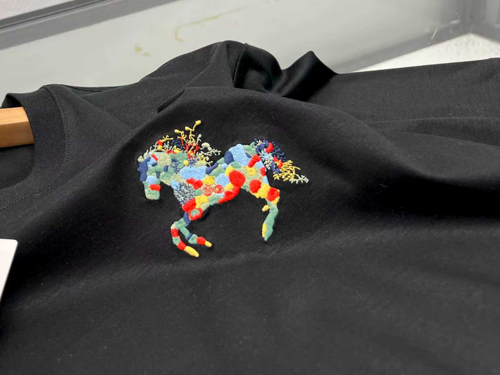 NO:722826,-26SS——Micro-lettered short-sleeves, a treasure in the fashion industry!  This fashionable short-sleeve with micro-stamp lettering is simply a great tool for dressing. The exquisite micro-stamps are embellished on it, which is unique and eye-catching, and instantly enhances the overall style. The letter elements are simple yet personal, playful or cool, and can easily show your attitude. The fabric is skin-friendly and breathable, so you can wear it in summer without any burden and keep you fresh at all times. Paired with jeans, it is casual and casual; with a short skirt, it is sweet and cute. Whether it is a daily outing, a friend gathering, or a walk on campus, it can make you the center of attention and easily create your own fashion style.  Ready for sale in two colors M-XXXL, Hermès-clothing, hermes, skirts, jeans, T-shirt,19860909-26SS———微章字母短袖,时尚界的宝藏单品！ 这件微章字母时尚短袖,简直是穿搭利器.精致微章点缀其上,独特又吸睛,瞬间提升整体格调.字母元素简约而不失个性,或俏皮或酷帅,轻松展现你的态度. 面料亲肤透气,夏日穿着毫无负担,时刻保持清爽.搭配牛仔裤,休闲随性；配短裙,甜美可爱.无论是日常出街、朋友聚会,还是校园漫步,它都能让你成为焦点,轻松打造出属于自己的时尚风格. 现货发售二色M-XXXL,爱马仕-服装,hermes,skirts,jeans,T-shirt,,Women's clothing