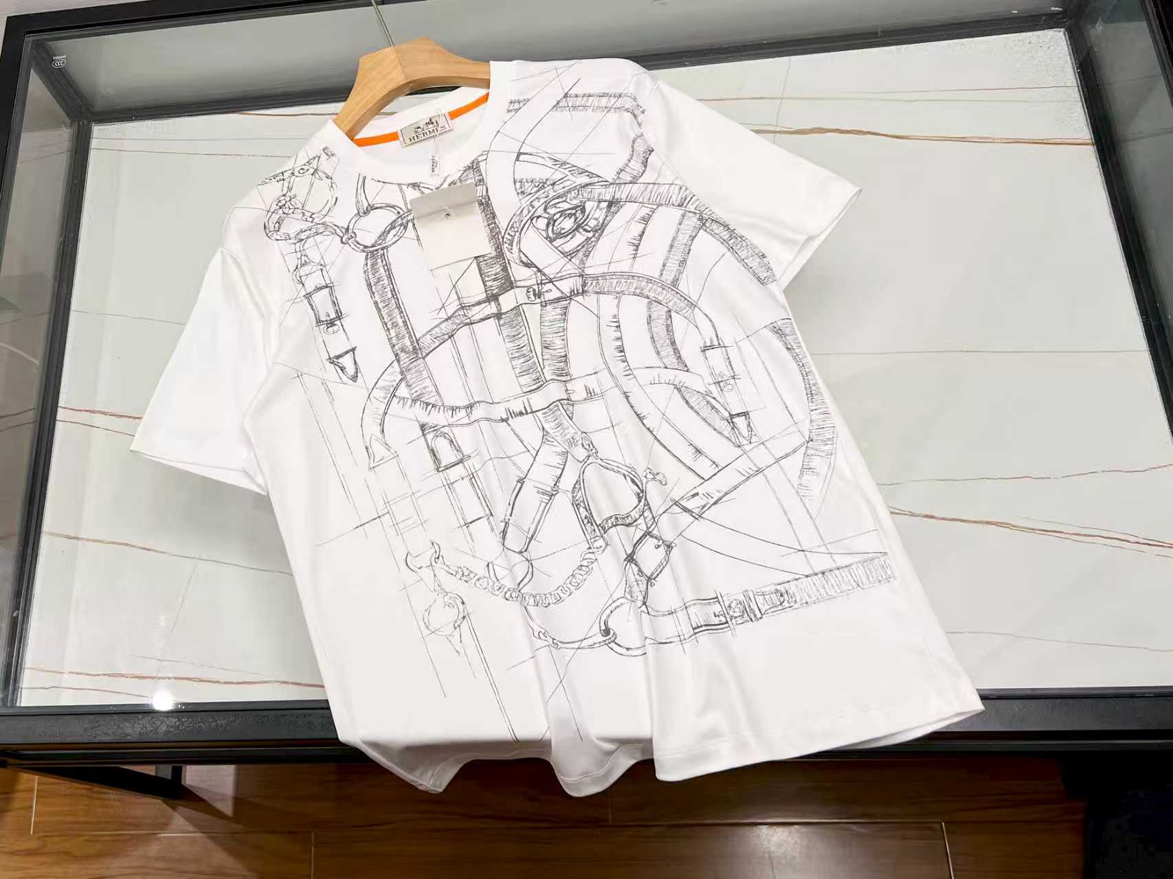 NO:722813,-26SS——Micro-lettered short-sleeves, a treasure in the fashion industry!  This fashionable short-sleeve with micro-stamp lettering is simply a great tool for dressing. The exquisite micro-stamps are embellished on it, which is unique and eye-catching, and instantly enhances the overall style. The letter elements are simple yet personal, playful or cool, and can easily show your attitude. The fabric is skin-friendly and breathable, so you can wear it in summer without any burden and keep you fresh at all times. Paired with jeans, it is casual and casual; with a short skirt, it is sweet and cute. Whether it is a daily outing, a friend gathering, or a walk on campus, it can make you the center of attention and easily create your own fashion style.  Ready for sale in two colors M-XXXL, Hermès-clothing, hermes, skirts, jeans, T-shirt,19860909-26SS———微章字母短袖,时尚界的宝藏单品！ 这件微章字母时尚短袖,简直是穿搭利器.精致微章点缀其上,独特又吸睛,瞬间提升整体格调.字母元素简约而不失个性,或俏皮或酷帅,轻松展现你的态度. 面料亲肤透气,夏日穿着毫无负担,时刻保持清爽.搭配牛仔裤,休闲随性；配短裙,甜美可爱.无论是日常出街、朋友聚会,还是校园漫步,它都能让你成为焦点,轻松打造出属于自己的时尚风格. 现货发售二色M-XXXL,爱马仕-服装,hermes,skirts,jeans,T-shirt,,Women's clothing