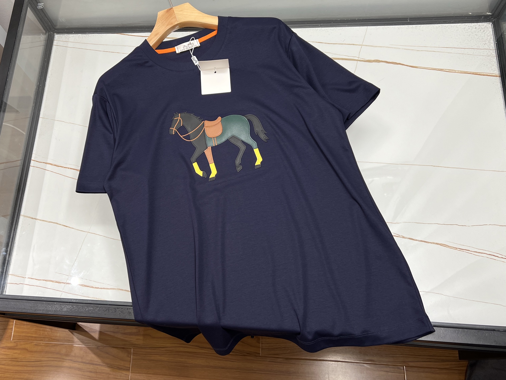 NO:723424,-26SS——Micro-lettered short-sleeves, a treasure in the fashion industry!  This fashionable short-sleeve with micro-stamp lettering is simply a great tool for dressing. The exquisite micro-stamps are embellished on it, which is unique and eye-catching, and instantly enhances the overall style. The letter elements are simple yet personal, playful or cool, and can easily show your attitude. The fabric is skin-friendly and breathable, so you can wear it in summer without any burden and keep you fresh at all times. Paired with jeans, it is casual and casual; with a short skirt, it is sweet and cute. Whether it is a daily outing, a friend gathering, or a walk on campus, it can make you the center of attention and easily create your own fashion style.  Three colors M-XXXL, Hermes-clothing, hermes, skirts, jeans, T-shirt, available for sale now.19860909-26SS———微章字母短袖,时尚界的宝藏单品！ 这件微章字母时尚短袖,简直是穿搭利器.精致微章点缀其上,独特又吸睛,瞬间提升整体格调.字母元素简约而不失个性,或俏皮或酷帅,轻松展现你的态度. 面料亲肤透气,夏日穿着毫无负担,时刻保持清爽.搭配牛仔裤,休闲随性；配短裙,甜美可爱.无论是日常出街、朋友聚会,还是校园漫步,它都能让你成为焦点,轻松打造出属于自己的时尚风格. 现货发售三色M-XXXL,爱马仕-服装,hermes,skirts,jeans,T-shirt,,Women's clothing