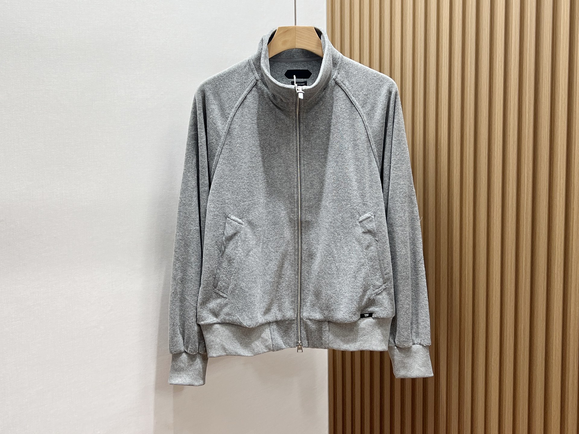 NO:742824,-26SS——TF suede fashionable spring casual suit top, unlocking the lazy atmosphere of spring. When the spring breeze blows, this suede fashionable spring casual suit top is undoubtedly a treasure item in the wardrobe. It is made of high-quality suede material and feels soft and skin-friendly. When worn next to the body, it feels like being embraced by clouds, which is warm and comfortable.  The classic silhouette design is simple yet fashionable, and is highly tolerant to all body types. The dropped shoulder sleeves cleverly modify the shoulder lines, adding a bit of casual laziness. The body lines are smooth and natural, and you can easily create different styles of spring looks whether paired with bottoms of the same series or worn alone with jeans. In terms of color, the soft tones complement spring, low-key yet stylish. Wear it, stroll on the streets in spring, showing leisure and ease, and easily become the fashion focus of the crowd.  Ready for sale gray/white 48-56, men's clothing, tom ford, jeans,19860909-26SS———TF绒面时尚春季休闲套装上衣,解锁春日慵懒氛围感 当春风轻拂,这款绒面时尚春季休闲套装上衣,无疑是衣橱里的宝藏单品.它选用优质绒面材质,触感柔软亲肤,贴身穿着仿佛被云朵轻拥,温暖又惬意. 经典的版型设计,简约而不失时尚感,对各种身材都有着极高的包容度.落肩袖巧妙修饰肩部线条,增添几分随性慵懒.衣身线条流畅自然,无论是搭配同系列下装,还是单穿搭配牛仔裤,都能轻松打造出不同风格的春日造型. 在色彩上,柔和的色调与春天相得益彰,低调又不失格调.穿上它,漫步在春日街头,尽显休闲自在,轻松成为人群中的时尚焦点. 现货发售灰色/白色48-56,男装,tom ford,jeans,,Women's clothing