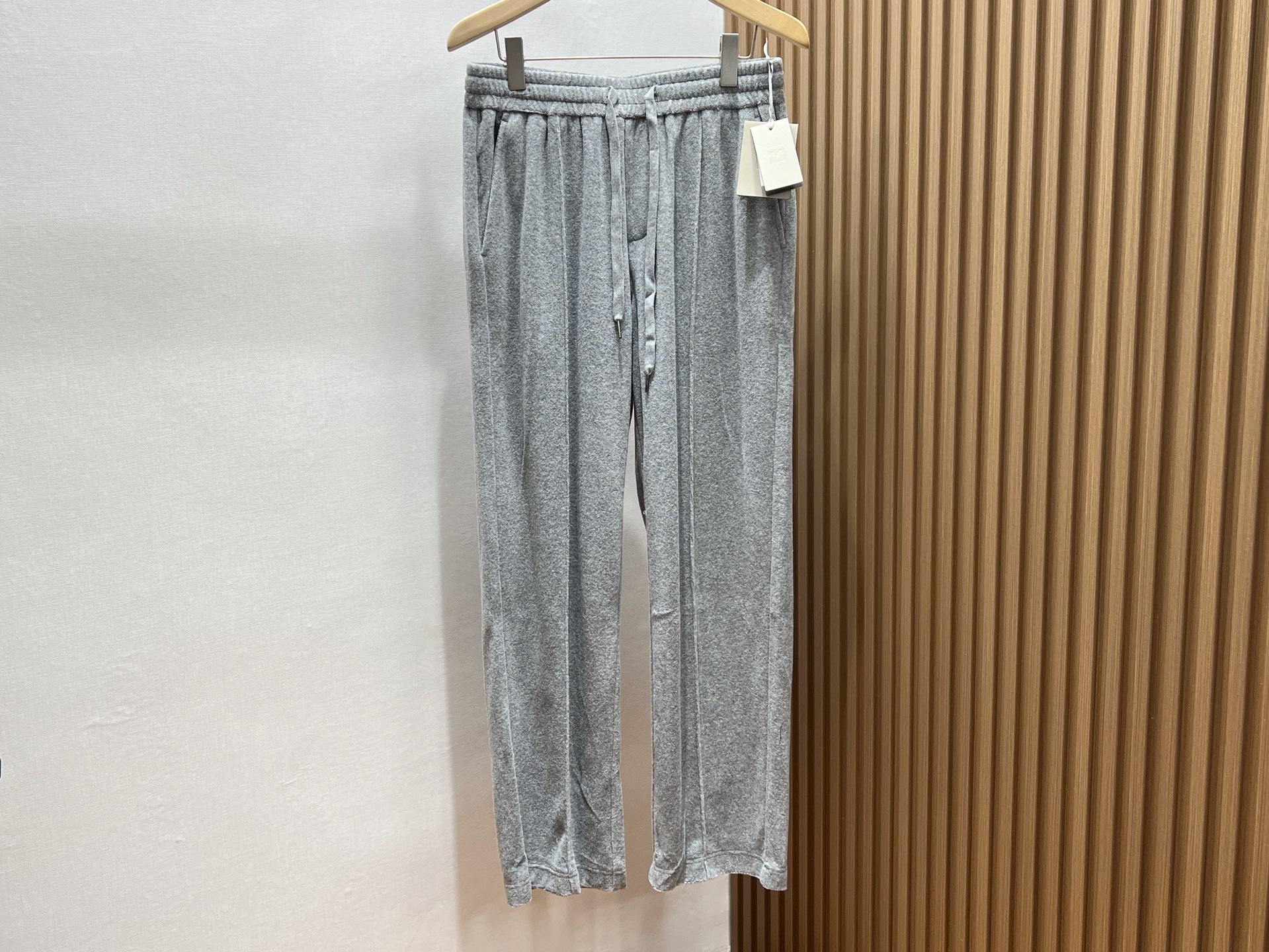 NO:742827,-26SS——TF suede fashionable spring casual pants, unlocking the new spring style. When the spring breeze blows, it is time to put on these suede fashionable spring casual pants and embrace the pleasant spring!  It is made of fine suede material, which feels soft and skin-friendly. When worn close to the body, it feels like being wrapped in soft clouds, and the comfort is directly felt. The shape design is unique, loose but not bulky, and cleverly modifies the leg lines. Whether it is an X-shaped leg or an O-shaped leg, it can be easily controlled, creating a straight and slender visual effect. It is a versatile artifact when paired with a simple sweater, full of youthful vitality; paired with a knitted cardigan, it shows a gentle temperament.  For spring travel and daily commuting, it is comfortable and fashionable to accompany you, allowing you to easily stand out from the crowd and become a beautiful scenery on the streets in spring. Available now in white/grey 48-56, men's clothing, tom ford, hoodie, sweatshirts,19860909-26SS——TF绒面时尚春季休闲裤,解锁春日新风尚 当春风轻拂,是时候换上这条绒面时尚春季休闲裤,拥抱惬意春日！它采用细腻绒面材质,触感柔软亲肤,贴身穿着仿若被轻柔云朵包裹,舒适感直接拉满. 版型设计独具匠心,宽松却不臃肿,巧妙修饰腿部线条,无论是X型腿还是O型腿,都能轻松驾驭,打造笔直修长的视觉效果.搭配上更是百搭神器,上搭简约卫衣,青春活力满满；配上一件针织开衫,尽显温柔气质. 春季出游、日常通勤,有它相伴,自在又时尚,让你在人群中轻松脱颖而出,成为春日街头一道亮丽的风景线. 现货发售白色/灰色48-56,男装,tom ford,hoodie,sweatshirts,,Women's clothing