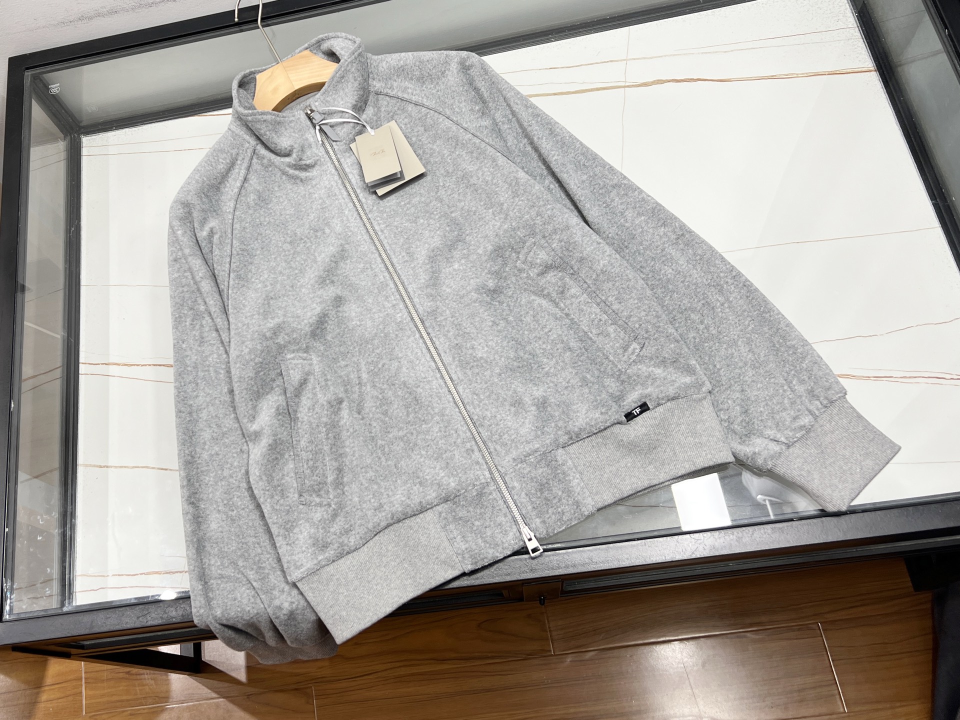 NO:742832,-26SS——TF suede fashionable spring casual suit top, unlocking the lazy atmosphere of spring. When the spring breeze blows, this suede fashionable spring casual suit top is undoubtedly a treasure item in the wardrobe. It is made of high-quality suede material and feels soft and skin-friendly. When worn next to the body, it feels like being embraced by clouds, which is warm and comfortable.  The classic silhouette design is simple yet fashionable, and is highly tolerant to all body types. The dropped shoulder sleeves cleverly modify the shoulder lines, adding a bit of casual laziness. The body lines are smooth and natural, and you can easily create different styles of spring looks whether paired with bottoms of the same series or worn alone with jeans. In terms of color, the soft tones complement spring, low-key yet stylish. Wear it, stroll on the streets in spring, showing leisure and ease, and easily become the fashion focus of the crowd.  Ready for sale gray/white 48-56, men's clothing, tom ford, jeans,19860909-26SS———TF绒面时尚春季休闲套装上衣,解锁春日慵懒氛围感 当春风轻拂,这款绒面时尚春季休闲套装上衣,无疑是衣橱里的宝藏单品.它选用优质绒面材质,触感柔软亲肤,贴身穿着仿佛被云朵轻拥,温暖又惬意. 经典的版型设计,简约而不失时尚感,对各种身材都有着极高的包容度.落肩袖巧妙修饰肩部线条,增添几分随性慵懒.衣身线条流畅自然,无论是搭配同系列下装,还是单穿搭配牛仔裤,都能轻松打造出不同风格的春日造型. 在色彩上,柔和的色调与春天相得益彰,低调又不失格调.穿上它,漫步在春日街头,尽显休闲自在,轻松成为人群中的时尚焦点. 现货发售灰色/白色48-56,男装,tom ford,jeans,,Women's clothing