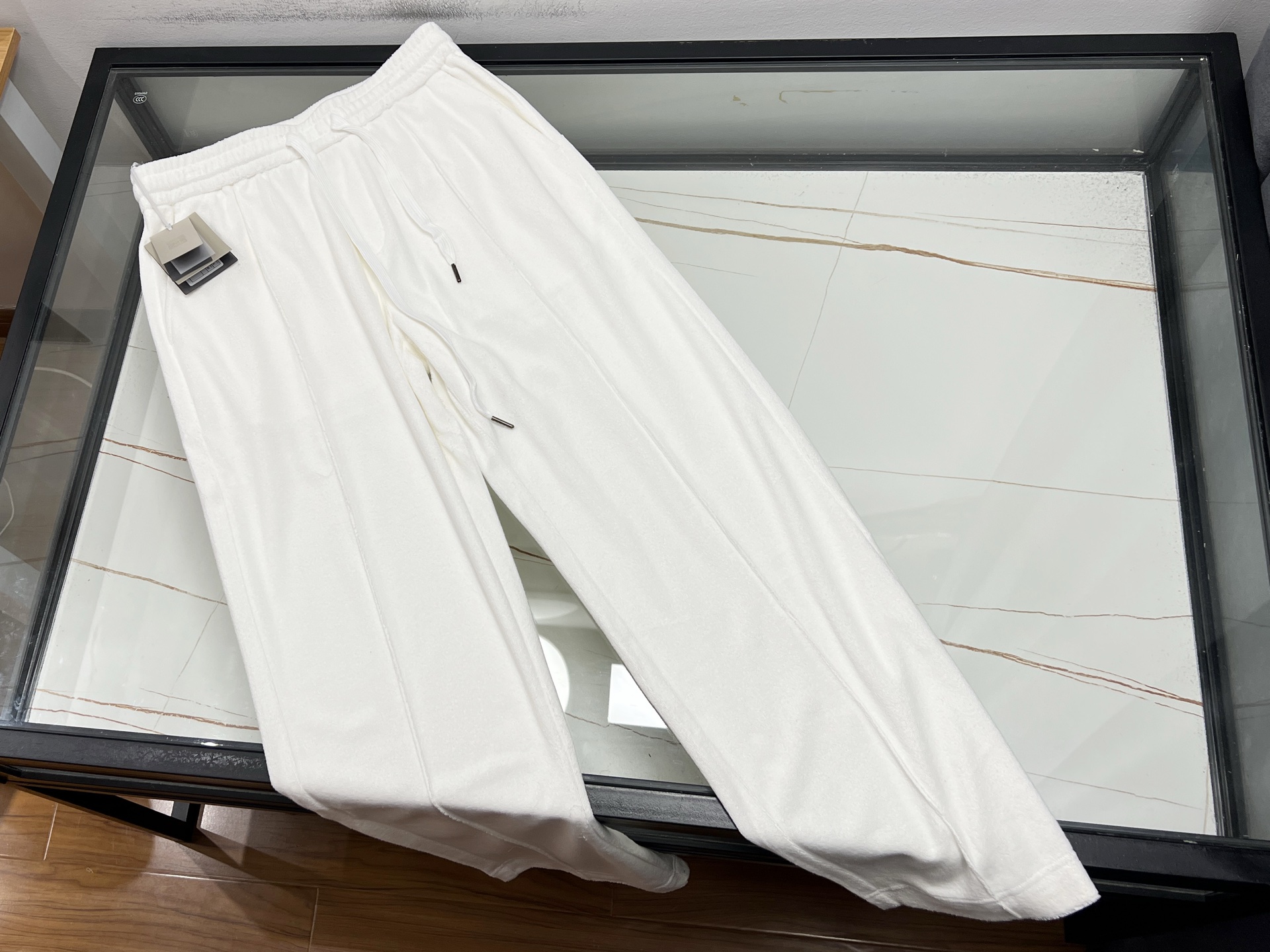 NO:742837,-26SS——TF suede fashionable spring casual pants, unlocking the new spring style. When the spring breeze blows, it is time to put on these suede fashionable spring casual pants and embrace the pleasant spring!  It is made of fine suede material, which feels soft and skin-friendly. When worn close to the body, it feels like being wrapped in soft clouds, and the comfort is directly felt. The shape design is unique, loose but not bulky, and cleverly modifies the leg lines. Whether it is an X-shaped leg or an O-shaped leg, it can be easily controlled, creating a straight and slender visual effect. It is a versatile artifact when paired with a simple sweater, full of youthful vitality; paired with a knitted cardigan, it shows a gentle temperament.  For spring travel and daily commuting, it is comfortable and fashionable to accompany you, allowing you to easily stand out from the crowd and become a beautiful scenery on the streets in spring. Available now in white/grey 48-56, men's clothing, tom ford, hoodie, sweatshirts,19860909-26SS——TF绒面时尚春季休闲裤,解锁春日新风尚 当春风轻拂,是时候换上这条绒面时尚春季休闲裤,拥抱惬意春日！它采用细腻绒面材质,触感柔软亲肤,贴身穿着仿若被轻柔云朵包裹,舒适感直接拉满. 版型设计独具匠心,宽松却不臃肿,巧妙修饰腿部线条,无论是X型腿还是O型腿,都能轻松驾驭,打造笔直修长的视觉效果.搭配上更是百搭神器,上搭简约卫衣,青春活力满满；配上一件针织开衫,尽显温柔气质. 春季出游、日常通勤,有它相伴,自在又时尚,让你在人群中轻松脱颖而出,成为春日街头一道亮丽的风景线. 现货发售白色/灰色48-56,男装,tom ford,hoodie,sweatshirts,,Women's clothing