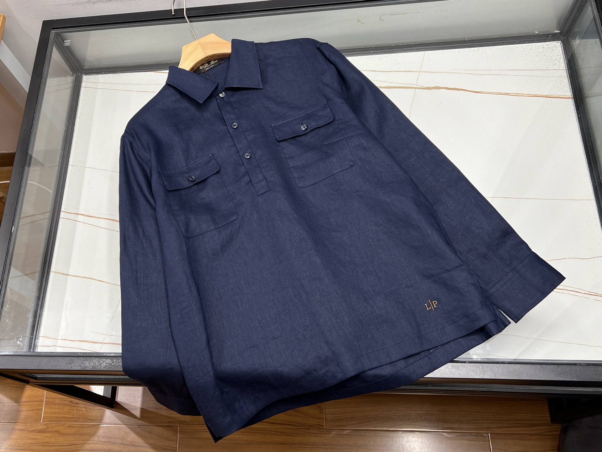 NO:742822,-26SS——Summer must-have lettered casual linen shirt When the summer heat wave hits, a refreshing and comfortable linen shirt is definitely a treasure in the wardrobe. This shirt is made of high-quality linen material, which is soft to the touch and skin-friendly, and has excellent breathability. Even under the scorching sun, it allows the skin to breathe freely, saying goodbye to stuffiness and stickiness.  The overall design of the shirt is simple yet fashionable, and the classic lettering elements are cleverly embellished, adding a bit of personality and vitality to the casual style. The loose fit is not flattering on the figure, and it can be easily controlled whether it is worn with shorts to show a casual and comfortable atmosphere, or with trousers to create a lazy atmosphere. Whether walking on the beach or walking through the city streets, this casual hemp shirt with letters can keep you fresh and fashionable in the summer, becoming a unique scenery among the crowd.  Ready for delivery, two colors 48-56, men's clothing, shorts, shirts,19860909-26SS——夏日必备字母休闲面麻衬衫 当夏日热浪来袭,一件清爽舒适的面麻衬衫绝对是衣橱里的宝藏单品.这款衬衫精选优质面麻材质,触感柔软亲肤,透气性绝佳,即便在炎炎烈日下,也能让肌肤自由呼吸,告别闷热黏腻. 衬衫整体设计简约又不失时尚感,经典的字母元素巧妙点缀,为休闲风格增添了几分个性与活力.宽松的版型不挑身材,无论是搭配短裤展现随性自在,还是配上长裤营造慵懒氛围,都能轻松驾驭. 无论是漫步在海边,还是穿梭于城市街头,这件字母休闲面麻衬衫都能让你在夏日里保持清爽与时尚,成为人群中一道独特的风景线. 现货发货二色48-56,男装,shorts,shirts,,Women's clothing