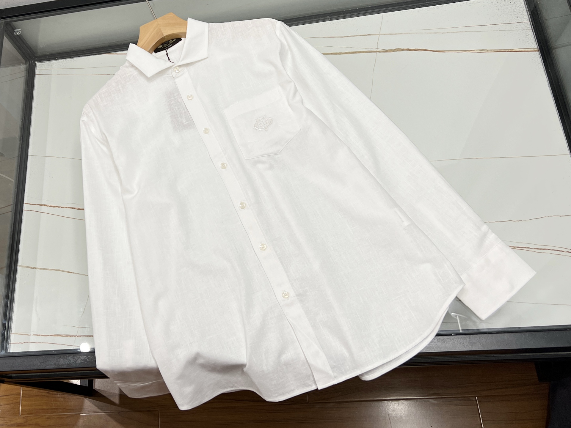 NO:742839,-26SS——Summer must-have lettered casual linen shirt When the summer heat wave hits, a refreshing and comfortable linen shirt is definitely a treasure in the wardrobe. This shirt is made of high-quality linen material, which is soft to the touch and skin-friendly, and has excellent breathability. Even under the scorching sun, it allows the skin to breathe freely, saying goodbye to stuffiness and stickiness.  The overall design of the shirt is simple yet fashionable, and the classic lettering elements are cleverly embellished, adding a bit of personality and vitality to the casual style. The loose fit is not flattering on the figure, and it can be easily controlled whether it is worn with shorts to show a casual and comfortable atmosphere, or with trousers to create a lazy atmosphere. Whether walking on the beach or walking through the city streets, this casual hemp shirt with letters can keep you fresh and fashionable in the summer, becoming a unique scenery among the crowd.  Ready for delivery, two colors 48-56, men's clothing, shorts, shirts,19860909-26SS——夏日必备字母休闲面麻衬衫 当夏日热浪来袭,一件清爽舒适的面麻衬衫绝对是衣橱里的宝藏单品.这款衬衫精选优质面麻材质,触感柔软亲肤,透气性绝佳,即便在炎炎烈日下,也能让肌肤自由呼吸,告别闷热黏腻. 衬衫整体设计简约又不失时尚感,经典的字母元素巧妙点缀,为休闲风格增添了几分个性与活力.宽松的版型不挑身材,无论是搭配短裤展现随性自在,还是配上长裤营造慵懒氛围,都能轻松驾驭. 无论是漫步在海边,还是穿梭于城市街头,这件字母休闲面麻衬衫都能让你在夏日里保持清爽与时尚,成为人群中一道独特的风景线. 现货发货二色48-56,男装,shorts,shirts,,Women's clothing