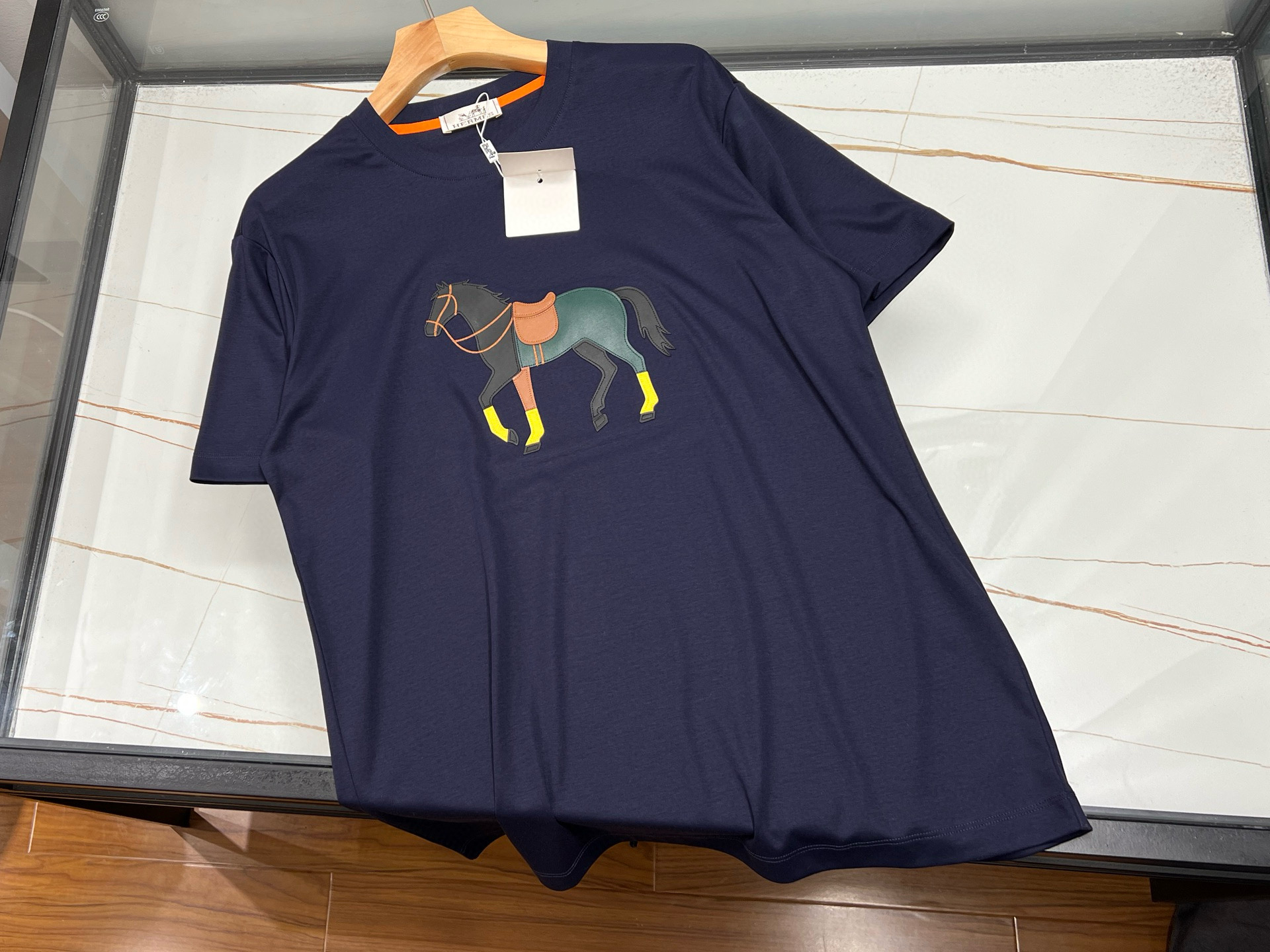 NO:742818,-26SS——Micro-lettered short-sleeves, a treasure in the fashion industry!  This fashionable short-sleeve with micro-stamp lettering is simply a great tool for dressing. The exquisite micro-stamps are embellished on it, which is unique and eye-catching, and instantly enhances the overall style. The letter elements are simple yet personal, playful or cool, and can easily show your attitude. The fabric is skin-friendly and breathable, so you can wear it in summer without any burden and keep you fresh at all times. Paired with jeans, it is casual and casual; with a short skirt, it is sweet and cute. Whether it is a daily outing, a friend gathering, or a walk on campus, it can make you the center of attention and easily create your own fashion style.  Three colors M-XXXL, Hermes-clothing, hermes, skirts, jeans, T-shirt, available for sale now.19860909-26SS———微章字母短袖,时尚界的宝藏单品！ 这件微章字母时尚短袖,简直是穿搭利器.精致微章点缀其上,独特又吸睛,瞬间提升整体格调.字母元素简约而不失个性,或俏皮或酷帅,轻松展现你的态度. 面料亲肤透气,夏日穿着毫无负担,时刻保持清爽.搭配牛仔裤,休闲随性；配短裙,甜美可爱.无论是日常出街、朋友聚会,还是校园漫步,它都能让你成为焦点,轻松打造出属于自己的时尚风格. 现货发售三色M-XXXL,爱马仕-服装,hermes,skirts,jeans,T-shirt,,Women's clothing