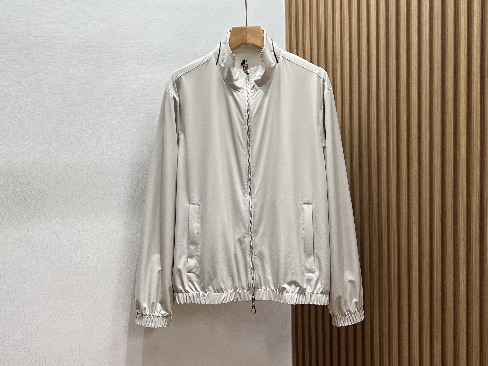 NO:755401,p-26SS————Montecore LANA VERGINE is the spring masterpiece of Italian Montecore, which perfectly interprets the brand's core concept of integrating Italian classical aesthetics and modern street elements. This double-sided lightweight jacket is made of Japan's Teijin high-end down fabric and German technical fabrics. It weighs only about 200g but has excellent wind resistance and warmth. The detachable hood design and three-dimensional tailoring are both functional and high-end.  What makes it unique is its practical, reversible design with matte LANA on one side.  VERGINE is made of pure wool, showing a creamy white high-end texture; the other side is made of the brand's iconic lightweight nylon material, available in two seasonal limited colors: haze blue/light gray. The stand-up collar design can modify the neck line, the lining is made of breathable mesh, and the underarms are equipped with invisible  Breathable holes ensure wearing comfort when the temperature changes in spring. The placket adopts a hidden magnetic buckle and zipper dual fixation system, and the drawstring at the hem can be freely adjusted for tightness. Whether it is paired with a turtleneck sweater to create an urban elite feel, or layered with sweatshirts to create a high-street style, it can be easily controlled.  As the flagship item of Montecore's 2026 spring series, this jacket continues founder Fabio Perroni's pursuit of 'experimental ready-to-wear'. The special 3D tailoring technology on the shoulders makes the silhouette crisp but not bloated, and the hidden expansion pleat design on the back gives room for movement. This style is currently available on the brand's official website and selected Italian buyer stores. It is recommended to match it with the same series of diamond knitted inner layer and bootcut trousers to fully present the modern Italian style.  Available now in three colors 48-54, men's clothing, hoodie, sweatshirts, jackets & coats, sweaters, down jacket, hats,19860909p-26SS————Montecore LANA VERGINE是意大利Montecore的春季力作,完美诠释了品牌融合意式古典美学与现代街头元素的核心理念.这款双面轻薄外套采用日本帝人牌高端羽绒面料与德国技术面料复合制成,重量仅200g左右却具备出色的抗风保暖性能,可拆卸风帽设计和立体剪裁兼顾功能性与高级感. 其独特之处在于双面可穿的实用设计一面采用哑光处理的LANA VERGINE纯羊毛材质,呈现奶油白的高级质感；另一面选用品牌标志性的轻量化尼龙材质,有雾霾蓝/浅灰两种季节限定色可选.立领设计能修饰颈部线条,内衬采用透气网眼布,腋下配有隐形透气孔,确保春季温差变化时的穿着舒适度.门襟采用隐藏式磁吸扣与拉链双重固定系统,下摆抽绳可自由调节松紧,无论是搭配高领毛衣营造都市精英感,还是叠穿卫衣打造高街风格都能轻松驾驭. 作为Montecore 2026春季系列的主打单品,这件外套延续了创始人法比奥·佩罗尼对'实验性高级成衣'的追求,肩部特殊的3D剪裁技术让廓形挺括却不显臃肿,后背隐藏的伸缩褶设计赋予活动余量.目前该款式已在品牌官网和意大利精选买手店上新,建议搭配同系列菱格纹针织内搭与微喇西裤,完整呈现意式摩登风格. 现货发售三色48-54,男装,hoodie,sweatshirts,jackets & coats,sweaters,down jacket,hats,,Women's clothing