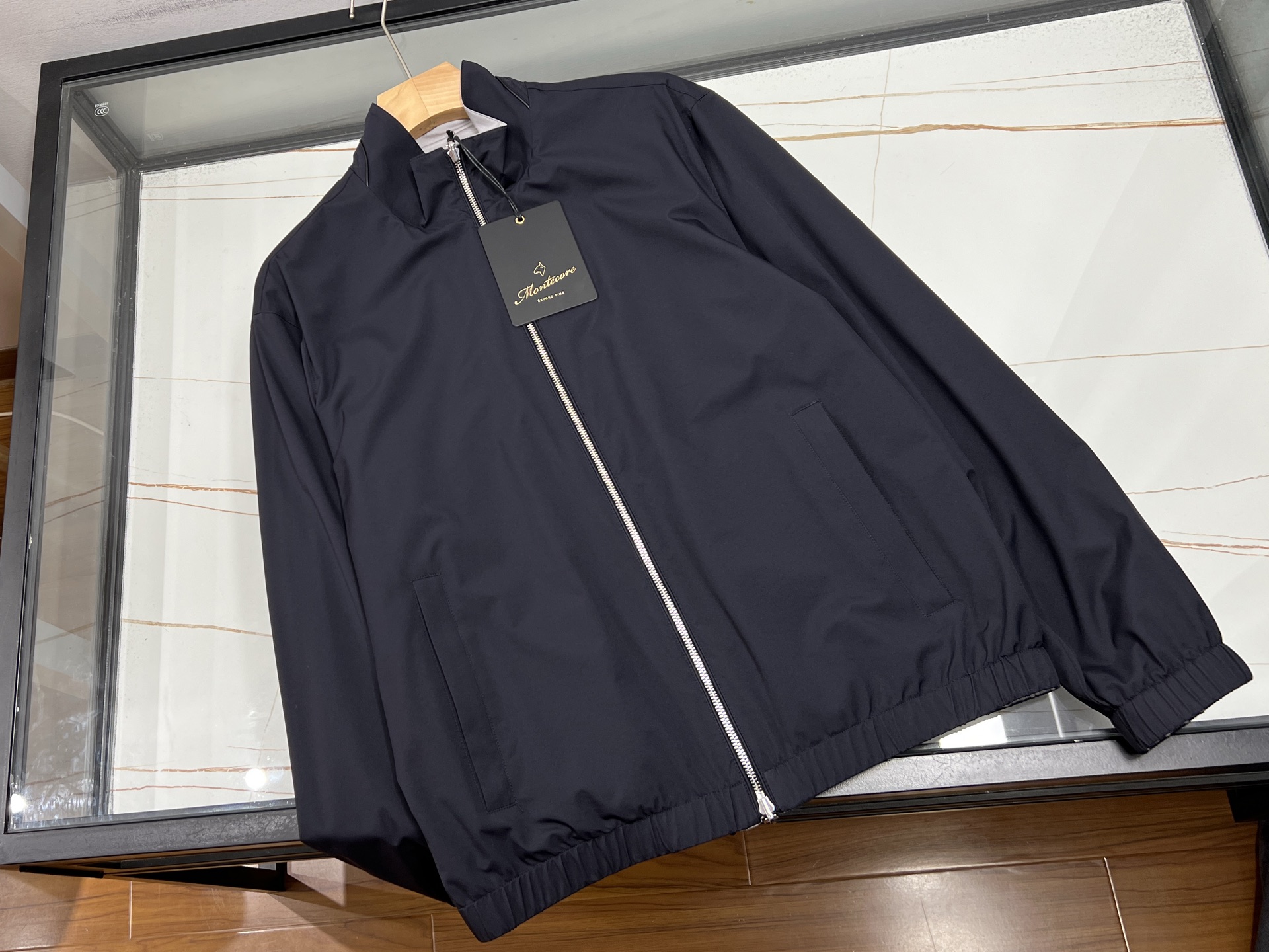 NO:755405,p-26SS————Montecore LANA VERGINE is the spring masterpiece of Italian Montecore, which perfectly interprets the brand's core concept of integrating Italian classical aesthetics and modern street elements. This double-sided lightweight jacket is made of Japan's Teijin high-end down fabric and German technical fabrics. It weighs only about 200g but has excellent wind resistance and warmth. The detachable hood design and three-dimensional tailoring are both functional and high-end.  What makes it unique is its practical, reversible design with matte LANA on one side.  VERGINE is made of pure wool, showing a creamy white high-end texture; the other side is made of the brand's iconic lightweight nylon material, available in two seasonal limited colors: haze blue/light gray. The stand-up collar design can modify the neck line, the lining is made of breathable mesh, and the underarms are equipped with invisible  Breathable holes ensure wearing comfort when the temperature changes in spring. The placket adopts a hidden magnetic buckle and zipper dual fixation system, and the drawstring at the hem can be freely adjusted for tightness. Whether it is paired with a turtleneck sweater to create an urban elite feel, or layered with sweatshirts to create a high-street style, it can be easily controlled.  As the flagship item of Montecore's 2026 spring series, this jacket continues founder Fabio Perroni's pursuit of 'experimental ready-to-wear'. The special 3D tailoring technology on the shoulders makes the silhouette crisp but not bloated, and the hidden expansion pleat design on the back gives room for movement. This style is currently available on the brand's official website and selected Italian buyer stores. It is recommended to match it with the same series of diamond knitted inner layer and bootcut trousers to fully present the modern Italian style.  Ready for sale, double-sided three-color 48-54, men's clothing, hoodie, sweatshirts, jackets & coats, sweaters, down jacket, hats,19860909p-26SS————Montecore LANA VERGINE是意大利Montecore的春季力作,完美诠释了品牌融合意式古典美学与现代街头元素的核心理念.这款双面轻薄外套采用日本帝人牌高端羽绒面料与德国技术面料复合制成,重量仅200g左右却具备出色的抗风保暖性能,可拆卸风帽设计和立体剪裁兼顾功能性与高级感. 其独特之处在于双面可穿的实用设计一面采用哑光处理的LANA VERGINE纯羊毛材质,呈现奶油白的高级质感；另一面选用品牌标志性的轻量化尼龙材质,有雾霾蓝/浅灰两种季节限定色可选.立领设计能修饰颈部线条,内衬采用透气网眼布,腋下配有隐形透气孔,确保春季温差变化时的穿着舒适度.门襟采用隐藏式磁吸扣与拉链双重固定系统,下摆抽绳可自由调节松紧,无论是搭配高领毛衣营造都市精英感,还是叠穿卫衣打造高街风格都能轻松驾驭. 作为Montecore 2026春季系列的主打单品,这件外套延续了创始人法比奥·佩罗尼对'实验性高级成衣'的追求,肩部特殊的3D剪裁技术让廓形挺括却不显臃肿,后背隐藏的伸缩褶设计赋予活动余量.目前该款式已在品牌官网和意大利精选买手店上新,建议搭配同系列菱格纹针织内搭与微喇西裤,完整呈现意式摩登风格. 现货发售双面三色48-54,男装,hoodie,sweatshirts,jackets & coats,sweaters,down jacket,hats,,Women's clothing