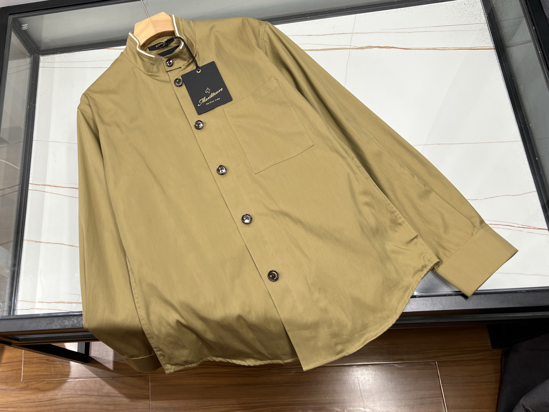 NO:755395,-26SS——Genuine Italian Montecore wool shirt jacket, interpreting the new trend of fashion and leisure with super soft and luxurious fabrics. The brand was founded in Marche, Italy in 2006. It is famous for its fusion of tailoring craftsmanship and sports style. Its wool products are mostly made of 120-count worsted wool or Cashmere and other top-grade materials, the fabric feels as delicate as velvet, has a natural and transparent luster, and is both warm and breathable. The design breaks through the traditional formal suit framework, using slim tailoring with casual elements such as stand-up collars and dropped shoulders, which not only retains the neatness of the shirt, but also incorporates the casual temperament of the jacket. Some styles even use 19860909-26SS———正品意大利Montecore羊毛衬衫外套,以超柔奢华面料诠释时尚休闲新风尚.品牌自2006年创立于意大利马尔凯,以裁缝工艺与运动风格融合著称,其羊毛制品多采用120支精纺羊毛或开司米等顶级材质,面料触感细腻如绒,光泽自然通透,兼具保暖性与透气性.设计上突破传统正装框架,以修身剪裁搭配立领、落肩等休闲元素,既保留衬衫的利落感,又融入夹克的随性气质.部分款式更采用LORO PIANA等奢侈品牌同源面料,结合弹性纤维技术,实现舒适度与型格的双重提升,成为意大利男装界备受瞩目的高端外套典范. 现货发售二色48-54,男装,loro piana,jackets & coats,jackets & coats,shirts,,Women's clothing