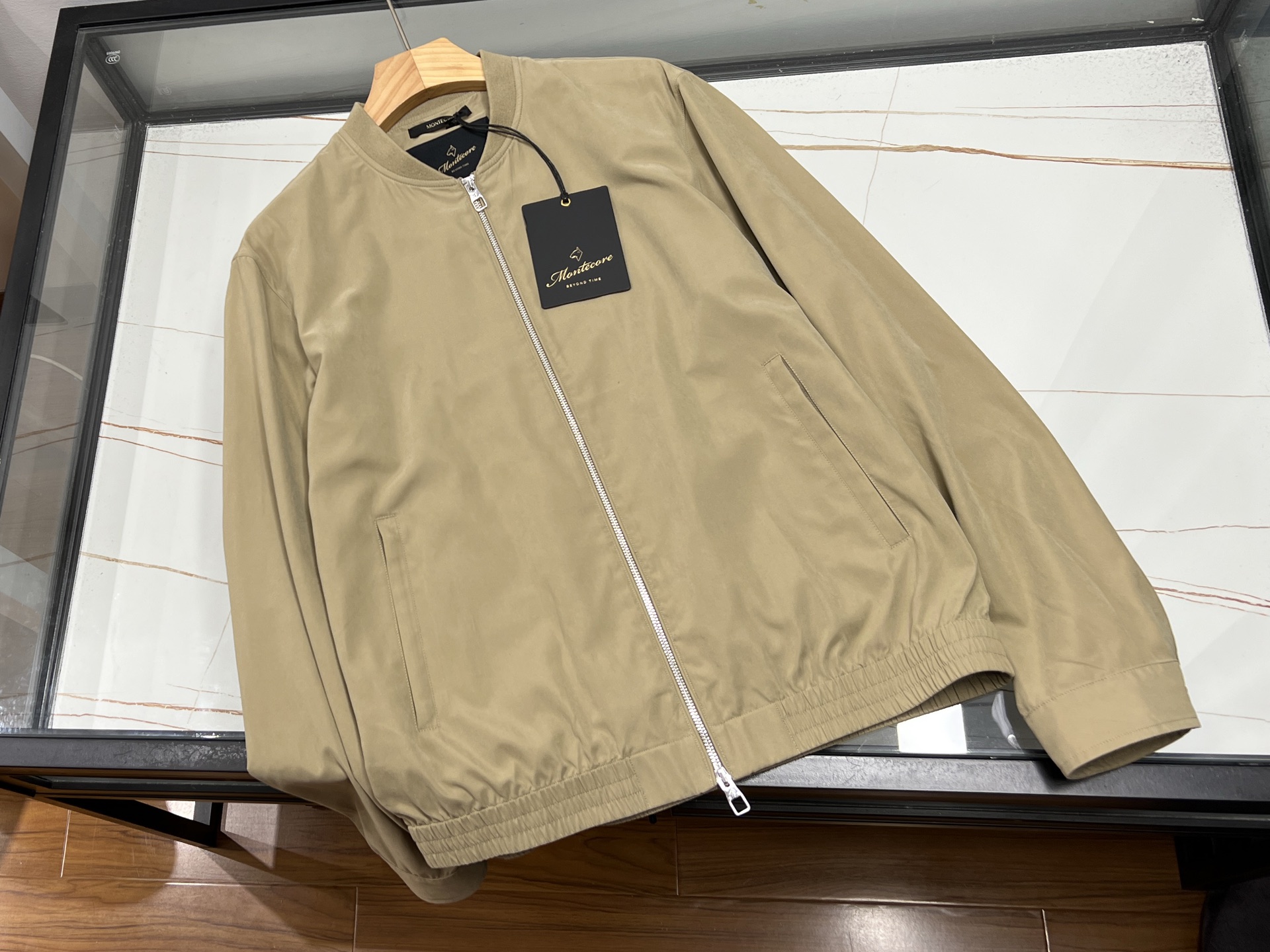 NO:755391,-26SS——The 2026 spring acetate super-soft luxury jacket launched by genuine Italian Montecore uses 87 acetate fiber and 13 polyester fiber blended fabric as the core to create a unique texture with a delicate metallic micro-gloss. The brand was founded in 2006 Founded in the Marche region, it is famous for its fusion of tailoring craftsmanship and sports style. This jacket continues the essence of the brand and adopts a stand-up collar and dropped shoulder design. It not only retains the crispness of business occasions, but also adapts to casual matching such as jeans through a slightly wide cut, realizing the practical value of 'one garment for multiple wear'. In terms of fabric properties, acetate fiber gives the clothes a natural drape and breathability, while polyester fiber enhances wear resistance. With the brand's iconic hidden stowable hood design, the style can be flexibly adjusted according to the weather or occasion. The Italian craftsmanship of rigorous zippers with snap double closure systems, patch pockets and flap pockets can be seen in the details, which not only improves practicality, but also highlights the sense of luxury through structural tailoring. Although the price of this jacket is three times higher than that of similar domestic products, thanks to LORO PIANA's homologous fabric supply chain and limited production strategy have made it the spring outfit choice for consumers who pursue quality and uniqueness. Available in stock, two colors 48-54, men's clothing, loro piana, jeans, jackets & coats, hats,19860909-26SS———正品意大利Montecore推出的2026春季醋酸超柔奢华夹克,以87醋酸纤维与13聚酯纤维混纺面料为核心,打造出细腻金属微光泽的独特质感.该品牌自2006年创立于马尔凯地区,以裁缝工艺与运动风格融合著称,此款夹克延续品牌精髓,采用立领落肩版型设计,既保留商务场合的挺括感,又通过微阔剪裁适配牛仔裤等休闲搭配,实现“一衣多穿”的实用价值. 面料特性上,醋酸纤维赋予衣物天然垂坠感与透气性,聚酯纤维则强化耐磨性,配合品牌标志性的隐藏式可收纳风帽设计,可根据天气或场合灵活调整穿搭风格.细节处可见意大利工艺的严谨拉链配按扣双闭合系统、贴袋翻盖口袋等元素,既提升实用性,又通过结构感剪裁凸显高级感.该夹克定价虽高于国内同类产品3倍,但凭借LORO PIANA同源面料供应链及限量生产策略,成为追求品质与独特性的消费者的春日穿搭优选. 现货发售二色48-54,男装,loro piana,jeans,jackets & coats,hats,,Women's clothing