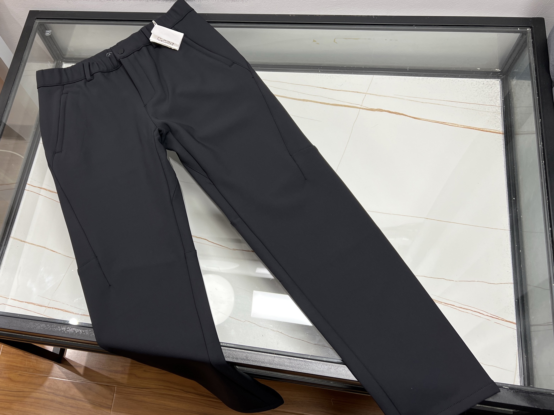 NO:742810,-26SS——Workwear trend, new concept of spring leisure] This spring workwear casual outer trousers is inspired by classic workwear elements and integrated with modern fashion tailoring to create a unique spring wear tool. The multi-pocket design is practical and personalized, and the crisp fabric is wear-resistant and wrinkle-resistant, making it easy to adapt to the needs of users.  For outdoor activities. The straight or slightly wide version can modify the leg shape to make you more free and easy. Paired with a simple T-shirt or shirt, it can show the charm of casual and uninhibited workwear. Whether it is a weekend trip or daily commuting, it is an indispensable fashion item in your wardrobe, making this spring more stylish because of you!  Ready for sale black 30-31-32-33-34-36-38, men's clothing, shirts, tees, t-shirt,19860909-26SS——工装风潮,春日休闲新主张】这款春季工装休闲外裤,以经典工装元素为灵感,融合现代时尚剪裁,打造出别具一格的春日穿搭利器.多口袋设计实用又个性,挺括面料耐磨抗皱,轻松应对户外活动.直筒或微阔版型,修饰腿型更显洒脱,搭配简约T恤或衬衫,都能展现随性不羁的工装魅力.无论是周末出游还是日常通勤,它都是你衣橱里不可或缺的时尚单品,让这个春天,因你而更加有型有范！ 现货发售黑色30-31-32-33-34-36-38,男装,shirts,tees，t-shirt,,Women's clothing