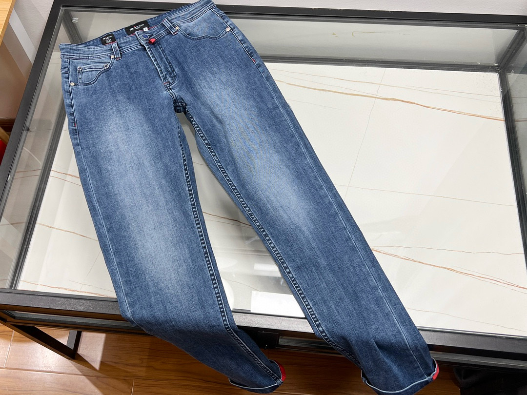 NO:776382,——26SSkit business autumn and winter denim stretch straight pants lead the new trend of business casual. The carefully crafted autumn and winter denim stretch straight pants have become the first choice for urban gentlemen with their unique charm. They are made of high-quality fabrics and blended with modern technology and elastic fiber to ensure comfortable and unrestricted wear. They can maintain an elegant shape even if they sit for a long time. The straight cut is classic yet fashionable and perfectly modifies the leg lines. Whether it is paired with business formal attire or casual shoes, it can be easily controlled and shows extraordinary temperament.  The specially designed autumn and winter styles not only retain the classic charm of denim, but also add a bit of warmth and texture. The delicate turning lines and every detail highlight the brand's insistence and pursuit of quality. Whether you are walking through busy urban streets or attending business meetings, these stretch straight-leg pants can make you confident, showing maturity, stability and extraordinary taste. Business autumn and winter denim stretch straight-leg pants are an indispensable and versatile choice in your wardrobe.  Ready for sale, primary color blue 31-32-33-34-36, men's clothing,19860909——26SSkit商务秋冬牛仔弹力直筒裤 引领商务休闲新风尚,精心打造的秋冬牛仔弹力直筒裤,以其独特的魅力成为都市绅士的优选单品.采用优质面料,融合现代科技弹力纤维,确保穿着舒适无束缚,即便长时间久坐亦能保持优雅形态.直筒剪裁,经典而不失时尚感,完美修饰腿部线条,无论是搭配商务正装还是休闲鞋履,都能轻松驾驭,展现非凡气质. 特别设计的秋冬款式,不仅保留了牛仔的经典韵味,更添几分温暖与质感.细腻的车工走线,每一处细节都彰显品牌对品质的坚持与追求.无论是穿梭于繁忙的都市街头,还是出席商务会议,这款弹力直筒裤都能让您自信满满,尽显成熟稳重与不凡品味.商务秋冬牛仔弹力直筒裤,是您衣橱中不可或缺的百搭之选. 现货发售原色蓝31-32-33-34-36,男装,,Women's clothing